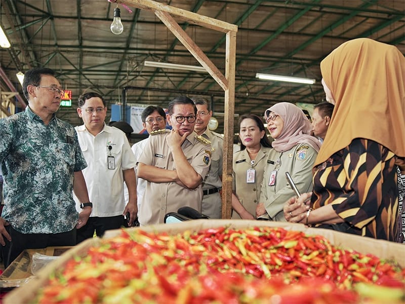 Pastikan Stok Pangan Aman Pramono Kunjungi Pasar Induk Kramat Jati Teropongistana.com Jakarta - Gubernur Dki Jakarta, Pramono Anung Melakukan Peninjauan Ke Pasar Induk Kramat Jati, Jakarta Timur, Untuk Memantau Harga Dan Pasokan Pangan Selama Ramadan Dan Menjelang Hari Besar Keagamaan Nasional (Hbkn) Idulfitri 1446 Hijriah. Kunjungan Ini Untuk Memastikan Ketersediaan Dan Stabilitas Harga Bahan Pokok Bagi Warga Jakarta. Dalam Tinjauannya, Pramono Berinteraksi Langsung Dengan Para Pedagang Untuk Mendapatkan Informasi Mengenai Kondisi Pasar Terkini. Ia Juga Meninjau Ketersediaan Berbagai Komoditas Pangan, Seperti Sayuran Dan Buah-Buahan. Usai Tinjauan, Ia Menyampaikan Stok Pangan Di Pasar Induk Kramat Jati Lebih Dari Cukup Untuk Memenuhi Kebutuhan Masyarakat Selama Bulan Puasa Dan Perayaan Idulfitri. &Quot;Pagi Ini, Saya Secara Khusus Datang Ke Pasar Induk Kramat Jati Yang Merupakan Pusat Rantai Pasok Pangan Utama Di Jakarta. Tadi Saya Sudah Keliling, Sudah Mengecek Beberapa Harga. Alhamdulillah Kalau Dilihat Dari Stok Relatif Tersedia,&Quot; Ujar Pramono, Senin (10/3). Meskipun Sempat Terjadi Sedikit Kekurangan Stok Pada Awal Maret 2025 Yang Menyebabkan Kenaikan Harga, Secara Keseluruhan Harga-Harga Bahan Pokok Saat Ini Stabil, Bahkan Beberapa Mengalami Penurunan. Namun, Pramono Mengakui Bahwa Harga Cabai Rawit Merah Masih Mengalami Kenaikan. Sedangkan Untuk Harga Daging Segar Mengalami Kenaikan Dan Daging Beku Masih Terpantau Stabil. &Quot;Kalau Lihat Secara Keseluruhan, Maka Dapat Disimpulkan Bahwa Yang Pertama Stok Di Pasar Kramat Jati Ini Lebih Dari Cukup Untuk Menghadapi Ramadan Dan Idulfitri,&Quot; Kata Pramono. Untuk Menjaga Stabilitas Harga Dan Pasokan Pangan, Pemerintah Provinsi (Pemprov) Dki Jakarta Mengirimkan 10 Truk Bahan Pangan Setiap Harinya Dalam Rangka Subsidi Pangan Di Sejumlah Wilayah Yang Mengalami Kekurangan Stok. Operasi Pasar (Op) Tersebut Rencananya Akan Dilakukan Di 296 Titik. Selain Itu, Pemprov Dki Jakarta Juga Melakukan Contract Farming Dan Kerja Sama Dengan Daerah Lain Untuk Mengatasi Kelangkaan Bahan Pangan, Termasuk Cabai. &Quot;Hari Ini, Setiap Hari Kita Memberangkatkan 10 Truk Untuk Melakukan Subsidi Di Daerah-Daerah Di Tempat-Tempat Yang Kemudian Misalnya Mengalami Kekurangan Stok,&Quot; Ucapnya. Pramono Juga Meminta Direktur Utama Perumda Pasar Jaya, Agus Himawan Agar Segera Mengatasi Jika Terjadi Kelangkaan Pasokan Pangan. Pramono Memastikan Pemprov Dki Jakarta Akan Terus Melakukan Monitoring Stok Dan Harga Pangan Di Jakarta. Direktur Utama Perumda Pasar Jaya, Agus Himawan Menyampaikan, Subsidi Pangan Dilakukan Dengan Menjual Bahan Pangan Di Bawah Harga Pasar Kepada Masyarakat. &Quot;Jadi Kita Menjual Kepada Masyarakat Tapi Dengan Harga Di Bawah Pasar,&Quot; Ujar Agus Himawan. Sementara Itu, Trisna (55), Pedagang Di Pasar Induk Kramat Jati Mengungkapkan, Ada Kenaikan Harga Untuk Komoditas Cabai Merah Yakni Menjadi Rp 40 Ribu Per Kilogram Dari Sebelumnya Rp 30 Ribu. Kenaikan Harga Disebabkan Karena Tingginya Jumlah Permintaan Saat Ramadan Dan Menjelang Idulfitri. &Quot;Nanti Mulai Turun Lagi Biasanya Setelah Lebaran,&Quot; Ungkap Trisna. Sedangkan Pedagang Lainnya, Najib (27) Mengatakan, Harga Cabai Rawit Justru Mengalami Penurunan, Dari Yang Sebelumnya Rp 60 Ribu Per Kilogram Menjadi Rp 45 Ribu. Dalam Tinjauannya Ini, Pramono Didampingi Sekretaris Daerah Provinsi Dki Jakarta, Marullah Matali; Plt Asisten Perekonomian Dan Keuangan (Asperkeu) Sekda Provinsi Dki Jakarta, Suharini Eliawati; Kepala Dinas Perindustrian, Perdagangan, Koperasi, Usaha Kecil Dan Menengah (Ppkukm) Provinsi Dki Jakarta, Elisabeth Ratu Rante Allo Dan ⁠Direktur Utama Perumda Pasar Jaya, Agus Himawan.