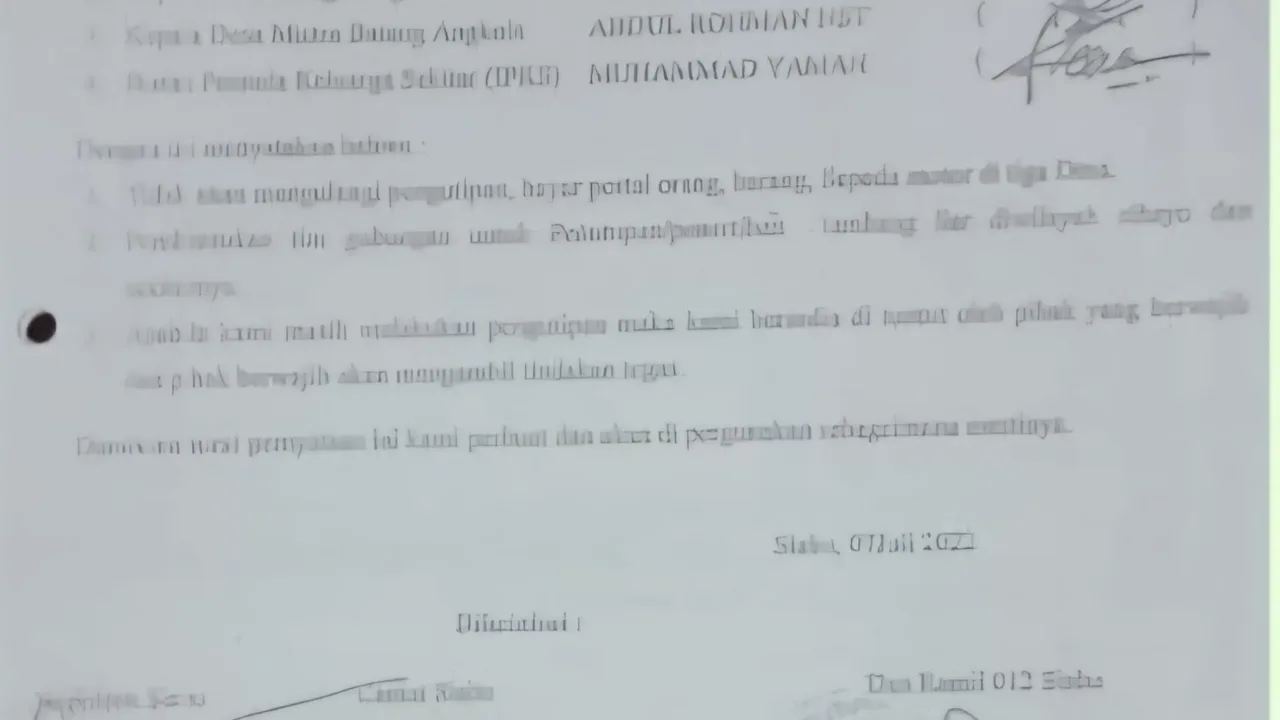 Gerak 08 Minta Polda Sumatra Utara Tangkap Diduga Oknum Kepala Desa yang Terlibat Tambang Emas Ilegal Teropongistana.com Jakarta - Adanya pertambangan emas tanpa izin (PETI) di lokasi tambang Desa Tangga Bosi Bukit Siayo, Kabupaten Mandailing Natal Sumatra Utara, sangat menjadi sorotan. Terkesan yang punya wewenang juga juga tutup mata, 10 Maret 2025. Informasi dihimpun diduga oknum Kepala Desa ikut main Tambang emas Ilegal di daerahnya. Pengolahan tambang emas ilegal sangatlah berbahaya sebab memakai bahan kimia berbahaya yakni merkuri. Seperti disampaikan Rizki Gerak 08 menyayangkan sikap Aparat penegak hukum ( APH) yang berdiam diri. Panyabungan, Sabtu, (12/03/2054). "Tidakah kalian yang memiliki uang banyak pernah berpikir dampak yang kalian lakukan. Kepada APH juga berhenti berdiam diri tidak berbuat untuk menghentikan semua pengrusakan lingkungan ini. Atau kah ada dari kalian yang ikut terlibat sehingga sungkan bertindak, berkolusi dengan oknum pelaku kejahatan lingkungan" jelasnya Dia juga meminta APH segera tertibkan PETI itu serta pengolahannya. Dampak wajib dipikirkan bukan kaya sesaat anak cucu berdampak. " Kami minta kepada Polda Sumatra Utara segera melakukan penangkapan kepada oknum-oknum kepala desa yang melakukan persekongkolan dengan bos tambang emas ilegal. Bahkan kegiatan tambang tersebut sering makan korban salah satunya seorang wartawan Lesmana Helawa yang menjadi korban yang sampai saat ini belum mendapatkan keadilan.