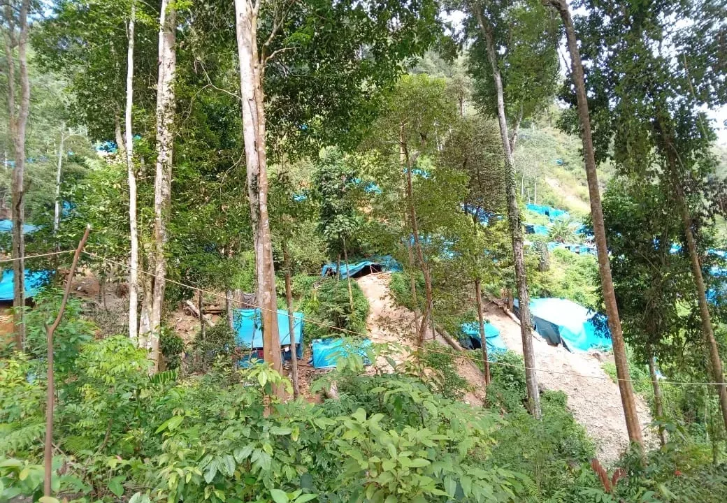 Teropongistana.com Jakarta - Komunitas Gerakan Ekonomi Kreatif (GERAK 08) Mohamad Rohim menyoroti kembali kasus penganiayaan terhadap wartawan di area tambang emas ilegal yang di duga dilakukan oleh bos tambang emas ilegal terjadi kepada korban yang bernama Lesman Halawa. Kejadian tersebut dilakukan di Desa Tangga Bosi Bukit Siayo, Kabupaten Mandarling Sumatera Utara tahun 2022, Jakarta 21 Maret 2025. Dikatakan Mohamad Rohim, Kami mendengar audah 3 tahun berlalu kasus ini namun pelaku masih bebas berkeliaran di area tambang bahkan sering meneror korban sampai saat ini, Catatan buat kami bahwa penegakan hukum di polda sumatra utara mengalami kemunduran sangat menyedihkan. " Jika pelaku penganiayaan dan bos-bos tambang ini masih berkeliaran kita liat ada yang janggal tidak mungkin aph tidak tau apa lagi menghasilkan miliaran rupiah setiap kali pencairan. Kami minta polda sumatra serius menangani kasus tambang ilegal tersebut sebagaimana arahan pak preaiden Prabowo tidak ada lagi kebocoran-kebocoran yang dapat merugikan negara indonesia. Jika kasus tambang ilegal ini tidak tuntas kami menilai kapolda sumatra utara layak di copot selain itu saya berharap presiden Prabowo segera tertibkan tambang emas ilegal seluruh indonesia yang ilegal agar bisa menjadi pendapatan negara. Berapa triliunan yang hilang akibat tambang emas ilegal tersebut.