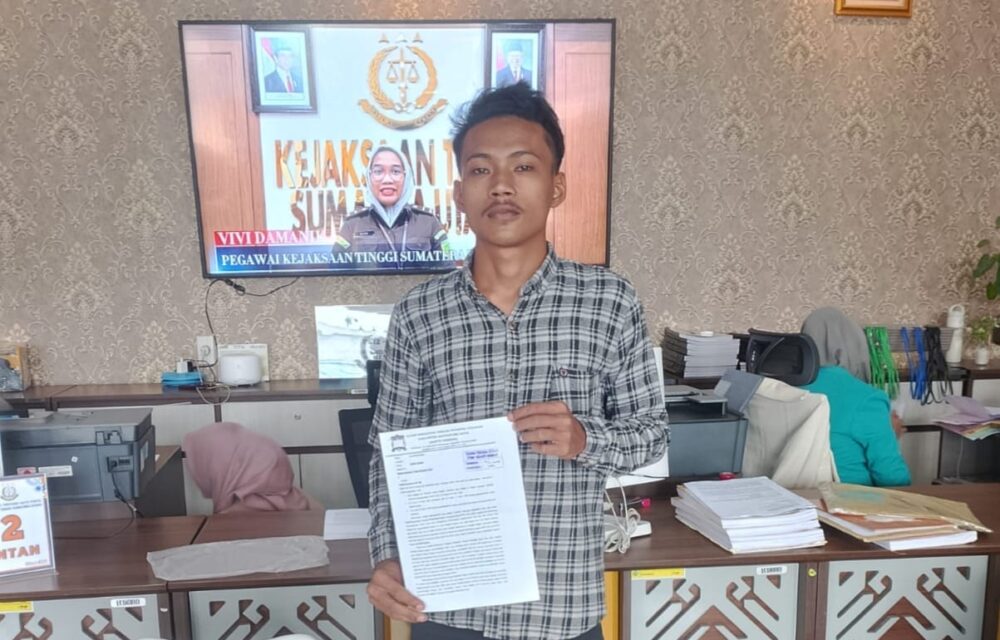 Teropongistana.com Medan – Sejumlah Mahasiswa Yang Tergabung Dalam Aliansi Mahasiswa Pemantau Kebijakan Pemerintah Kabupaten Mandailing Natal, Melaporkan Kepala Dinas Pendidikan Kabupaten Mandailing Natal Melalui Surat Dumas Ke Kejaksaan Tinggi Sumatera Utara Atas Dugaan Pemerasan Dalam Proses Penempatan Pegawai Pemerintah Dengan Perjanjian Kerja (Pppk) Tahun 2024, Laporan Tersebut Diajukan Pada Senin (10/3) Siang Adanya Praktik Pungutan Liar (Pungli) Terhadap Sejumlah Guru Honorer Yang Telah Lulus Seleksi Pppk 2024. Dalam Keterangannya Kepada Awak Media, Koordinator Amp2K Pajarur Rohman, Menjelaskan Bahwa Laporan Ini Merupakan Bentuk Social Control Yang Di Lakukan Oleh Mahasiswa Terkait Adanya Dugaan Kepala Dinas Pendidikan Melakukan Pengutipan Uang Untuk Penempatan Guru Pppk 2024. &Quot;Dari Informasi Yang Kami Dapat Di Lapangan Bahwa Sejumlah Oknum Di Dinas Pendidikan Madina Meminta Sejumlah Uang Kepada Guru Honorer Sebagai Syarat Agar Mereka Bisa Mendapatkan Lokasi Penempatan Yang Diinginkan. Ini Jelas Merupakan Bentuk Pemerasan Dan Melanggar Hukum,” Tegas Aktivis Pmii Tersebut. Menurut Amp2K, Praktik Pungli Ini Diduga Melibatkan Pejabat Tinggi Di Pemkab Madina Khususnya Di Lingkungan Dinas Pendidikan Di Duga Telah Berlangsung Secara Sistematis Issue Yang Berkembang Kami Duga Kuat Para Guru Diminta Untuk Menyerahkan Uang Dalam Jumlah Yang Bervariasi, Mulai Dari Rp15.000.000 Hingga Rp35.000.000, Tergantung Lokasi Penempatan Yang Diinginkan. Kami Mendesak Kejaksaan Tinggi Sumut Untuk Segera Melakukan Penyelidikan Atas Dugaan Pemerasan Tersebut Dan Mengambil Tindakan Hukum Terhadap Pihak-Pihak Yang Terlibat. Jangan Sampai Kasus Seperti Ini Dibiarkan Berlarut-Larut, Karena Akan Merusak Integritas Sistem Pendidikan Di Daerah,” Tambah Pajar.