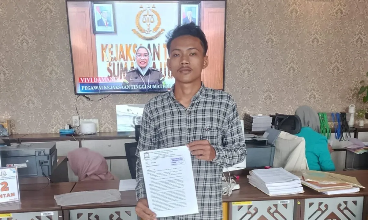 Teropongistana.com Medan – Sejumlah mahasiswa yang tergabung dalam Aliansi Mahasiswa Pemantau Kebijakan Pemerintah Kabupaten Mandailing Natal, melaporkan Kepala Dinas Pendidikan Kabupaten Mandailing Natal melalui surat Dumas ke Kejaksaan Tinggi Sumatera Utara atas dugaan pemerasan dalam proses penempatan Pegawai Pemerintah dengan Perjanjian Kerja (PPPK) tahun 2024, Laporan tersebut diajukan pada Senin (10/3) siang adanya praktik pungutan liar (pungli) terhadap sejumlah guru honorer yang telah lulus seleksi PPPK 2024. Dalam keterangannya kepada awak media, Koordinator AMP2K Pajarur Rohman, menjelaskan bahwa laporan ini merupakan bentuk social Control Yang di lakukan oleh mahasiswa terkait adanya Dugaan Kepala dinas Pendidikan Melakukan pengutipan Uang untuk penempatan guru PPPK 2024. "Dari informasi yang kami dapat di lapangan bahwa sejumlah oknum di Dinas Pendidikan Madina meminta sejumlah uang kepada guru honorer sebagai syarat agar mereka bisa mendapatkan lokasi penempatan yang diinginkan. Ini jelas merupakan bentuk pemerasan dan melanggar hukum,” Tegas Aktivis PMII Tersebut. Menurut AMP2K, praktik pungli ini diduga melibatkan pejabat tinggi di Pemkab Madina khususnya di lingkungan Dinas Pendidikan di duga telah berlangsung secara sistematis issue yang berkembang kami duga kuat para guru diminta untuk menyerahkan uang dalam jumlah yang bervariasi, mulai dari Rp15.000.000 hingga Rp35.000.000, tergantung lokasi penempatan yang diinginkan. Kami mendesak Kejaksaan Tinggi Sumut untuk segera melakukan penyelidikan atas dugaan pemerasan tersebut dan mengambil tindakan hukum terhadap pihak-pihak yang terlibat. Jangan sampai kasus seperti ini dibiarkan berlarut-larut, karena akan merusak integritas sistem pendidikan di daerah,” tambah Pajar.