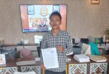 Teropongistana.com Medan – Sejumlah Mahasiswa Yang Tergabung Dalam Aliansi Mahasiswa Pemantau Kebijakan Pemerintah Kabupaten Mandailing Natal, Melaporkan Kepala Dinas Pendidikan Kabupaten Mandailing Natal Melalui Surat Dumas Ke Kejaksaan Tinggi Sumatera Utara Atas Dugaan Pemerasan Dalam Proses Penempatan Pegawai Pemerintah Dengan Perjanjian Kerja (Pppk) Tahun 2024, Laporan Tersebut Diajukan Pada Senin (10/3) Siang Adanya Praktik Pungutan Liar (Pungli) Terhadap Sejumlah Guru Honorer Yang Telah Lulus Seleksi Pppk 2024. Dalam Keterangannya Kepada Awak Media, Koordinator Amp2K Pajarur Rohman, Menjelaskan Bahwa Laporan Ini Merupakan Bentuk Social Control Yang Di Lakukan Oleh Mahasiswa Terkait Adanya Dugaan Kepala Dinas Pendidikan Melakukan Pengutipan Uang Untuk Penempatan Guru Pppk 2024. &Quot;Dari Informasi Yang Kami Dapat Di Lapangan Bahwa Sejumlah Oknum Di Dinas Pendidikan Madina Meminta Sejumlah Uang Kepada Guru Honorer Sebagai Syarat Agar Mereka Bisa Mendapatkan Lokasi Penempatan Yang Diinginkan. Ini Jelas Merupakan Bentuk Pemerasan Dan Melanggar Hukum,” Tegas Aktivis Pmii Tersebut. Menurut Amp2K, Praktik Pungli Ini Diduga Melibatkan Pejabat Tinggi Di Pemkab Madina Khususnya Di Lingkungan Dinas Pendidikan Di Duga Telah Berlangsung Secara Sistematis Issue Yang Berkembang Kami Duga Kuat Para Guru Diminta Untuk Menyerahkan Uang Dalam Jumlah Yang Bervariasi, Mulai Dari Rp15.000.000 Hingga Rp35.000.000, Tergantung Lokasi Penempatan Yang Diinginkan. Kami Mendesak Kejaksaan Tinggi Sumut Untuk Segera Melakukan Penyelidikan Atas Dugaan Pemerasan Tersebut Dan Mengambil Tindakan Hukum Terhadap Pihak-Pihak Yang Terlibat. Jangan Sampai Kasus Seperti Ini Dibiarkan Berlarut-Larut, Karena Akan Merusak Integritas Sistem Pendidikan Di Daerah,” Tambah Pajar.