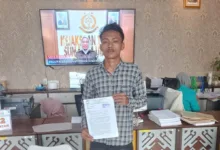 Teropongistana.com Medan – Sejumlah mahasiswa yang tergabung dalam Aliansi Mahasiswa Pemantau Kebijakan Pemerintah Kabupaten Mandailing Natal, melaporkan Kepala Dinas Pendidikan Kabupaten Mandailing Natal melalui surat Dumas ke Kejaksaan Tinggi Sumatera Utara atas dugaan pemerasan dalam proses penempatan Pegawai Pemerintah dengan Perjanjian Kerja (PPPK) tahun 2024, Laporan tersebut diajukan pada Senin (10/3) siang adanya praktik pungutan liar (pungli) terhadap sejumlah guru honorer yang telah lulus seleksi PPPK 2024. Dalam keterangannya kepada awak media, Koordinator AMP2K Pajarur Rohman, menjelaskan bahwa laporan ini merupakan bentuk social Control Yang di lakukan oleh mahasiswa terkait adanya Dugaan Kepala dinas Pendidikan Melakukan pengutipan Uang untuk penempatan guru PPPK 2024. "Dari informasi yang kami dapat di lapangan bahwa sejumlah oknum di Dinas Pendidikan Madina meminta sejumlah uang kepada guru honorer sebagai syarat agar mereka bisa mendapatkan lokasi penempatan yang diinginkan. Ini jelas merupakan bentuk pemerasan dan melanggar hukum,” Tegas Aktivis PMII Tersebut. Menurut AMP2K, praktik pungli ini diduga melibatkan pejabat tinggi di Pemkab Madina khususnya di lingkungan Dinas Pendidikan di duga telah berlangsung secara sistematis issue yang berkembang kami duga kuat para guru diminta untuk menyerahkan uang dalam jumlah yang bervariasi, mulai dari Rp15.000.000 hingga Rp35.000.000, tergantung lokasi penempatan yang diinginkan. Kami mendesak Kejaksaan Tinggi Sumut untuk segera melakukan penyelidikan atas dugaan pemerasan tersebut dan mengambil tindakan hukum terhadap pihak-pihak yang terlibat. Jangan sampai kasus seperti ini dibiarkan berlarut-larut, karena akan merusak integritas sistem pendidikan di daerah,” tambah Pajar.