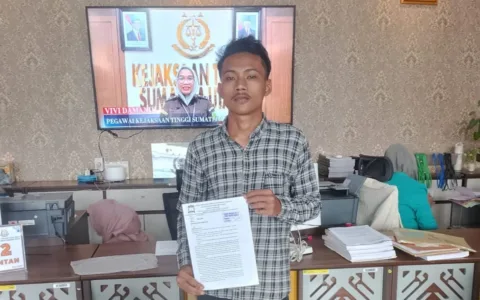 Teropongistana.com Medan – Sejumlah mahasiswa yang tergabung dalam Aliansi Mahasiswa Pemantau Kebijakan Pemerintah Kabupaten Mandailing Natal, melaporkan Kepala Dinas Pendidikan Kabupaten Mandailing Natal melalui surat Dumas ke Kejaksaan Tinggi Sumatera Utara atas dugaan pemerasan dalam proses penempatan Pegawai Pemerintah dengan Perjanjian Kerja (PPPK) tahun 2024, Laporan tersebut diajukan pada Senin (10/3) siang adanya praktik pungutan liar (pungli) terhadap sejumlah guru honorer yang telah lulus seleksi PPPK 2024. Dalam keterangannya kepada awak media, Koordinator AMP2K Pajarur Rohman, menjelaskan bahwa laporan ini merupakan bentuk social Control Yang di lakukan oleh mahasiswa terkait adanya Dugaan Kepala dinas Pendidikan Melakukan pengutipan Uang untuk penempatan guru PPPK 2024. "Dari informasi yang kami dapat di lapangan bahwa sejumlah oknum di Dinas Pendidikan Madina meminta sejumlah uang kepada guru honorer sebagai syarat agar mereka bisa mendapatkan lokasi penempatan yang diinginkan. Ini jelas merupakan bentuk pemerasan dan melanggar hukum,” Tegas Aktivis PMII Tersebut. Menurut AMP2K, praktik pungli ini diduga melibatkan pejabat tinggi di Pemkab Madina khususnya di lingkungan Dinas Pendidikan di duga telah berlangsung secara sistematis issue yang berkembang kami duga kuat para guru diminta untuk menyerahkan uang dalam jumlah yang bervariasi, mulai dari Rp15.000.000 hingga Rp35.000.000, tergantung lokasi penempatan yang diinginkan. Kami mendesak Kejaksaan Tinggi Sumut untuk segera melakukan penyelidikan atas dugaan pemerasan tersebut dan mengambil tindakan hukum terhadap pihak-pihak yang terlibat. Jangan sampai kasus seperti ini dibiarkan berlarut-larut, karena akan merusak integritas sistem pendidikan di daerah,” tambah Pajar.