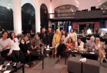 Jakarta - Ormas Sayap Partai Golkar Bersama Srikandi Muda Golkar Menggelar Kegiatan Doa Dan Buka Puasa Bersama (Bukber) Di Scbd Jakarta Selatan 10 Maret 2025. Riko Lesiangi Tokoh Muda Partai Golkar Turut Hadir Mengatakan Kegiatan Itu Bertema Menebar Rahmah Menggapai Maghfirah Di Bulan Penuh Berkah. “Kegiatan Baik Ini Bertujuan Untuk Menebarkan Rahmah Dan Kasih Sayang. Sehingga Kami Dapat Menggapai Ampunan Allah Di Bulan Ramadan,” Tutur Riko. Dia Menyebut Dalam Kegiatan Kali Ini Juga Untuk Mempererat Anatara Ormas Sayap Partai Golkar Dan Srikandi Muda Partai Golkar Diharapkan Dapat Menambah Kekompakan Dan Menjaga Soliditas Antar Sesama Kader Partai Golkar. “Kegiatan Ini Juga Merupakan Suatu Kebaikan, Insyaallah Menambah Pahala Kebaikan Yang Diberikan Oleh Tyme Di Bulan Suci Ramadan Ini,” Ungkapnya. Menurut Riko, Kegiatan Yang Digelar Srikandi Ini Sangat Bermanfaat. Menurutnya, Kegiatan Ini Juga Dapat Mempererat Keharmonisan Komunikasi Menjalin Tali Silaturahmi Kader Perempuan Golkar Potensial. “Kegiatan Yang Digelar Sangat Bermanfaat, Mengingat Dapat Mempererat Silaturahmi. Tema Hari Ini Juga Artinya Kasih Sayang Dan Materi Tausiah Yang Kami Dapat Sesuai Dengan Temanya,” Jelas Riko.
