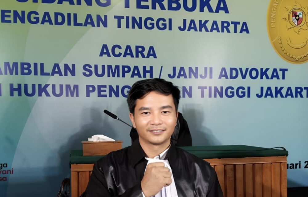 Teropongistana.com Jakarta - Penggiat Hukum Irman Bunawolo Mengecam Tindakan Penganiayaan Oleh Bos Penambang Emas Tanpa Izin (Peti) Yang Melakukan Dugaan Penganiayaan Terhadap Wartawan Media Online Di Sumatera Utara (Sumut) Pada Tahun 2022. Kejadian Tersebut Terjadi Di Tambang Desa Tangga Bosi Bukit Siayo, Kabupaten Mandaling Natal, Sumatera Utara. &Quot;Infonya Korban Sudah 3 Tahun Berlalu, Dia Terus Mencari Keadilan Samapi Saat Ini, Tapi Pelaku Masih Bebas Berkeliaran Di Lokasi Tambang Seolah Pelaku Kebal Hukum. Saya Melihat Tidak Ada Keseriusan Dari Aparat Kepolisian Untuk Menanagkap Pelaku Karena Diduga Bos Tambang Ilegal Tersebut Di Bekingi Oleh Orang Besar Di Belakangnya,&Quot; Ucap Irman Bunawolo Kepada Wartawan, Selasa (11/3/2025) Menurut Irman, Pelaku Penganiayaan Terhadap Wartawan Bernama Lesman Dinilai Kebal Hukum, Kata Lesman Membayangkan Bagaimana Tidak, Kejadian Dilakukan Pada Tahun 2022 Silam. Tapi Pelaku Masih Tetap Berkeliaran Dan Belum Ditangkap. &Quot;Sejak Tahun 2022 Samapi Sekarang 2025 Mereka Masih Menghirup Udara Segar Bahkan Mereka Masih Sering Hubungi Lesman Melalui Watsapp Dengan Mengancam Dan Melihatkan Tumpukan Uang Hasil Tambang Emas Ilegal Tersebut,&Quot; Tutur Imran. &Quot;Bohong Jika Tambang Ilegal Emas Tersebut Tidak Di Ketahui Oleh Aparat Penegak Hukum Padahal Pengusaha Tambang Disana Sudah Dilakukan Pendataan Kenapa Harus Bertahun-Tahun Untuk Menangkap Pelaku Penganiayaan Terhadap Lesman,&Quot; Tambah Irman. Untuk Diketahui, Penambangan Emas Tanpa Izin Ini Telah Merugikan Negara Dan Merusak Ekositem Hutan Yang Tidak Boleh Dibiarkan Terus Menerus. Dia Berharap Presiden Prabowo Subianto Segera Melakukan Tindakan Tegas Kepada Oknum-Oknum Yang Terlibat Atas Tambang Emas Ilegal Tersebut. &Quot;Saya Minta Kapolda Sumatera Utara Dan Presiden Prabowo Subianto Untuk Turun Tangan Dan Menindak Pelaku Penganiayaan,&Quot; Tutup Irman.