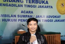 Teropongistana.com Jakarta - Penggiat Hukum Irman Bunawolo Mengecam Tindakan Penganiayaan Oleh Bos Penambang Emas Tanpa Izin (Peti) Yang Melakukan Dugaan Penganiayaan Terhadap Wartawan Media Online Di Sumatera Utara (Sumut) Pada Tahun 2022. Kejadian Tersebut Terjadi Di Tambang Desa Tangga Bosi Bukit Siayo, Kabupaten Mandaling Natal, Sumatera Utara. &Quot;Infonya Korban Sudah 3 Tahun Berlalu, Dia Terus Mencari Keadilan Samapi Saat Ini, Tapi Pelaku Masih Bebas Berkeliaran Di Lokasi Tambang Seolah Pelaku Kebal Hukum. Saya Melihat Tidak Ada Keseriusan Dari Aparat Kepolisian Untuk Menanagkap Pelaku Karena Diduga Bos Tambang Ilegal Tersebut Di Bekingi Oleh Orang Besar Di Belakangnya,&Quot; Ucap Irman Bunawolo Kepada Wartawan, Selasa (11/3/2025) Menurut Irman, Pelaku Penganiayaan Terhadap Wartawan Bernama Lesman Dinilai Kebal Hukum, Kata Lesman Membayangkan Bagaimana Tidak, Kejadian Dilakukan Pada Tahun 2022 Silam. Tapi Pelaku Masih Tetap Berkeliaran Dan Belum Ditangkap. &Quot;Sejak Tahun 2022 Samapi Sekarang 2025 Mereka Masih Menghirup Udara Segar Bahkan Mereka Masih Sering Hubungi Lesman Melalui Watsapp Dengan Mengancam Dan Melihatkan Tumpukan Uang Hasil Tambang Emas Ilegal Tersebut,&Quot; Tutur Imran. &Quot;Bohong Jika Tambang Ilegal Emas Tersebut Tidak Di Ketahui Oleh Aparat Penegak Hukum Padahal Pengusaha Tambang Disana Sudah Dilakukan Pendataan Kenapa Harus Bertahun-Tahun Untuk Menangkap Pelaku Penganiayaan Terhadap Lesman,&Quot; Tambah Irman. Untuk Diketahui, Penambangan Emas Tanpa Izin Ini Telah Merugikan Negara Dan Merusak Ekositem Hutan Yang Tidak Boleh Dibiarkan Terus Menerus. Dia Berharap Presiden Prabowo Subianto Segera Melakukan Tindakan Tegas Kepada Oknum-Oknum Yang Terlibat Atas Tambang Emas Ilegal Tersebut. &Quot;Saya Minta Kapolda Sumatera Utara Dan Presiden Prabowo Subianto Untuk Turun Tangan Dan Menindak Pelaku Penganiayaan,&Quot; Tutup Irman.