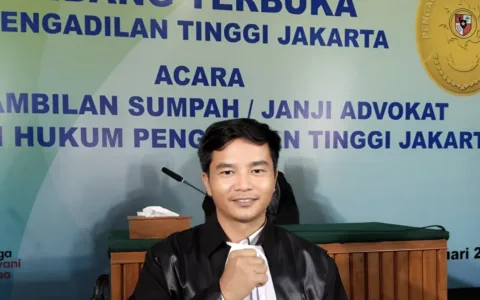 Teropongistana.com Jakarta - Penggiat Hukum Irman Bunawolo mengecam tindakan penganiayaan oleh Bos Penambang Emas Tanpa Izin (PETI) yang melakukan dugaan penganiayaan terhadap wartawan media online di Sumatera Utara (Sumut) pada tahun 2022. Kejadian tersebut terjadi di Tambang Desa Tangga Bosi Bukit Siayo, Kabupaten Mandaling Natal, Sumatera Utara. "Infonya korban sudah 3 tahun berlalu, dia terus mencari keadilan samapi saat ini, tapi pelaku masih bebas berkeliaran di lokasi tambang seolah pelaku kebal hukum. Saya melihat tidak ada keseriusan dari aparat kepolisian untuk menanagkap pelaku karena diduga bos tambang ilegal tersebut di bekingi oleh orang besar di belakangnya," ucap Irman Bunawolo kepada wartawan, Selasa (11/3/2025) Menurut Irman, pelaku penganiayaan terhadap wartawan bernama Lesman dinilai kebal hukum, kata Lesman membayangkan bagaimana tidak, kejadian dilakukan pada tahun 2022 silam. Tapi pelaku masih tetap berkeliaran dan belum ditangkap. "Sejak tahun 2022 samapi sekarang 2025 mereka masih menghirup udara segar bahkan mereka masih sering hubungi Lesman melalui Watsapp dengan mengancam dan melihatkan tumpukan uang hasil tambang emas ilegal tersebut," tutur Imran. "Bohong jika tambang ilegal emas tersebut tidak di ketahui oleh aparat penegak hukum padahal pengusaha tambang disana sudah dilakukan pendataan kenapa harus bertahun-tahun untuk menangkap pelaku penganiayaan terhadap Lesman," tambah Irman. Untuk diketahui, Penambangan Emas Tanpa Izin ini telah merugikan negara dan merusak ekositem hutan yang tidak boleh dibiarkan terus menerus. Dia berharap Presiden Prabowo Subianto segera melakukan tindakan tegas kepada oknum-oknum yang terlibat atas tambang emas ilegal tersebut. "Saya minta Kapolda Sumatera Utara dan Presiden Prabowo Subianto untuk turun tangan dan menindak pelaku penganiayaan," tutup Irman.