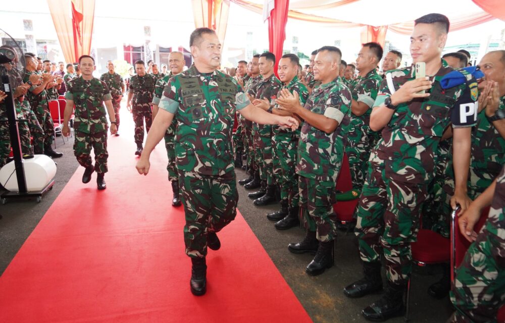 Kasad: Jalani Kehidupan Sebagai Prajurit Dengan Iman Dan Rasa Syukur Teropongistana.com Bengkulu – Kepala Staf Angkatan Darat (Kasad) Jenderal Tni Maruli Simanjuntak, M.sc., Menekankan Pentingnya Menjalani Kehidupan Sebagai Prajurit Dengan Iman Dan Rasa Syukur. Salah Satu Caranya Dengan Bekerja Sebaik Mungkin Sebagai Wujud Pengabdian Kepada Bangsa, Negara, Dan Masyarakat. Hal Ini Disampaikan Kasad Saat Bertatap Muka Dengan Keluarga Besar Korem 041/Garuda Emas Dalam Kunjungan Kerjanya Ke Bengkulu, Selasa (11/3/2025). “Bagaimana Kita Mengimplementasikan Kehidupan Kita Sebagai Prajurit Agar Sejalan Dengan Ajaran Agama. Antara Amal Dan Bersyukur, Jalani Sesuai Keyakinan Masing-Masing. Banggalah Menjadi Prajurit Tni Ad,” Pesannya. Didampingi Ketua Umum Persit Kartika Chandra Kirana Ny. Uli Simanjuntak, Kasad Juga Mengingatkan Agar Prajurit Jangan Sampai Terlibat Dalam Pelanggaran Hukum, Termasuk Tindakan Ilegal Maupun Menjadi Backing Dari Kegiatan Yang Melanggar Hukum. Selain Memberikan Pengarahan, Kasad Juga Membuka Kesempatan Bagi Prajurit Dan Pns Untuk Menyampaikan Aspirasinya, Terutama Terkait Pengembangan Organisasi Di Satuan Kodim. Dalam Kesempatan Tersebut, Kasad Juga Melakukan Video Conference Dengan Para Pelaku Ketahanan Pangan Di Wilayah Kodam Ii/Sriwijaya. Ia Menekankan Bahwa Program Ketahanan Pangan Menjadi Prioritas Sesuai Arahan Presiden Prabowo Subianto Demi Kesejahteraan Masyarakat. Kunjungan Kerja Ini Juga Menjadi Bagian Dari Safari Ramadan Kasad Ke Berbagai Wilayah Di Indonesia. Di Bengkulu, Ia Berbuka Puasa Bersama Keluarga Besar Korem 041/Gamas Dan Menyerahkan Tali Asih Kepada Anak Yatim Sebagai Wujud Kepedulian Terhadap Sesama. (☆)