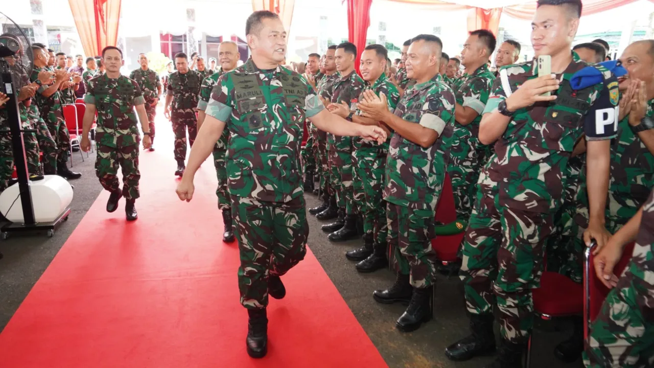 Kasad: Jalani Kehidupan Sebagai Prajurit dengan Iman dan Rasa Syukur Teropongistana.com Bengkulu – Kepala Staf Angkatan Darat (Kasad) Jenderal TNI Maruli Simanjuntak, M.Sc., menekankan pentingnya menjalani kehidupan sebagai prajurit dengan iman dan rasa syukur. Salah satu caranya dengan bekerja sebaik mungkin sebagai wujud pengabdian kepada bangsa, negara, dan masyarakat. Hal ini disampaikan Kasad saat bertatap muka dengan keluarga besar Korem 041/Garuda Emas dalam kunjungan kerjanya ke Bengkulu, Selasa (11/3/2025). “Bagaimana kita mengimplementasikan kehidupan kita sebagai prajurit agar sejalan dengan ajaran agama. Antara amal dan bersyukur, jalani sesuai keyakinan masing-masing. Banggalah menjadi prajurit TNI AD,” pesannya. Didampingi Ketua Umum Persit Kartika Chandra Kirana Ny. Uli Simanjuntak, Kasad juga mengingatkan agar prajurit jangan sampai terlibat dalam pelanggaran hukum, termasuk tindakan ilegal maupun menjadi backing dari kegiatan yang melanggar hukum. Selain memberikan pengarahan, Kasad juga membuka kesempatan bagi prajurit dan PNS untuk menyampaikan aspirasinya, terutama terkait pengembangan organisasi di satuan Kodim. Dalam kesempatan tersebut, Kasad juga melakukan video conference dengan para pelaku ketahanan pangan di wilayah Kodam II/Sriwijaya. Ia menekankan bahwa program ketahanan pangan menjadi prioritas sesuai arahan Presiden Prabowo Subianto demi kesejahteraan masyarakat. Kunjungan kerja ini juga menjadi bagian dari Safari Ramadan Kasad ke berbagai wilayah di Indonesia. Di Bengkulu, ia berbuka puasa bersama keluarga besar Korem 041/Gamas dan menyerahkan tali asih kepada anak yatim sebagai wujud kepedulian terhadap sesama. (☆)