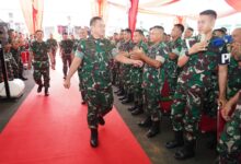Kasad: Jalani Kehidupan Sebagai Prajurit Dengan Iman Dan Rasa Syukur Teropongistana.com Bengkulu – Kepala Staf Angkatan Darat (Kasad) Jenderal Tni Maruli Simanjuntak, M.sc., Menekankan Pentingnya Menjalani Kehidupan Sebagai Prajurit Dengan Iman Dan Rasa Syukur. Salah Satu Caranya Dengan Bekerja Sebaik Mungkin Sebagai Wujud Pengabdian Kepada Bangsa, Negara, Dan Masyarakat. Hal Ini Disampaikan Kasad Saat Bertatap Muka Dengan Keluarga Besar Korem 041/Garuda Emas Dalam Kunjungan Kerjanya Ke Bengkulu, Selasa (11/3/2025). “Bagaimana Kita Mengimplementasikan Kehidupan Kita Sebagai Prajurit Agar Sejalan Dengan Ajaran Agama. Antara Amal Dan Bersyukur, Jalani Sesuai Keyakinan Masing-Masing. Banggalah Menjadi Prajurit Tni Ad,” Pesannya. Didampingi Ketua Umum Persit Kartika Chandra Kirana Ny. Uli Simanjuntak, Kasad Juga Mengingatkan Agar Prajurit Jangan Sampai Terlibat Dalam Pelanggaran Hukum, Termasuk Tindakan Ilegal Maupun Menjadi Backing Dari Kegiatan Yang Melanggar Hukum. Selain Memberikan Pengarahan, Kasad Juga Membuka Kesempatan Bagi Prajurit Dan Pns Untuk Menyampaikan Aspirasinya, Terutama Terkait Pengembangan Organisasi Di Satuan Kodim. Dalam Kesempatan Tersebut, Kasad Juga Melakukan Video Conference Dengan Para Pelaku Ketahanan Pangan Di Wilayah Kodam Ii/Sriwijaya. Ia Menekankan Bahwa Program Ketahanan Pangan Menjadi Prioritas Sesuai Arahan Presiden Prabowo Subianto Demi Kesejahteraan Masyarakat. Kunjungan Kerja Ini Juga Menjadi Bagian Dari Safari Ramadan Kasad Ke Berbagai Wilayah Di Indonesia. Di Bengkulu, Ia Berbuka Puasa Bersama Keluarga Besar Korem 041/Gamas Dan Menyerahkan Tali Asih Kepada Anak Yatim Sebagai Wujud Kepedulian Terhadap Sesama. (☆)