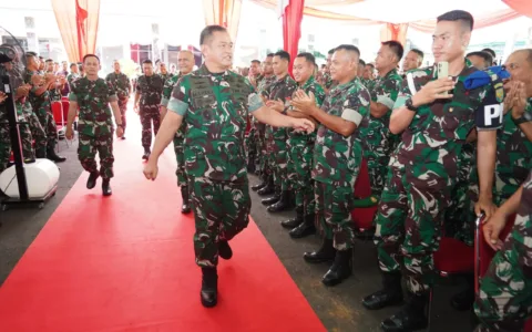 Kasad: Jalani Kehidupan Sebagai Prajurit dengan Iman dan Rasa Syukur Teropongistana.com Bengkulu – Kepala Staf Angkatan Darat (Kasad) Jenderal TNI Maruli Simanjuntak, M.Sc., menekankan pentingnya menjalani kehidupan sebagai prajurit dengan iman dan rasa syukur. Salah satu caranya dengan bekerja sebaik mungkin sebagai wujud pengabdian kepada bangsa, negara, dan masyarakat. Hal ini disampaikan Kasad saat bertatap muka dengan keluarga besar Korem 041/Garuda Emas dalam kunjungan kerjanya ke Bengkulu, Selasa (11/3/2025). “Bagaimana kita mengimplementasikan kehidupan kita sebagai prajurit agar sejalan dengan ajaran agama. Antara amal dan bersyukur, jalani sesuai keyakinan masing-masing. Banggalah menjadi prajurit TNI AD,” pesannya. Didampingi Ketua Umum Persit Kartika Chandra Kirana Ny. Uli Simanjuntak, Kasad juga mengingatkan agar prajurit jangan sampai terlibat dalam pelanggaran hukum, termasuk tindakan ilegal maupun menjadi backing dari kegiatan yang melanggar hukum. Selain memberikan pengarahan, Kasad juga membuka kesempatan bagi prajurit dan PNS untuk menyampaikan aspirasinya, terutama terkait pengembangan organisasi di satuan Kodim. Dalam kesempatan tersebut, Kasad juga melakukan video conference dengan para pelaku ketahanan pangan di wilayah Kodam II/Sriwijaya. Ia menekankan bahwa program ketahanan pangan menjadi prioritas sesuai arahan Presiden Prabowo Subianto demi kesejahteraan masyarakat. Kunjungan kerja ini juga menjadi bagian dari Safari Ramadan Kasad ke berbagai wilayah di Indonesia. Di Bengkulu, ia berbuka puasa bersama keluarga besar Korem 041/Gamas dan menyerahkan tali asih kepada anak yatim sebagai wujud kepedulian terhadap sesama. (☆)