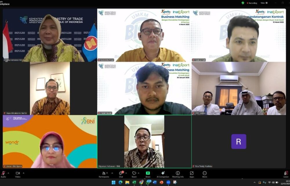 Pt Azaki Food Internasional Jalin Kerjasama Ekspor Tempe Dengan Tamaiz Asia Trading Teropongistana.com Bogor – Pt Azaki Food Internasional Resmi Menandatangani Nota Kesepahaman (Mou) Dengan Tamaiz Asia Trading And Marketing Est, Perusahaan Distributor Ternama Di Arab Saudi. Penandatanganan Ini Menandai Langkah Strategis Dalam Ekspansi Produk Tempe Azaki Ke Pasar Timur Tengah, Khususnya Arab Saudi. Seminggu Setelah Penandatanganan Mou Ini, Akan Disusul Dengan Pelepasan Ekspor Perdana Tempe Azaki Ke Arab Saudi Sebanyak 17, 2 Ton Dalam 1 Kontainer Ukuran 40 Feet. Acara Penandatanganan Ini Dilaksanakan Secara Online Melalui Zoom Yang Difasilitasi Oleh Itpc Jeddah Antara Cucup Ruhiyat-Direktur Pt Azaki Food Internasional Dengan Said Al Moudi Direktur Tamaiz Asia Trading And Marketing. Turut Hadir Pejabat Pemerintah Diantaranya Direktur Jenderal Pengembangan Ekspor Nasional-Fajarini Puntodewi, S.h., M.si., Direktur Pengembangan Pasar Dan Informasi Ekspor-Bayu Wicaksono Putro, S.t., M.a., Kepala Itpc Jeddah-Bagas Haryotejo, General Manager Retail Productive Banking (Rpb) Bni-I Nyoman Astiawan, Manager Markom &Amp; Customer Experience &Amp; Business Development Bni Xpora-Krisdiana Wijaya Kasimin, 12 Maret 2025. Direktur Pt Azaki Food Internasional, Cucup Ruhiyat, Menyampaikan Bahwa Kerja Sama Ini Merupakan Bagian Dari Komitmen Perusahaan Dalam Membawa Tempe Sebagai Makanan Khas Indonesia Ke Pasar Global. “Saya Ucapakan Terima Kasih Kepada Tamaiz Yang Telah Mempercayai Produk Tempe Azaki, Kami Sangat Antusias Dengan Kemitraan Ini. Tamaiz Asia Trading Adalah Mitra Yang Tepat Untuk Mendistribusikan Tempe Azaki Di Arab Saudi. Saya Juga Mengucapkan Terima Kasih Kepada Kementerian Perdagangan Dan Bni Xpora Yang Senantiasa Mendukung Kami Melalui Berbagai Fasilitas Promosinya. Dengan Kerja Sama Ini, Kami Berharap Produk Tempe Indonesia Dapat Semakin Dikenal Dan Diterima Luas Di Pasar Internasional,” Ujar Cucup Ruhiyat. Sementara Itu, Direktur Tamaiz Asia Trading, Said Al Moudi, Menyatakan Bahwa Pihaknya Melihat Potensi Besar Dalam Produk Tempe Sebagai Makanan Sehat Dan Bernutrisi Tinggi Yang Digemari Oleh Para Jemaah Haji Indonesia. “Kami Sangat Senang Bisa Bekerja Sama Dengan Azaki Food Internasional. Kami Adalah Perusahaan Pertama Di Arab Saudi Yang Impor Tempe Dari Indonesia. Target Awal Kami Adalah Pemenuhan Catering Jemaah Haji, Dan Akan Terus Dikembangkan Ke Pasar Retail Di Seluruh Arab Saudi.” Ujarnya. “Saya Ucapkan Selamat Atas Terjalinnya Kerjasama Antara Pt Azaki Food Internasional Dengan Tamaiz, Terlebih Ini Merupakan Hasil Dari Kegiatan Trade Expo Indonesia Yang Diselenggarakan Oleh Kementerian Perdagangan. Selain Itu, Kementerian Perdagangan Juga Memiliki Perwakilan Di Luar Negeri Yang Bisa Dimanfaatkan Untuk Mendukung Proses Ekspor Khususnya Pengembangan Bisnis Umkm Indonesia”, Tutur Fajarini Puntodewi, Dirjen Pen Kemendag. “Saya Juga Mengucapkan Selamat Kepada Pt Azaki, Azaki Ini Merupakan Umkm Unggulan Bni Xpora, Kami Di Bni Xpora Akan Terus Meningkatkan Pembinaan Kepada Umkm-Umkm Lainnya Untuk Menyusul Azaki Bisa Sukses Ekspor” Ucap I Nyoman Astiawan-Gm Rpb Bni. Penandatanganan Mou Ini Diharapkan Menjadi Awal Dari Kerja Sama Jangka Panjang Antara Kedua Perusahaan, Sekaligus Membuka Peluang Bagi Lebih Banyak Produk Indonesia Untuk Memasuki Pasar Timur Tengah. Dengan Standar Kualitas Internasional Yang Diterapkan Oleh Pt Azaki Food Internasional, Kerja Sama Ini Diharapkan Dapat Semakin Memperkuat Posisi Indonesia Sebagai Pemain Utama Dalam Industri Pangan Global. Kerja Sama Ini Juga Sejalan Dengan Upaya Pemerintah Dalam Meningkatkan Ekspor Produk Makanan Olahan Indonesia. Dengan Dukungan Dari Berbagai Pihak, Pt Azaki Food Internasional Optimis Bahwa Produk Tempe Azaki Dapat Menjadi Salah Satu Ikon Kuliner Indonesia Yang Mendunia.