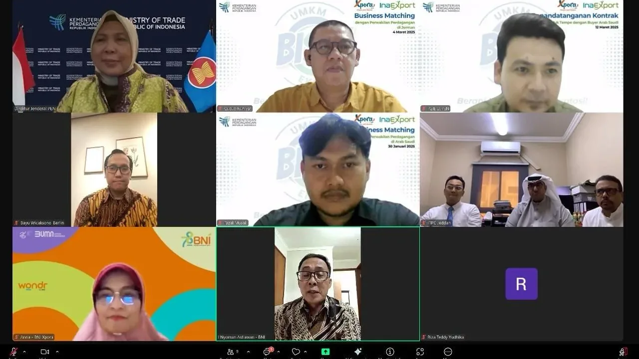 PT Azaki Food Internasional Jalin Kerjasama Ekspor Tempe Dengan Tamaiz Asia Trading Teropongistana.com Bogor – PT Azaki Food Internasional resmi menandatangani Nota Kesepahaman (MoU) dengan Tamaiz Asia Trading and Marketing Est, perusahaan distributor ternama di Arab Saudi. Penandatanganan ini menandai langkah strategis dalam ekspansi produk Tempe Azaki ke pasar Timur Tengah, khususnya Arab Saudi. Seminggu setelah penandatanganan MoU ini, akan disusul dengan pelepasan ekspor perdana Tempe Azaki ke Arab Saudi sebanyak 17, 2 ton dalam 1 kontainer ukuran 40 feet. Acara penandatanganan ini dilaksanakan secara online melalui zoom yang difasilitasi oleh ITPC Jeddah antara Cucup Ruhiyat-Direktur PT Azaki Food Internasional dengan Said Al Moudi Direktur Tamaiz Asia Trading and Marketing. Turut hadir pejabat pemerintah diantaranya Direktur Jenderal Pengembangan Ekspor Nasional-Fajarini Puntodewi, S.H., M.Si., Direktur Pengembangan Pasar dan Informasi Ekspor-Bayu Wicaksono Putro, S.T., M.A., Kepala ITPC Jeddah-Bagas Haryotejo, General Manager Retail Productive Banking (RPB) BNI-I Nyoman Astiawan, Manager Markom & Customer Experience & Business Development BNI Xpora-Krisdiana Wijaya Kasimin, 12 Maret 2025. Direktur PT Azaki Food Internasional, Cucup Ruhiyat, menyampaikan bahwa kerja sama ini merupakan bagian dari komitmen perusahaan dalam membawa tempe sebagai makanan khas Indonesia ke pasar global. “Saya ucapakan terima kasih kepada Tamaiz yang telah mempercayai produk Tempe Azaki, Kami sangat antusias dengan kemitraan ini. Tamaiz Asia Trading adalah mitra yang tepat untuk mendistribusikan Tempe Azaki di Arab Saudi. Saya juga mengucapkan terima kasih kepada Kementerian Perdagangan dan BNI Xpora yang senantiasa mendukung kami melalui berbagai fasilitas promosinya. Dengan kerja sama ini, kami berharap produk tempe Indonesia dapat semakin dikenal dan diterima luas di pasar internasional,” ujar Cucup Ruhiyat. Sementara itu, Direktur Tamaiz Asia Trading, Said Al Moudi, menyatakan bahwa pihaknya melihat potensi besar dalam produk tempe sebagai makanan sehat dan bernutrisi tinggi yang digemari oleh para Jemaah haji Indonesia. “Kami sangat senang bisa bekerja sama dengan Azaki Food Internasional. Kami adalah perusahaan pertama di Arab Saudi yang impor tempe dari Indonesia. Target awal kami adalah pemenuhan catering Jemaah haji, dan akan terus dikembangkan ke pasar retail di seluruh Arab Saudi.” ujarnya. “Saya ucapkan selamat atas terjalinnya kerjasama antara PT Azaki Food Internasional dengan Tamaiz, terlebih ini merupakan hasil dari kegiatan Trade Expo Indonesia yang diselenggarakan oleh Kementerian Perdagangan. Selain itu, Kementerian Perdagangan juga memiliki perwakilan di luar negeri yang bisa dimanfaatkan untuk mendukung proses ekspor khususnya pengembangan bisnis UMKM Indonesia”, tutur Fajarini Puntodewi, Dirjen PEN Kemendag. “Saya juga mengucapkan selamat kepada PT Azaki, Azaki ini merupakan UMKM unggulan BNI Xpora, kami di BNI Xpora akan terus meningkatkan pembinaan kepada UMKM-UMKM lainnya untuk menyusul Azaki bisa sukses ekspor” ucap I Nyoman Astiawan-GM RPB BNI. Penandatanganan MoU ini diharapkan menjadi awal dari kerja sama jangka panjang antara kedua perusahaan, sekaligus membuka peluang bagi lebih banyak produk Indonesia untuk memasuki pasar Timur Tengah. Dengan standar kualitas internasional yang diterapkan oleh PT Azaki Food Internasional, kerja sama ini diharapkan dapat semakin memperkuat posisi Indonesia sebagai pemain utama dalam industri pangan global. Kerja sama ini juga sejalan dengan upaya pemerintah dalam meningkatkan ekspor produk makanan olahan Indonesia. Dengan dukungan dari berbagai pihak, PT Azaki Food Internasional optimis bahwa produk Tempe Azaki dapat menjadi salah satu ikon kuliner Indonesia yang mendunia.