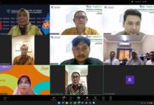 Pt Azaki Food Internasional Jalin Kerjasama Ekspor Tempe Dengan Tamaiz Asia Trading Teropongistana.com Bogor – Pt Azaki Food Internasional Resmi Menandatangani Nota Kesepahaman (Mou) Dengan Tamaiz Asia Trading And Marketing Est, Perusahaan Distributor Ternama Di Arab Saudi. Penandatanganan Ini Menandai Langkah Strategis Dalam Ekspansi Produk Tempe Azaki Ke Pasar Timur Tengah, Khususnya Arab Saudi. Seminggu Setelah Penandatanganan Mou Ini, Akan Disusul Dengan Pelepasan Ekspor Perdana Tempe Azaki Ke Arab Saudi Sebanyak 17, 2 Ton Dalam 1 Kontainer Ukuran 40 Feet. Acara Penandatanganan Ini Dilaksanakan Secara Online Melalui Zoom Yang Difasilitasi Oleh Itpc Jeddah Antara Cucup Ruhiyat-Direktur Pt Azaki Food Internasional Dengan Said Al Moudi Direktur Tamaiz Asia Trading And Marketing. Turut Hadir Pejabat Pemerintah Diantaranya Direktur Jenderal Pengembangan Ekspor Nasional-Fajarini Puntodewi, S.h., M.si., Direktur Pengembangan Pasar Dan Informasi Ekspor-Bayu Wicaksono Putro, S.t., M.a., Kepala Itpc Jeddah-Bagas Haryotejo, General Manager Retail Productive Banking (Rpb) Bni-I Nyoman Astiawan, Manager Markom &Amp;Amp; Customer Experience &Amp;Amp; Business Development Bni Xpora-Krisdiana Wijaya Kasimin, 12 Maret 2025. Direktur Pt Azaki Food Internasional, Cucup Ruhiyat, Menyampaikan Bahwa Kerja Sama Ini Merupakan Bagian Dari Komitmen Perusahaan Dalam Membawa Tempe Sebagai Makanan Khas Indonesia Ke Pasar Global. “Saya Ucapakan Terima Kasih Kepada Tamaiz Yang Telah Mempercayai Produk Tempe Azaki, Kami Sangat Antusias Dengan Kemitraan Ini. Tamaiz Asia Trading Adalah Mitra Yang Tepat Untuk Mendistribusikan Tempe Azaki Di Arab Saudi. Saya Juga Mengucapkan Terima Kasih Kepada Kementerian Perdagangan Dan Bni Xpora Yang Senantiasa Mendukung Kami Melalui Berbagai Fasilitas Promosinya. Dengan Kerja Sama Ini, Kami Berharap Produk Tempe Indonesia Dapat Semakin Dikenal Dan Diterima Luas Di Pasar Internasional,” Ujar Cucup Ruhiyat. Sementara Itu, Direktur Tamaiz Asia Trading, Said Al Moudi, Menyatakan Bahwa Pihaknya Melihat Potensi Besar Dalam Produk Tempe Sebagai Makanan Sehat Dan Bernutrisi Tinggi Yang Digemari Oleh Para Jemaah Haji Indonesia. “Kami Sangat Senang Bisa Bekerja Sama Dengan Azaki Food Internasional. Kami Adalah Perusahaan Pertama Di Arab Saudi Yang Impor Tempe Dari Indonesia. Target Awal Kami Adalah Pemenuhan Catering Jemaah Haji, Dan Akan Terus Dikembangkan Ke Pasar Retail Di Seluruh Arab Saudi.” Ujarnya. “Saya Ucapkan Selamat Atas Terjalinnya Kerjasama Antara Pt Azaki Food Internasional Dengan Tamaiz, Terlebih Ini Merupakan Hasil Dari Kegiatan Trade Expo Indonesia Yang Diselenggarakan Oleh Kementerian Perdagangan. Selain Itu, Kementerian Perdagangan Juga Memiliki Perwakilan Di Luar Negeri Yang Bisa Dimanfaatkan Untuk Mendukung Proses Ekspor Khususnya Pengembangan Bisnis Umkm Indonesia”, Tutur Fajarini Puntodewi, Dirjen Pen Kemendag. “Saya Juga Mengucapkan Selamat Kepada Pt Azaki, Azaki Ini Merupakan Umkm Unggulan Bni Xpora, Kami Di Bni Xpora Akan Terus Meningkatkan Pembinaan Kepada Umkm-Umkm Lainnya Untuk Menyusul Azaki Bisa Sukses Ekspor” Ucap I Nyoman Astiawan-Gm Rpb Bni. Penandatanganan Mou Ini Diharapkan Menjadi Awal Dari Kerja Sama Jangka Panjang Antara Kedua Perusahaan, Sekaligus Membuka Peluang Bagi Lebih Banyak Produk Indonesia Untuk Memasuki Pasar Timur Tengah. Dengan Standar Kualitas Internasional Yang Diterapkan Oleh Pt Azaki Food Internasional, Kerja Sama Ini Diharapkan Dapat Semakin Memperkuat Posisi Indonesia Sebagai Pemain Utama Dalam Industri Pangan Global. Kerja Sama Ini Juga Sejalan Dengan Upaya Pemerintah Dalam Meningkatkan Ekspor Produk Makanan Olahan Indonesia. Dengan Dukungan Dari Berbagai Pihak, Pt Azaki Food Internasional Optimis Bahwa Produk Tempe Azaki Dapat Menjadi Salah Satu Ikon Kuliner Indonesia Yang Mendunia.