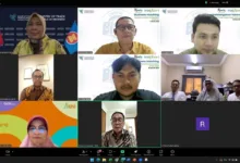 PT Azaki Food Internasional Jalin Kerjasama Ekspor Tempe Dengan Tamaiz Asia Trading Teropongistana.com Bogor – PT Azaki Food Internasional resmi menandatangani Nota Kesepahaman (MoU) dengan Tamaiz Asia Trading and Marketing Est, perusahaan distributor ternama di Arab Saudi. Penandatanganan ini menandai langkah strategis dalam ekspansi produk Tempe Azaki ke pasar Timur Tengah, khususnya Arab Saudi. Seminggu setelah penandatanganan MoU ini, akan disusul dengan pelepasan ekspor perdana Tempe Azaki ke Arab Saudi sebanyak 17, 2 ton dalam 1 kontainer ukuran 40 feet. Acara penandatanganan ini dilaksanakan secara online melalui zoom yang difasilitasi oleh ITPC Jeddah antara Cucup Ruhiyat-Direktur PT Azaki Food Internasional dengan Said Al Moudi Direktur Tamaiz Asia Trading and Marketing. Turut hadir pejabat pemerintah diantaranya Direktur Jenderal Pengembangan Ekspor Nasional-Fajarini Puntodewi, S.H., M.Si., Direktur Pengembangan Pasar dan Informasi Ekspor-Bayu Wicaksono Putro, S.T., M.A., Kepala ITPC Jeddah-Bagas Haryotejo, General Manager Retail Productive Banking (RPB) BNI-I Nyoman Astiawan, Manager Markom & Customer Experience & Business Development BNI Xpora-Krisdiana Wijaya Kasimin, 12 Maret 2025. Direktur PT Azaki Food Internasional, Cucup Ruhiyat, menyampaikan bahwa kerja sama ini merupakan bagian dari komitmen perusahaan dalam membawa tempe sebagai makanan khas Indonesia ke pasar global. “Saya ucapakan terima kasih kepada Tamaiz yang telah mempercayai produk Tempe Azaki, Kami sangat antusias dengan kemitraan ini. Tamaiz Asia Trading adalah mitra yang tepat untuk mendistribusikan Tempe Azaki di Arab Saudi. Saya juga mengucapkan terima kasih kepada Kementerian Perdagangan dan BNI Xpora yang senantiasa mendukung kami melalui berbagai fasilitas promosinya. Dengan kerja sama ini, kami berharap produk tempe Indonesia dapat semakin dikenal dan diterima luas di pasar internasional,” ujar Cucup Ruhiyat. Sementara itu, Direktur Tamaiz Asia Trading, Said Al Moudi, menyatakan bahwa pihaknya melihat potensi besar dalam produk tempe sebagai makanan sehat dan bernutrisi tinggi yang digemari oleh para Jemaah haji Indonesia. “Kami sangat senang bisa bekerja sama dengan Azaki Food Internasional. Kami adalah perusahaan pertama di Arab Saudi yang impor tempe dari Indonesia. Target awal kami adalah pemenuhan catering Jemaah haji, dan akan terus dikembangkan ke pasar retail di seluruh Arab Saudi.” ujarnya. “Saya ucapkan selamat atas terjalinnya kerjasama antara PT Azaki Food Internasional dengan Tamaiz, terlebih ini merupakan hasil dari kegiatan Trade Expo Indonesia yang diselenggarakan oleh Kementerian Perdagangan. Selain itu, Kementerian Perdagangan juga memiliki perwakilan di luar negeri yang bisa dimanfaatkan untuk mendukung proses ekspor khususnya pengembangan bisnis UMKM Indonesia”, tutur Fajarini Puntodewi, Dirjen PEN Kemendag. “Saya juga mengucapkan selamat kepada PT Azaki, Azaki ini merupakan UMKM unggulan BNI Xpora, kami di BNI Xpora akan terus meningkatkan pembinaan kepada UMKM-UMKM lainnya untuk menyusul Azaki bisa sukses ekspor” ucap I Nyoman Astiawan-GM RPB BNI. Penandatanganan MoU ini diharapkan menjadi awal dari kerja sama jangka panjang antara kedua perusahaan, sekaligus membuka peluang bagi lebih banyak produk Indonesia untuk memasuki pasar Timur Tengah. Dengan standar kualitas internasional yang diterapkan oleh PT Azaki Food Internasional, kerja sama ini diharapkan dapat semakin memperkuat posisi Indonesia sebagai pemain utama dalam industri pangan global. Kerja sama ini juga sejalan dengan upaya pemerintah dalam meningkatkan ekspor produk makanan olahan Indonesia. Dengan dukungan dari berbagai pihak, PT Azaki Food Internasional optimis bahwa produk Tempe Azaki dapat menjadi salah satu ikon kuliner Indonesia yang mendunia.