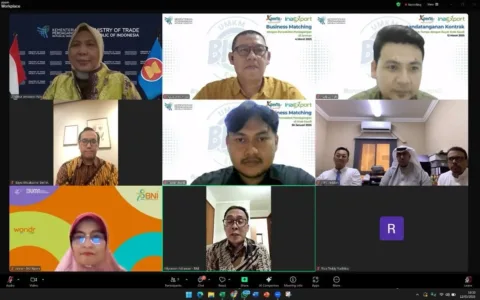 PT Azaki Food Internasional Jalin Kerjasama Ekspor Tempe Dengan Tamaiz Asia Trading Teropongistana.com Bogor – PT Azaki Food Internasional resmi menandatangani Nota Kesepahaman (MoU) dengan Tamaiz Asia Trading and Marketing Est, perusahaan distributor ternama di Arab Saudi. Penandatanganan ini menandai langkah strategis dalam ekspansi produk Tempe Azaki ke pasar Timur Tengah, khususnya Arab Saudi. Seminggu setelah penandatanganan MoU ini, akan disusul dengan pelepasan ekspor perdana Tempe Azaki ke Arab Saudi sebanyak 17, 2 ton dalam 1 kontainer ukuran 40 feet. Acara penandatanganan ini dilaksanakan secara online melalui zoom yang difasilitasi oleh ITPC Jeddah antara Cucup Ruhiyat-Direktur PT Azaki Food Internasional dengan Said Al Moudi Direktur Tamaiz Asia Trading and Marketing. Turut hadir pejabat pemerintah diantaranya Direktur Jenderal Pengembangan Ekspor Nasional-Fajarini Puntodewi, S.H., M.Si., Direktur Pengembangan Pasar dan Informasi Ekspor-Bayu Wicaksono Putro, S.T., M.A., Kepala ITPC Jeddah-Bagas Haryotejo, General Manager Retail Productive Banking (RPB) BNI-I Nyoman Astiawan, Manager Markom & Customer Experience & Business Development BNI Xpora-Krisdiana Wijaya Kasimin, 12 Maret 2025. Direktur PT Azaki Food Internasional, Cucup Ruhiyat, menyampaikan bahwa kerja sama ini merupakan bagian dari komitmen perusahaan dalam membawa tempe sebagai makanan khas Indonesia ke pasar global. “Saya ucapakan terima kasih kepada Tamaiz yang telah mempercayai produk Tempe Azaki, Kami sangat antusias dengan kemitraan ini. Tamaiz Asia Trading adalah mitra yang tepat untuk mendistribusikan Tempe Azaki di Arab Saudi. Saya juga mengucapkan terima kasih kepada Kementerian Perdagangan dan BNI Xpora yang senantiasa mendukung kami melalui berbagai fasilitas promosinya. Dengan kerja sama ini, kami berharap produk tempe Indonesia dapat semakin dikenal dan diterima luas di pasar internasional,” ujar Cucup Ruhiyat. Sementara itu, Direktur Tamaiz Asia Trading, Said Al Moudi, menyatakan bahwa pihaknya melihat potensi besar dalam produk tempe sebagai makanan sehat dan bernutrisi tinggi yang digemari oleh para Jemaah haji Indonesia. “Kami sangat senang bisa bekerja sama dengan Azaki Food Internasional. Kami adalah perusahaan pertama di Arab Saudi yang impor tempe dari Indonesia. Target awal kami adalah pemenuhan catering Jemaah haji, dan akan terus dikembangkan ke pasar retail di seluruh Arab Saudi.” ujarnya. “Saya ucapkan selamat atas terjalinnya kerjasama antara PT Azaki Food Internasional dengan Tamaiz, terlebih ini merupakan hasil dari kegiatan Trade Expo Indonesia yang diselenggarakan oleh Kementerian Perdagangan. Selain itu, Kementerian Perdagangan juga memiliki perwakilan di luar negeri yang bisa dimanfaatkan untuk mendukung proses ekspor khususnya pengembangan bisnis UMKM Indonesia”, tutur Fajarini Puntodewi, Dirjen PEN Kemendag. “Saya juga mengucapkan selamat kepada PT Azaki, Azaki ini merupakan UMKM unggulan BNI Xpora, kami di BNI Xpora akan terus meningkatkan pembinaan kepada UMKM-UMKM lainnya untuk menyusul Azaki bisa sukses ekspor” ucap I Nyoman Astiawan-GM RPB BNI. Penandatanganan MoU ini diharapkan menjadi awal dari kerja sama jangka panjang antara kedua perusahaan, sekaligus membuka peluang bagi lebih banyak produk Indonesia untuk memasuki pasar Timur Tengah. Dengan standar kualitas internasional yang diterapkan oleh PT Azaki Food Internasional, kerja sama ini diharapkan dapat semakin memperkuat posisi Indonesia sebagai pemain utama dalam industri pangan global. Kerja sama ini juga sejalan dengan upaya pemerintah dalam meningkatkan ekspor produk makanan olahan Indonesia. Dengan dukungan dari berbagai pihak, PT Azaki Food Internasional optimis bahwa produk Tempe Azaki dapat menjadi salah satu ikon kuliner Indonesia yang mendunia.