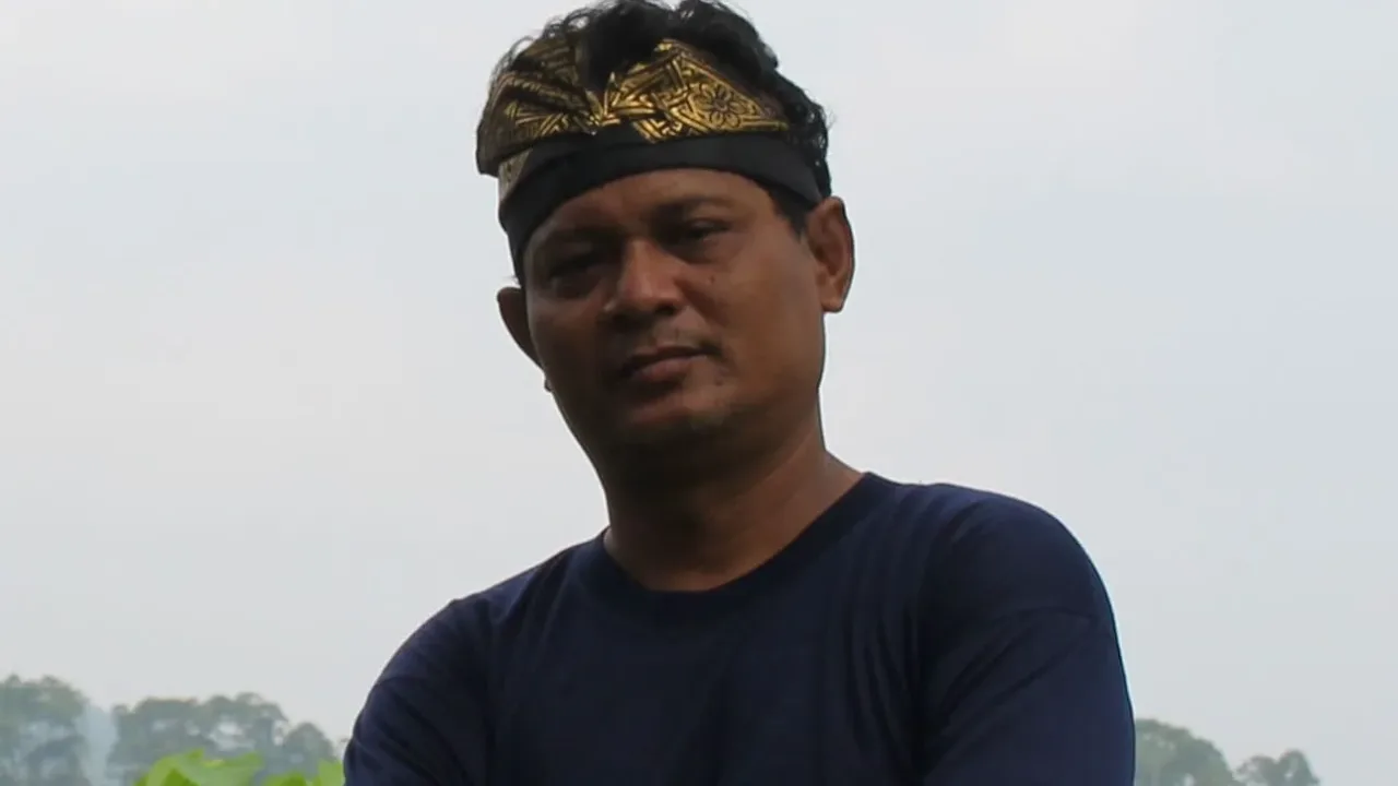 Teropongistana.com Jakarta - Tri Satria Mantan aktifis mahasiswa tahun 98 menyoroti pencopotan Kepala Sma 6 Kota Depok menurutnya, Akibat tidak mengindahkan himbauan Kang Dedi Mulyadi yang saat itu baru saja terpilih menjadi Gubernur Jawa Barat. agar kegiatan Study Tour dibatalkan, Kepala SMAN 6 Kota Depok dicopot dari jabatan. "Himbauan untuk membatalkan kegiatan Study tour tersebut disampaikan setelah adanya pengaduan dari orang tua wali murid yang keberatan dengan kegiatan yang berbayar sekitar 3 jutaan. Akibat dari mengabaikan himbauan tersebut, Kepala SMAN 6 Kota Depok dicopot dari jabatannya. Masih dikatakan vetris, Pencopotan itu dilakukan setelah Kang Dedi Mulyadi resmi dilantik menjadi Gubernur Jawa Barat periode 2024 - 2029. Kepala sekolah pun berdalih, Study tour tidak mungkin dibatalkan karena dekatnya waktu himbauan dengan waktu keberangkatan. Selain itu, Study tour tersebut juga telah mendapatkan persetujuan dari orang tua wali murd melalui pengurus komite sekolah. Terkait pembiayaan Study tour juga menggunakan sistem subsidi silang, dimana mereka yang tidak mampu akan ditalangi oleh yang mampu dengan begitu kendala ekonomi bisa disiasati. Bahkan kegiatan tersebut bukanlah untuk piknik semata melainkan untuk memenuhi minat siswa didalam memilih penjurusan kuliah, itulah sebabnya study tour diarahkan bukan hanya ke tempat wisata, melainkan juga ke beberapa perguruan tinggi di Surabaya. Study tour yang selama ini diduga hanya dijadikan sebagai ladang bisnis bagi panitia baik itu kepala sekolah ataupun guru, ramai dipersoalkan di tengah masyarakat. Padahal kegiatan tersebut sudah berjalan bertahun-tahun sepertinya sudah menjadi tradisi yang wajib dilaksanakan setelah siswa mengakhiri masa kelulusan Bukan hanya soal pembiayaan yang memberatkan dimana orang tua harus merogoh kantong lebih dalam untuk membiayai study tour, tapi juga harus mempersiapkan biaya untuk jenjang pendidikan selanjutjya. Dikatakan vetris, Selain itu kegiatan tersebut juga terkadang malah menimbulkan korban jiwa akibat dari buruknya sistem transportasi. Hal ini tidak terlepas dari proses negosiasi harga bersama para penyedia jasa wisata agar memberi kisaran harga yang minim. Pada akhirnya bus untuk mengangkut pesertapun tidak diperhatikan kelayakan jalannya. . Kegiatan Study tour yang selama ini dilaksanakan oleh sekolah yang pasti memang harus dievaluasi namun demikian pencopotan jabatan terhadap Kepala SMAN 6 Kota Depok terkait dengan kegiatab study tour perlu dipertimbangkan, mengingat banyaknya kendala di lapangan yang mungkin tidak diketahui. Jika kegiatan tersebut dibatalkan begitu saja dalam waktu yang sangat dekat, mujgiin bukan hanya soal pembiayaan yang sudah dibayarkan ke vendor, melainkan juga soal psikologi murid yang akan berangkat dan telah mempersiapkan segala sesuatunya, dimana banyak siswa yang sudah membayangkan saat berada di tempat tujuan wisata dengan segala rencana nya masing-masing. Tidak terbayangkan jika hal itu langsung dibatalkan ditengah harapan yang mengusik tidurnya disepanjang malam menjelang keberangkatan esok pagi. Selain itu, fleksibilitas kebijakan sebagai pemimpin daerah juga perlu diterapkan. Karena besar kemungkinan sudah banyak pengabdian, kontribusi dan prestasi yang dicatat oleh kepala SMAN 6 Kota Depok khusunya didalam dunia pendidikan. Lalu segala kebaikan itu seperti hilang dalam sekejap diatas kertas yang mencopot jabatannya hanya karena permasalahan study tour. Kedepan perlu adanya regulasi yang diterapkan dan diawasi oleh semua pihak agar semua kegiatan yang dilaksanakan disekolah terhindar dari hal yang memberatkan orang tua wali murid. Begitupun dengan para pemangku jabatan di setiap kota agar tidak melakukan pembiaran yang pada akhirnya warga sekolah yang menjadi korban. Sebagai evaluasi kedepan, ada baiknya sekolah juga dapat menyesuaikan, dimana kegiatan yang dilaksanakan harus dapat menghasilkan dan memiliki imbas pada pendidikan siswa, bukan karena keinginan guru atau kepala sekolah secara pribadi. Sebenarnya jika ingin melaksanakan Study Tour dengan lebih baik dan terarah, bahkan memiliki resiko korban jiwa yang kecil, bisa saja sekolah mengarahkan kegiatan murid ke beberapa tempat wisata yang banyak terdapat didalam kota. Karena setiap daerah atau kota di Indonesia pasti kaya akan lokasi wisata. Baik itu dari sisi sejarah, budaya ataupun lingkungan hidup. Bukan hanya memperkecil resiko kecelakaan karena lokasi wisata yang dekat, study tour tanpa harus keluar kota juga dapat menanamkan rasa memiliki adat, budaya dan alam yang dimiliki di kota tempat tinggalnya. Bahkan besar kemungkinan dari kegiatan tersebut akan melahirkan pemikir yang handal terkait dengan kemajuan kotanya. Ada banyak ide brilian yang tercipta dari para siswa untuk lebih meningkatkan wisatawan luar untuk datang yang justru malah menghasilkan pendapatan daerah. Atau bisa juga kelak setelah siswa menjadi pemangku kepentingan, akan menambah warna baru dan gebrakan dalam dunia wisata.