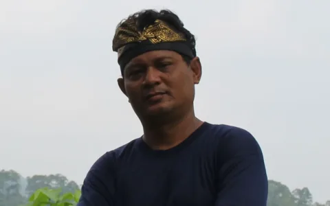 Teropongistana.com Jakarta - Tri Satria Mantan aktifis mahasiswa tahun 98 menyoroti pencopotan Kepala Sma 6 Kota Depok menurutnya, Akibat tidak mengindahkan himbauan Kang Dedi Mulyadi yang saat itu baru saja terpilih menjadi Gubernur Jawa Barat. agar kegiatan Study Tour dibatalkan, Kepala SMAN 6 Kota Depok dicopot dari jabatan. "Himbauan untuk membatalkan kegiatan Study tour tersebut disampaikan setelah adanya pengaduan dari orang tua wali murid yang keberatan dengan kegiatan yang berbayar sekitar 3 jutaan. Akibat dari mengabaikan himbauan tersebut, Kepala SMAN 6 Kota Depok dicopot dari jabatannya. Masih dikatakan vetris, Pencopotan itu dilakukan setelah Kang Dedi Mulyadi resmi dilantik menjadi Gubernur Jawa Barat periode 2024 - 2029. Kepala sekolah pun berdalih, Study tour tidak mungkin dibatalkan karena dekatnya waktu himbauan dengan waktu keberangkatan. Selain itu, Study tour tersebut juga telah mendapatkan persetujuan dari orang tua wali murd melalui pengurus komite sekolah. Terkait pembiayaan Study tour juga menggunakan sistem subsidi silang, dimana mereka yang tidak mampu akan ditalangi oleh yang mampu dengan begitu kendala ekonomi bisa disiasati. Bahkan kegiatan tersebut bukanlah untuk piknik semata melainkan untuk memenuhi minat siswa didalam memilih penjurusan kuliah, itulah sebabnya study tour diarahkan bukan hanya ke tempat wisata, melainkan juga ke beberapa perguruan tinggi di Surabaya. Study tour yang selama ini diduga hanya dijadikan sebagai ladang bisnis bagi panitia baik itu kepala sekolah ataupun guru, ramai dipersoalkan di tengah masyarakat. Padahal kegiatan tersebut sudah berjalan bertahun-tahun sepertinya sudah menjadi tradisi yang wajib dilaksanakan setelah siswa mengakhiri masa kelulusan Bukan hanya soal pembiayaan yang memberatkan dimana orang tua harus merogoh kantong lebih dalam untuk membiayai study tour, tapi juga harus mempersiapkan biaya untuk jenjang pendidikan selanjutjya. Dikatakan vetris, Selain itu kegiatan tersebut juga terkadang malah menimbulkan korban jiwa akibat dari buruknya sistem transportasi. Hal ini tidak terlepas dari proses negosiasi harga bersama para penyedia jasa wisata agar memberi kisaran harga yang minim. Pada akhirnya bus untuk mengangkut pesertapun tidak diperhatikan kelayakan jalannya. . Kegiatan Study tour yang selama ini dilaksanakan oleh sekolah yang pasti memang harus dievaluasi namun demikian pencopotan jabatan terhadap Kepala SMAN 6 Kota Depok terkait dengan kegiatab study tour perlu dipertimbangkan, mengingat banyaknya kendala di lapangan yang mungkin tidak diketahui. Jika kegiatan tersebut dibatalkan begitu saja dalam waktu yang sangat dekat, mujgiin bukan hanya soal pembiayaan yang sudah dibayarkan ke vendor, melainkan juga soal psikologi murid yang akan berangkat dan telah mempersiapkan segala sesuatunya, dimana banyak siswa yang sudah membayangkan saat berada di tempat tujuan wisata dengan segala rencana nya masing-masing. Tidak terbayangkan jika hal itu langsung dibatalkan ditengah harapan yang mengusik tidurnya disepanjang malam menjelang keberangkatan esok pagi. Selain itu, fleksibilitas kebijakan sebagai pemimpin daerah juga perlu diterapkan. Karena besar kemungkinan sudah banyak pengabdian, kontribusi dan prestasi yang dicatat oleh kepala SMAN 6 Kota Depok khusunya didalam dunia pendidikan. Lalu segala kebaikan itu seperti hilang dalam sekejap diatas kertas yang mencopot jabatannya hanya karena permasalahan study tour. Kedepan perlu adanya regulasi yang diterapkan dan diawasi oleh semua pihak agar semua kegiatan yang dilaksanakan disekolah terhindar dari hal yang memberatkan orang tua wali murid. Begitupun dengan para pemangku jabatan di setiap kota agar tidak melakukan pembiaran yang pada akhirnya warga sekolah yang menjadi korban. Sebagai evaluasi kedepan, ada baiknya sekolah juga dapat menyesuaikan, dimana kegiatan yang dilaksanakan harus dapat menghasilkan dan memiliki imbas pada pendidikan siswa, bukan karena keinginan guru atau kepala sekolah secara pribadi. Sebenarnya jika ingin melaksanakan Study Tour dengan lebih baik dan terarah, bahkan memiliki resiko korban jiwa yang kecil, bisa saja sekolah mengarahkan kegiatan murid ke beberapa tempat wisata yang banyak terdapat didalam kota. Karena setiap daerah atau kota di Indonesia pasti kaya akan lokasi wisata. Baik itu dari sisi sejarah, budaya ataupun lingkungan hidup. Bukan hanya memperkecil resiko kecelakaan karena lokasi wisata yang dekat, study tour tanpa harus keluar kota juga dapat menanamkan rasa memiliki adat, budaya dan alam yang dimiliki di kota tempat tinggalnya. Bahkan besar kemungkinan dari kegiatan tersebut akan melahirkan pemikir yang handal terkait dengan kemajuan kotanya. Ada banyak ide brilian yang tercipta dari para siswa untuk lebih meningkatkan wisatawan luar untuk datang yang justru malah menghasilkan pendapatan daerah. Atau bisa juga kelak setelah siswa menjadi pemangku kepentingan, akan menambah warna baru dan gebrakan dalam dunia wisata.