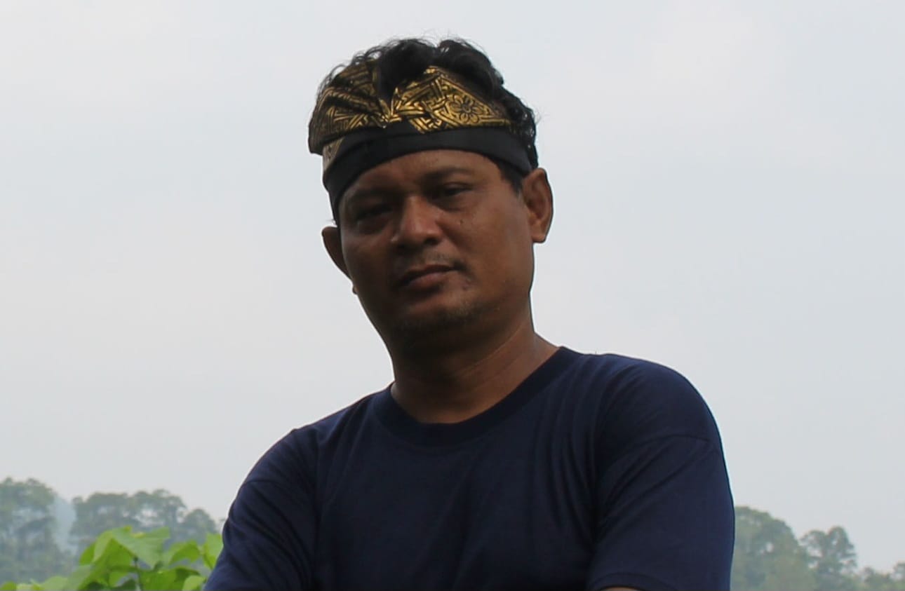 Teropongistana.com Jakarta - Tri Satria Mantan Aktifis Mahasiswa Tahun 98 Menyoroti Pencopotan Kepala Sma 6 Kota Depok Menurutnya, Akibat Tidak Mengindahkan Himbauan Kang Dedi Mulyadi Yang Saat Itu Baru Saja Terpilih Menjadi Gubernur Jawa Barat. Agar Kegiatan Study Tour Dibatalkan, Kepala Sman 6 Kota Depok Dicopot Dari Jabatan. &Amp;Quot;Himbauan Untuk Membatalkan Kegiatan Study Tour Tersebut Disampaikan Setelah Adanya Pengaduan Dari Orang Tua Wali Murid Yang Keberatan Dengan Kegiatan Yang Berbayar Sekitar 3 Jutaan. Akibat Dari Mengabaikan Himbauan Tersebut, Kepala Sman 6 Kota Depok Dicopot Dari Jabatannya. Masih Dikatakan Vetris, Pencopotan Itu Dilakukan Setelah Kang Dedi Mulyadi Resmi Dilantik Menjadi Gubernur Jawa Barat Periode 2024 - 2029. Kepala Sekolah Pun Berdalih, Study Tour Tidak Mungkin Dibatalkan Karena Dekatnya Waktu Himbauan Dengan Waktu Keberangkatan. Selain Itu, Study Tour Tersebut Juga Telah Mendapatkan Persetujuan Dari Orang Tua Wali Murd Melalui Pengurus Komite Sekolah. Terkait Pembiayaan Study Tour Juga Menggunakan Sistem Subsidi Silang, Dimana Mereka Yang Tidak Mampu Akan Ditalangi Oleh Yang Mampu Dengan Begitu Kendala Ekonomi Bisa Disiasati. Bahkan Kegiatan Tersebut Bukanlah Untuk Piknik Semata Melainkan Untuk Memenuhi Minat Siswa Didalam Memilih Penjurusan Kuliah, Itulah Sebabnya Study Tour Diarahkan Bukan Hanya Ke Tempat Wisata, Melainkan Juga Ke Beberapa Perguruan Tinggi Di Surabaya. Study Tour Yang Selama Ini Diduga Hanya Dijadikan Sebagai Ladang Bisnis Bagi Panitia Baik Itu Kepala Sekolah Ataupun Guru, Ramai Dipersoalkan Di Tengah Masyarakat. Padahal Kegiatan Tersebut Sudah Berjalan Bertahun-Tahun Sepertinya Sudah Menjadi Tradisi Yang Wajib Dilaksanakan Setelah Siswa Mengakhiri Masa Kelulusan Bukan Hanya Soal Pembiayaan Yang Memberatkan Dimana Orang Tua Harus Merogoh Kantong Lebih Dalam Untuk Membiayai Study Tour, Tapi Juga Harus Mempersiapkan Biaya Untuk Jenjang Pendidikan Selanjutjya. Dikatakan Vetris, Selain Itu Kegiatan Tersebut Juga Terkadang Malah Menimbulkan Korban Jiwa Akibat Dari Buruknya Sistem Transportasi. Hal Ini Tidak Terlepas Dari Proses Negosiasi Harga Bersama Para Penyedia Jasa Wisata Agar Memberi Kisaran Harga Yang Minim. Pada Akhirnya Bus Untuk Mengangkut Pesertapun Tidak Diperhatikan Kelayakan Jalannya. . Kegiatan Study Tour Yang Selama Ini Dilaksanakan Oleh Sekolah Yang Pasti Memang Harus Dievaluasi Namun Demikian Pencopotan Jabatan Terhadap Kepala Sman 6 Kota Depok Terkait Dengan Kegiatab Study Tour Perlu Dipertimbangkan, Mengingat Banyaknya Kendala Di Lapangan Yang Mungkin Tidak Diketahui. Jika Kegiatan Tersebut Dibatalkan Begitu Saja Dalam Waktu Yang Sangat Dekat, Mujgiin Bukan Hanya Soal Pembiayaan Yang Sudah Dibayarkan Ke Vendor, Melainkan Juga Soal Psikologi Murid Yang Akan Berangkat Dan Telah Mempersiapkan Segala Sesuatunya, Dimana Banyak Siswa Yang Sudah Membayangkan Saat Berada Di Tempat Tujuan Wisata Dengan Segala Rencana Nya Masing-Masing. Tidak Terbayangkan Jika Hal Itu Langsung Dibatalkan Ditengah Harapan Yang Mengusik Tidurnya Disepanjang Malam Menjelang Keberangkatan Esok Pagi. Selain Itu, Fleksibilitas Kebijakan Sebagai Pemimpin Daerah Juga Perlu Diterapkan. Karena Besar Kemungkinan Sudah Banyak Pengabdian, Kontribusi Dan Prestasi Yang Dicatat Oleh Kepala Sman 6 Kota Depok Khusunya Didalam Dunia Pendidikan. Lalu Segala Kebaikan Itu Seperti Hilang Dalam Sekejap Diatas Kertas Yang Mencopot Jabatannya Hanya Karena Permasalahan Study Tour. Kedepan Perlu Adanya Regulasi Yang Diterapkan Dan Diawasi Oleh Semua Pihak Agar Semua Kegiatan Yang Dilaksanakan Disekolah Terhindar Dari Hal Yang Memberatkan Orang Tua Wali Murid. Begitupun Dengan Para Pemangku Jabatan Di Setiap Kota Agar Tidak Melakukan Pembiaran Yang Pada Akhirnya Warga Sekolah Yang Menjadi Korban. Sebagai Evaluasi Kedepan, Ada Baiknya Sekolah Juga Dapat Menyesuaikan, Dimana Kegiatan Yang Dilaksanakan Harus Dapat Menghasilkan Dan Memiliki Imbas Pada Pendidikan Siswa, Bukan Karena Keinginan Guru Atau Kepala Sekolah Secara Pribadi. Sebenarnya Jika Ingin Melaksanakan Study Tour Dengan Lebih Baik Dan Terarah, Bahkan Memiliki Resiko Korban Jiwa Yang Kecil, Bisa Saja Sekolah Mengarahkan Kegiatan Murid Ke Beberapa Tempat Wisata Yang Banyak Terdapat Didalam Kota. Karena Setiap Daerah Atau Kota Di Indonesia Pasti Kaya Akan Lokasi Wisata. Baik Itu Dari Sisi Sejarah, Budaya Ataupun Lingkungan Hidup. Bukan Hanya Memperkecil Resiko Kecelakaan Karena Lokasi Wisata Yang Dekat, Study Tour Tanpa Harus Keluar Kota Juga Dapat Menanamkan Rasa Memiliki Adat, Budaya Dan Alam Yang Dimiliki Di Kota Tempat Tinggalnya. Bahkan Besar Kemungkinan Dari Kegiatan Tersebut Akan Melahirkan Pemikir Yang Handal Terkait Dengan Kemajuan Kotanya. Ada Banyak Ide Brilian Yang Tercipta Dari Para Siswa Untuk Lebih Meningkatkan Wisatawan Luar Untuk Datang Yang Justru Malah Menghasilkan Pendapatan Daerah. Atau Bisa Juga Kelak Setelah Siswa Menjadi Pemangku Kepentingan, Akan Menambah Warna Baru Dan Gebrakan Dalam Dunia Wisata.