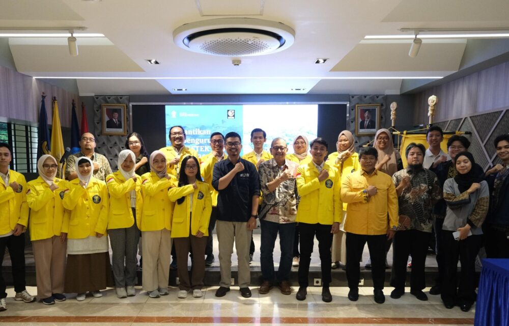 Pelantikan Addin Ketua Umum Dan Kepengurusan Impastek Ui 2025: Membuktikan Bahwa Setiap Orang Bisa Maju, Berkembang Dan Meraih Kesempatan Teropongistana.com Depok  – Pelantikan Kepengurusan Ikatan Mahasiswa Pascasarjana Teknik (Impastek) Universitas Indonesia (Ui) 2025 Berlangsung Dengan Penuh Semangat Di Smart Meeting Room (Smr), Gedung Dekanat Lantai 1 Ftui. Acara Ini Menandai Awal Perjalanan Kepemimpinan Baru Yang Akan Membawa Impastek Ui Ke Arah Yang Lebih Inovatif Dan Berdampak, 7 Maret 2025. Ketua Impastek Ui 2025 Yang Baru Dilantik, Addin, Merupakan Sosok Yang Mencetak Sejarah Dalam Organisasi Ini. Ia Adalah Putra Daerah Pertama Dari Kabupaten Bojonegoro, Jawa Timur, Serta Alumni Mahasiswa Kampus Swasta Universitas Muhammadiyah Malang Yang Pertama Yang Memimpin Impastek Ui. Prestasinya Tidak Hanya Terbatas Dalam Akademik, Tetapi Juga Dalam Kepemimpinan Dan Non Akademik. Sebelum Menempuh Studi Di Ui, Ia Pernah Meraih Gelar Mahasiswa Berprestasi Fakultas Teknik Di Universitas Muhammadiyah Malang, Sering Berprestasi Dibidang Olahraga Dan Seni. Aktif Diorganisasi Kepemudaan, Pecinta Lingkungan, Keolahragaan Dan Sosial Kemanusiaan Seperti, Kader Hmi Komisariat Teknik Universitas Muhammadiyah Malang ( Lk 2 Korkom Unj Cabang Jakarta Raya), Ketua Ranting Kota Letting 2014 Pencak Silat Psht Bojonegoro, Ketua Himpunan Mahasiswa Mesin Umm 18/19, Founder Relawan Turun Tangan Bojonegoro 2020 Dalam Sambutannya, Addin Menyampaikan Pesan Inspiratif Yang Menggugah Semangat. Dengan Latar Belakang Sederhana, Ia Menegaskan Bahwa Kepemimpinan Bukan Tentang Siapa Yang Berasal Dari Keluarga Terpandang Atau Universitas Ternama, Tetapi Tentang Siapa Yang Mau Mengusahakan Dan Bekerja Keras. Asal Mau Berproses, Asal Mau Belajar, Apapapun Medan Jalannya Insyallah Lancar &Quot;Saya Bukanlah Anak Dari Konglomerat Mentereng. Saya Anak Dari Seorang Ayah Yang Bekerja Sebagai Pns Dan Aktif Di Muhammadiyah, Serta Ibu Yang Dulunya Di Bkkbn Dan Kini Bekerja Di Bagian Keuangan Pemkab. Saya Bukan Berasal Dari Kota Metropolitan Yang Serba Ada, Saya Berasal Dari Kabupaten Bojonegoro Yang Apa Adanya, Tapi Luar Biasa. Saya Juga Bukan Lulusan Peringkat 10 Kampus Terbaik Di Indonesia, Saya Berasal Dari Kampus Swasta Yang Terkadang Dipandang Sebelah Mata. Namun, Hari Ini Saya Berdiri Di Sini Yang Awalnya Dirangkul Dan Diajak Oleh Pak Romadhani Untuk Membuktikan Bahwa Siapapun Berhak Untuk Maju, Berkembang, Dan Meraih Kesempatan. Bersama Kampus Tercinta Universitas Indonesia,&Quot; Ungkapnya Dengan Penuh Keyakinan. Namun, Dengan Keyakinan Dan Dukungan Banyak Pihak, Ia Kini Berdiri Di Universitas Indonesia, Sebuah Institusi Pendidikan Ternama, Membuktikan Bahwa Setiap Orang Berhak Maju Dan Berkembang. Ia Menegaskan Bahwa Perjalanan Menuju Posisi Ini Bukanlah Hal Yang Mudah, Tetapi Keberanian Untuk Menerima Tantangan Dan Keinginan Untuk Terus Belajar Membuatnya Mampu Melangkah Sejauh Ini. Dengan Mengusung Semangat &Quot;Sua Kan Rasa, Suar Kan Asa&Quot; Serta Tagline #Unggulberdampak, Addin Berkomitmen Menjadikan Impastek Ui Lebih Dari Sekadar Tempat Berkumpul. Impastek Ui Akan Menjadi Ruang Untuk Bertumbuh, Berkolaborasi, Dan Memberikan Dampak Nyata Bagi Mahasiswa Serta Lingkungan Sekitar. Acara Pelantikan Dihadiri Oleh Wakil Dekan Bidang Pendidikan, Penelitian, Dan Kemahasiswaan Ftui, Prof. Dr. Ir. Yanuar, M.eng., M.sc., Manajer Kemahasiswaan Dan Alumni Ftui, Dr.rer.pol. Ir. Romadhani Ardi, S.t., M.t., Serta Ketua Iluni Ftui, Bapak Farrizky Astrawinata. Selain Prosesi Pelantikan, Acara Juga Diisi Dengan Sesi Sharing Tentang Leadership Oleh Manajer Kemahasiswaan Dan Alumni Ftui, Sebelum Ditutup Dengan Kebersamaan Dalam Buka Puasa Bersama. Kepemimpinan Baru Ini Diharapkan Membawa Impastek Ui Ke Arah Yang Lebih Inklusif Dan Berdampak, Membuktikan Bahwa Latar Belakang Bukanlah Batasan Untuk Meraih Kesuksesan.