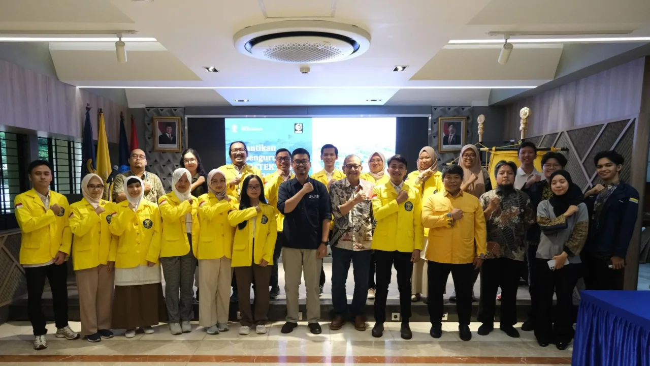 Pelantikan Addin Ketua Umum dan Kepengurusan IMPASTEK UI 2025: Membuktikan Bahwa Setiap Orang Bisa Maju, berkembang dan Meraih kesempatan Teropongistana.com Depok  – Pelantikan kepengurusan Ikatan Mahasiswa Pascasarjana Teknik (IMPASTEK) Universitas Indonesia (UI) 2025 berlangsung dengan penuh semangat di Smart Meeting Room (SMR), Gedung Dekanat Lantai 1 FTUI. Acara ini menandai awal perjalanan kepemimpinan baru yang akan membawa IMPASTEK UI ke arah yang lebih inovatif dan berdampak, 7 Maret 2025. Ketua IMPASTEK UI 2025 yang baru dilantik, Addin, merupakan sosok yang mencetak sejarah dalam organisasi ini. Ia adalah putra daerah pertama dari Kabupaten Bojonegoro, Jawa Timur, serta alumni mahasiswa Kampus Swasta Universitas Muhammadiyah Malang yang pertama yang memimpin IMPASTEK UI. Prestasinya tidak hanya terbatas dalam akademik, tetapi juga dalam kepemimpinan dan non akademik. Sebelum menempuh studi di UI, ia pernah meraih Gelar Mahasiswa Berprestasi Fakultas Teknik di Universitas Muhammadiyah Malang, Sering berprestasi dibidang Olahraga dan Seni. Aktif diorganisasi kepemudaan, Pecinta Lingkungan, keolahragaan dan Sosial kemanusiaan seperti, Kader HMI Komisariat Teknik Universitas Muhammadiyah Malang ( LK 2 Korkom UNJ Cabang Jakarta Raya), Ketua Ranting Kota Letting 2014 Pencak Silat PSHT Bojonegoro, Ketua Himpunan Mahasiswa Mesin UMM 18/19, Founder Relawan Turun Tangan Bojonegoro 2020 Dalam sambutannya, Addin menyampaikan pesan inspiratif yang menggugah semangat. Dengan latar belakang sederhana, ia menegaskan bahwa kepemimpinan bukan tentang siapa yang berasal dari keluarga terpandang atau universitas ternama, tetapi tentang siapa yang mau mengusahakan dan bekerja keras. Asal mau berproses, asal mau belajar, apapapun medan jalannya insyallah lancar "Saya bukanlah anak dari konglomerat mentereng. Saya anak dari seorang ayah yang bekerja sebagai PNS dan aktif di Muhammadiyah, serta ibu yang dulunya di BKKBN dan kini bekerja di bagian keuangan Pemkab. Saya bukan berasal dari kota metropolitan yang serba ada, saya berasal dari Kabupaten Bojonegoro yang apa adanya, tapi luar biasa. Saya juga bukan lulusan peringkat 10 kampus terbaik di Indonesia, saya berasal dari kampus swasta yang terkadang dipandang sebelah mata. Namun, hari ini saya berdiri di sini yang awalnya dirangkul dan diajak oleh pak romadhani untuk membuktikan bahwa siapapun berhak untuk maju, berkembang, dan meraih kesempatan. Bersama Kampus tercinta Universitas Indonesia," ungkapnya dengan penuh keyakinan. Namun, dengan keyakinan dan dukungan banyak pihak, ia kini berdiri di Universitas Indonesia, sebuah institusi pendidikan ternama, membuktikan bahwa setiap orang berhak maju dan berkembang. Ia menegaskan bahwa perjalanan menuju posisi ini bukanlah hal yang mudah, tetapi keberanian untuk menerima tantangan dan keinginan untuk terus belajar membuatnya mampu melangkah sejauh ini. Dengan mengusung semangat "Sua kan Rasa, Suar kan Asa" serta tagline #UnggulBerdampak, Addin berkomitmen menjadikan IMPASTEK UI lebih dari sekadar tempat berkumpul. IMPASTEK UI akan menjadi ruang untuk bertumbuh, berkolaborasi, dan memberikan dampak nyata bagi mahasiswa serta lingkungan sekitar. Acara pelantikan dihadiri oleh Wakil Dekan Bidang Pendidikan, Penelitian, dan Kemahasiswaan FTUI, Prof. Dr. Ir. Yanuar, M.Eng., M.Sc., Manajer Kemahasiswaan dan Alumni FTUI, Dr.rer.pol. Ir. Romadhani Ardi, S.T., M.T., serta Ketua ILUNI FTUI, Bapak Farrizky Astrawinata. Selain prosesi pelantikan, acara juga diisi dengan sesi sharing tentang Leadership oleh Manajer Kemahasiswaan dan Alumni FTUI, sebelum ditutup dengan kebersamaan dalam buka puasa bersama. Kepemimpinan baru ini diharapkan membawa IMPASTEK UI ke arah yang lebih inklusif dan berdampak, membuktikan bahwa latar belakang bukanlah batasan untuk meraih kesuksesan.