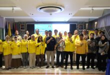 Pelantikan Addin Ketua Umum Dan Kepengurusan Impastek Ui 2025: Membuktikan Bahwa Setiap Orang Bisa Maju, Berkembang Dan Meraih Kesempatan Teropongistana.com Depok  – Pelantikan Kepengurusan Ikatan Mahasiswa Pascasarjana Teknik (Impastek) Universitas Indonesia (Ui) 2025 Berlangsung Dengan Penuh Semangat Di Smart Meeting Room (Smr), Gedung Dekanat Lantai 1 Ftui. Acara Ini Menandai Awal Perjalanan Kepemimpinan Baru Yang Akan Membawa Impastek Ui Ke Arah Yang Lebih Inovatif Dan Berdampak, 7 Maret 2025. Ketua Impastek Ui 2025 Yang Baru Dilantik, Addin, Merupakan Sosok Yang Mencetak Sejarah Dalam Organisasi Ini. Ia Adalah Putra Daerah Pertama Dari Kabupaten Bojonegoro, Jawa Timur, Serta Alumni Mahasiswa Kampus Swasta Universitas Muhammadiyah Malang Yang Pertama Yang Memimpin Impastek Ui. Prestasinya Tidak Hanya Terbatas Dalam Akademik, Tetapi Juga Dalam Kepemimpinan Dan Non Akademik. Sebelum Menempuh Studi Di Ui, Ia Pernah Meraih Gelar Mahasiswa Berprestasi Fakultas Teknik Di Universitas Muhammadiyah Malang, Sering Berprestasi Dibidang Olahraga Dan Seni. Aktif Diorganisasi Kepemudaan, Pecinta Lingkungan, Keolahragaan Dan Sosial Kemanusiaan Seperti, Kader Hmi Komisariat Teknik Universitas Muhammadiyah Malang ( Lk 2 Korkom Unj Cabang Jakarta Raya), Ketua Ranting Kota Letting 2014 Pencak Silat Psht Bojonegoro, Ketua Himpunan Mahasiswa Mesin Umm 18/19, Founder Relawan Turun Tangan Bojonegoro 2020 Dalam Sambutannya, Addin Menyampaikan Pesan Inspiratif Yang Menggugah Semangat. Dengan Latar Belakang Sederhana, Ia Menegaskan Bahwa Kepemimpinan Bukan Tentang Siapa Yang Berasal Dari Keluarga Terpandang Atau Universitas Ternama, Tetapi Tentang Siapa Yang Mau Mengusahakan Dan Bekerja Keras. Asal Mau Berproses, Asal Mau Belajar, Apapapun Medan Jalannya Insyallah Lancar &Quot;Saya Bukanlah Anak Dari Konglomerat Mentereng. Saya Anak Dari Seorang Ayah Yang Bekerja Sebagai Pns Dan Aktif Di Muhammadiyah, Serta Ibu Yang Dulunya Di Bkkbn Dan Kini Bekerja Di Bagian Keuangan Pemkab. Saya Bukan Berasal Dari Kota Metropolitan Yang Serba Ada, Saya Berasal Dari Kabupaten Bojonegoro Yang Apa Adanya, Tapi Luar Biasa. Saya Juga Bukan Lulusan Peringkat 10 Kampus Terbaik Di Indonesia, Saya Berasal Dari Kampus Swasta Yang Terkadang Dipandang Sebelah Mata. Namun, Hari Ini Saya Berdiri Di Sini Yang Awalnya Dirangkul Dan Diajak Oleh Pak Romadhani Untuk Membuktikan Bahwa Siapapun Berhak Untuk Maju, Berkembang, Dan Meraih Kesempatan. Bersama Kampus Tercinta Universitas Indonesia,&Quot; Ungkapnya Dengan Penuh Keyakinan. Namun, Dengan Keyakinan Dan Dukungan Banyak Pihak, Ia Kini Berdiri Di Universitas Indonesia, Sebuah Institusi Pendidikan Ternama, Membuktikan Bahwa Setiap Orang Berhak Maju Dan Berkembang. Ia Menegaskan Bahwa Perjalanan Menuju Posisi Ini Bukanlah Hal Yang Mudah, Tetapi Keberanian Untuk Menerima Tantangan Dan Keinginan Untuk Terus Belajar Membuatnya Mampu Melangkah Sejauh Ini. Dengan Mengusung Semangat &Quot;Sua Kan Rasa, Suar Kan Asa&Quot; Serta Tagline #Unggulberdampak, Addin Berkomitmen Menjadikan Impastek Ui Lebih Dari Sekadar Tempat Berkumpul. Impastek Ui Akan Menjadi Ruang Untuk Bertumbuh, Berkolaborasi, Dan Memberikan Dampak Nyata Bagi Mahasiswa Serta Lingkungan Sekitar. Acara Pelantikan Dihadiri Oleh Wakil Dekan Bidang Pendidikan, Penelitian, Dan Kemahasiswaan Ftui, Prof. Dr. Ir. Yanuar, M.eng., M.sc., Manajer Kemahasiswaan Dan Alumni Ftui, Dr.rer.pol. Ir. Romadhani Ardi, S.t., M.t., Serta Ketua Iluni Ftui, Bapak Farrizky Astrawinata. Selain Prosesi Pelantikan, Acara Juga Diisi Dengan Sesi Sharing Tentang Leadership Oleh Manajer Kemahasiswaan Dan Alumni Ftui, Sebelum Ditutup Dengan Kebersamaan Dalam Buka Puasa Bersama. Kepemimpinan Baru Ini Diharapkan Membawa Impastek Ui Ke Arah Yang Lebih Inklusif Dan Berdampak, Membuktikan Bahwa Latar Belakang Bukanlah Batasan Untuk Meraih Kesuksesan.