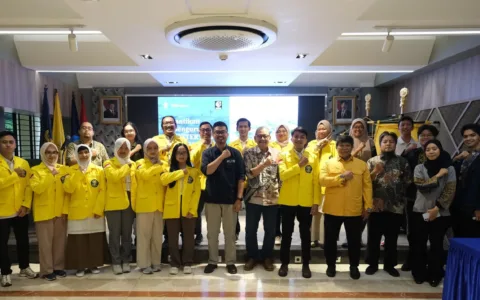 Pelantikan Addin Ketua Umum dan Kepengurusan IMPASTEK UI 2025: Membuktikan Bahwa Setiap Orang Bisa Maju, berkembang dan Meraih kesempatan Teropongistana.com Depok  – Pelantikan kepengurusan Ikatan Mahasiswa Pascasarjana Teknik (IMPASTEK) Universitas Indonesia (UI) 2025 berlangsung dengan penuh semangat di Smart Meeting Room (SMR), Gedung Dekanat Lantai 1 FTUI. Acara ini menandai awal perjalanan kepemimpinan baru yang akan membawa IMPASTEK UI ke arah yang lebih inovatif dan berdampak, 7 Maret 2025. Ketua IMPASTEK UI 2025 yang baru dilantik, Addin, merupakan sosok yang mencetak sejarah dalam organisasi ini. Ia adalah putra daerah pertama dari Kabupaten Bojonegoro, Jawa Timur, serta alumni mahasiswa Kampus Swasta Universitas Muhammadiyah Malang yang pertama yang memimpin IMPASTEK UI. Prestasinya tidak hanya terbatas dalam akademik, tetapi juga dalam kepemimpinan dan non akademik. Sebelum menempuh studi di UI, ia pernah meraih Gelar Mahasiswa Berprestasi Fakultas Teknik di Universitas Muhammadiyah Malang, Sering berprestasi dibidang Olahraga dan Seni. Aktif diorganisasi kepemudaan, Pecinta Lingkungan, keolahragaan dan Sosial kemanusiaan seperti, Kader HMI Komisariat Teknik Universitas Muhammadiyah Malang ( LK 2 Korkom UNJ Cabang Jakarta Raya), Ketua Ranting Kota Letting 2014 Pencak Silat PSHT Bojonegoro, Ketua Himpunan Mahasiswa Mesin UMM 18/19, Founder Relawan Turun Tangan Bojonegoro 2020 Dalam sambutannya, Addin menyampaikan pesan inspiratif yang menggugah semangat. Dengan latar belakang sederhana, ia menegaskan bahwa kepemimpinan bukan tentang siapa yang berasal dari keluarga terpandang atau universitas ternama, tetapi tentang siapa yang mau mengusahakan dan bekerja keras. Asal mau berproses, asal mau belajar, apapapun medan jalannya insyallah lancar "Saya bukanlah anak dari konglomerat mentereng. Saya anak dari seorang ayah yang bekerja sebagai PNS dan aktif di Muhammadiyah, serta ibu yang dulunya di BKKBN dan kini bekerja di bagian keuangan Pemkab. Saya bukan berasal dari kota metropolitan yang serba ada, saya berasal dari Kabupaten Bojonegoro yang apa adanya, tapi luar biasa. Saya juga bukan lulusan peringkat 10 kampus terbaik di Indonesia, saya berasal dari kampus swasta yang terkadang dipandang sebelah mata. Namun, hari ini saya berdiri di sini yang awalnya dirangkul dan diajak oleh pak romadhani untuk membuktikan bahwa siapapun berhak untuk maju, berkembang, dan meraih kesempatan. Bersama Kampus tercinta Universitas Indonesia," ungkapnya dengan penuh keyakinan. Namun, dengan keyakinan dan dukungan banyak pihak, ia kini berdiri di Universitas Indonesia, sebuah institusi pendidikan ternama, membuktikan bahwa setiap orang berhak maju dan berkembang. Ia menegaskan bahwa perjalanan menuju posisi ini bukanlah hal yang mudah, tetapi keberanian untuk menerima tantangan dan keinginan untuk terus belajar membuatnya mampu melangkah sejauh ini. Dengan mengusung semangat "Sua kan Rasa, Suar kan Asa" serta tagline #UnggulBerdampak, Addin berkomitmen menjadikan IMPASTEK UI lebih dari sekadar tempat berkumpul. IMPASTEK UI akan menjadi ruang untuk bertumbuh, berkolaborasi, dan memberikan dampak nyata bagi mahasiswa serta lingkungan sekitar. Acara pelantikan dihadiri oleh Wakil Dekan Bidang Pendidikan, Penelitian, dan Kemahasiswaan FTUI, Prof. Dr. Ir. Yanuar, M.Eng., M.Sc., Manajer Kemahasiswaan dan Alumni FTUI, Dr.rer.pol. Ir. Romadhani Ardi, S.T., M.T., serta Ketua ILUNI FTUI, Bapak Farrizky Astrawinata. Selain prosesi pelantikan, acara juga diisi dengan sesi sharing tentang Leadership oleh Manajer Kemahasiswaan dan Alumni FTUI, sebelum ditutup dengan kebersamaan dalam buka puasa bersama. Kepemimpinan baru ini diharapkan membawa IMPASTEK UI ke arah yang lebih inklusif dan berdampak, membuktikan bahwa latar belakang bukanlah batasan untuk meraih kesuksesan.