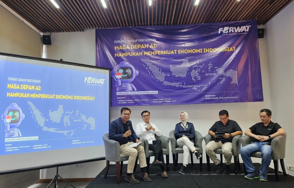 Kedaulatan Ai Untuk Memberdayakan Indonesia Jakarta - Perkembangan Kecerdasan Artifisial (Artificial Intelligence/Ai) Diperkirakan Akan Menjadi Salah Satu Game-Changer Dalam Bisnis Berbasis Teknologi, Dan Semakin Dipandang Sebagai Mesin Penggerak Utama Pertumbuhan Ekonomi Global. Indonesia Memiliki Potensi Besar Untuk Memanfaatkan Peluang Ai, Mengingat Tingkat Adopsi Ai Yang Tergolong Tinggi Di Kawasan Asia Tenggara, 10 Maret 2025. Saat Ini, Berdasarkan Data Dari Oliver Wyman 2023, Hanya 13% Bisnis Di Indonesia Yang Telah Berada Pada Tahap Adopsi Ai Advanced, Lebih Dari 80% Bisnis Telah Mulai Berinvestasi Atau Menggunakan Ai Dalam Operasional Mereka. Menurut Laporan Mckinsey Global Institute (2023), Ai Diprediksi Akan Berkontribusi Hingga Usd 13 Triliun Terhadap Ekonomi Dunia Pada 2030, Setara Dengan Kenaikan Rata-Rata Produk Domestik Bruto (Pdb) Global Sebesar 1,2% Per Tahun. Laporan Pwc Bahkan Menyebutkan Bahwa Ai Dapat Memberikan Dampak Hingga Usd 15,7 Triliun Di Tahun Yang Sama. Dari Kedua Prediksi Tersebut, World Economic Forum (Wef) Menyoroti Ai Sebagai Kekuatan Utama Di Era Revolusi Industri 4.0 Yang Mendorong Pertumbuhan Ekonomi Dan Menciptakan Pekerjaan Baru. Bank Dunia Juga Menilai Ai Bermanfaat Bagi Negara Berkembang, Karena Berpotensi Mengurangi Kesenjangan Digital Dan Mendorong Inovasi Di Sektor Vital Seperti Pertanian, Kesehatan, Dan Pendidikan. Lantas, Bagaimana Peran Kedaulatan Ai Untuk Memberdayakan Indonesia Dapat Mendorong Pertumbuhan Ekonomi Nasional? Pertanyaan Ini Menjadi Fokus Utama Dalam Diskusi Panel Bertajuk “Masa Depan Ai: Mampukah Memperkuat Ekonomi Indonesia?” Yang Diselenggarakan Oleh Forum Wartawan Teknologi (Forwat) Dalam Rangka Perayaan Hari Ulang Tahun Ke-5 Forwat. Diskusi Ini Menghadirkan Narasumber Dari Berbagai Sektor, Yakni Adrian Lesmono (Country Consumer Business Lead Nvidia), Sri Safitri (Sekjen Partnership Kolaborasi Riset &Amp; Inovasi Industri Kecerdasan Artifisial/Korika), Nailul Huda (Direktur Ekonomi Digital Celios), Dan Insaf Albert Tarigan (Tenaga Ahli Utama Kantor Komunikasi Kepresidenan), Dengan Ardhi Suryadi, Wakil Pemimpin Redaksi Detik, Sebagai Moderator. Adrian Lesmono, Country Lead Business Nvidia Mengatakan, “Kedaulatan Ai Bukan Lagi Wacana. Teknologi Ai Yang Cepat, Aman, Dan Mandiri Adalah Fondasi Kedaulatan Digital Indonesia. Kedaulatan Ai Artinya Kontrol Penuh Atas Data, Efisiensi Dan Akselerasi Digital.” Penerapan Ai Di Indonesia Perlu Disesuaikan Dengan Prioritas Pembangunan Nasional. Upaya Ini Mulai Dilakukan, Salah Satunya Melalui Pembentukan Kolaborasi Riset &Amp; Inovasi Industri Kecerdasan Artifisial (Korika) Yang Bertujuan Menjembatani Kesenjangan Kolaborasi Antara Pemerintah, Industri, Akademisi, Dan Komunitas Publik. Sri Safitri, Sekjen Partnership (Korika) Menyampaikan, Meski Berpotensi Mendorong Transformasi Besar, Pengembangan Ai Di Indonesia Masih Menghadapi Berbagai Tantangan. Salah Satu Tantangan Utama Adalah Ketersediaan Sumber Daya Manusia (Sdm) Yang Masih Terbatas. Hingga Saat Ini, Jumlah Individu Yang Memiliki Keahlian Dalam Bidang Ai Masih Sangat Sedikit. Bahkan, Program Studi Khusus Ai Di Indonesia Baru Dimulai. “Selain Itu, Keterbatasan Infrastruktur Digital Juga Menjadi Hambatan Besar. Kemudian, Kurangnya Pendanaan Dan Riset &Amp; Pengembangan (R&Amp;D). Dari Sisi Regulasi, Indonesia Juga Menghadapi Tantangan Dalam Pengelolaan Data Dan Kebijakan Terkait Ai. Terakhir, Keterbatasan Akses Terhadap Teknologi,” Ungkap Dia. Sementara Itu, Nailul Huda, Direktur Ekonomi Digital Celios Menambahkan, “Adopsi Ai Yang Tumbuh Pesat Di Sektor Finansial Dan Ekonomi Digital Menunjukkan Bahwa Teknologi Ini Telah Menjadi Tulang Punggung Transformasi Ekonomi. Dengan Dukungan Strategi Pemerintah, Kolaborasi Industri, Serta Peningkatan Keterampilan Tenaga Kerja, Ai Dapat Memberdayakan Indonesia Menuju Pertumbuhan Ekonomi Yang Inklusif Dan Berkelanjutan.” Meski Berpotensi Mendorong Transformasi Besar, Pengembangan Ai Di Indonesia Masih Menghadapi Berbagai Tantangan. Pemerintah Berperan Strategis Dalam Mendorong Pengembangan Ai Di Tingkat Nasional, Melalui Regulasi Yang Mengatur Ai Dan Tata Kelolanya Guna Memaksimalkan Manfaat Besar Ai Sekaligus Meminimalkan Resikonya. Insaf Albert Tarigan, Tenaga Ahli Utama Kantor Komunikasi Kepresidenan Menegaskan, “Diperlukan Penyempurnaan Strategi Pemanfaatan Ai Nasional Yang Dapat Berfungsi Sebagai Blueprint Panduan Bagi Pemerintah Dan Sektor Swasta Dalam Mengadopsi, Mengembangkan, Serta Mengimplementasikan Ai. Dengan Kebijakan Yang Tepat, Pemerintah Dapat Memaksimalkan Potensi Kerja Sama Dengan Mitra Global, Mencakup Transfer Teknologi, Investasi, Dan Penelitian Bersama. Kolaborasi Semacam Ini Akan Mempercepat Adopsi Teknologi Canggih, Membuka Akses Ke Sumber Daya Global, Dan Memperkuat Kedaulatan Teknologi Indonesia.” Di Indonesia Sendiri, Penguatan Kedaulatan Ai Eloknya Dilakukan Dengan Mendorong Lebih Banyak Sektor Beralih Dari Fase Taker Ke Fase Shaper Dan Maker. Sebagai Contoh, Indosat Ooredoo Hutchison (Ioh) Tidak Hanya Memanfaatkan Ai Untuk Bisnis Seperti Peningkatan Layanan Pelanggan Dan Kinerja Jaringan, Tetapi Juga Aktif Membangun Ekosistem Ai Inklusif Melalui Pengembangan Talenta, Pelatihan, Serta Kolaborasi Strategis Demi Pemerataan Akses Teknologi Ai Di Berbagai Sektor. Selain Indosat Yang Telah Mengadopsi Teknologi Ai Melalui Berbagai Inovasi Seperti Sahabat-Ai, Indosat Ai Experience Center, Dan Digital Intelligence Operation Center (Dioc), Sejumlah Perusahaan Lain Juga Turut Memanfaatkan Ai. Goto, Misalnya, Menggunakan Ai Untuk Mempersonalisasi Preferensi Pelanggan Dan Memprediksi Permintaan. Sementara Itu, Kata.ai Mengembangkan Solusi Ai Untuk Menciptakan Interaksi Pelanggan Melalui Percakapan Otomatis. Di Sektor Pemerintahan, Teknologi Ai Juga Mulai Umum Digunakan, Antara Lain Untuk Otomatisasi Layanan Publik Dan Moderasi Konten Oleh Komdigi. Dengan Terselenggaranya Diskusi Panel Ini, Menjadi Momentum Positif Untuk Mendorong Pemahaman Strategis Tentang Peran Ai Dalam Pertumbuhan Ekonomi, Merumuskan Rekomendasi Kebijakan Berbasis Bukti, Serta Mempererat Jejaring Kolaboratif Demi Membangun Ekosistem Ai Nasional Yang Inklusif Dan Berkelanjutan.
