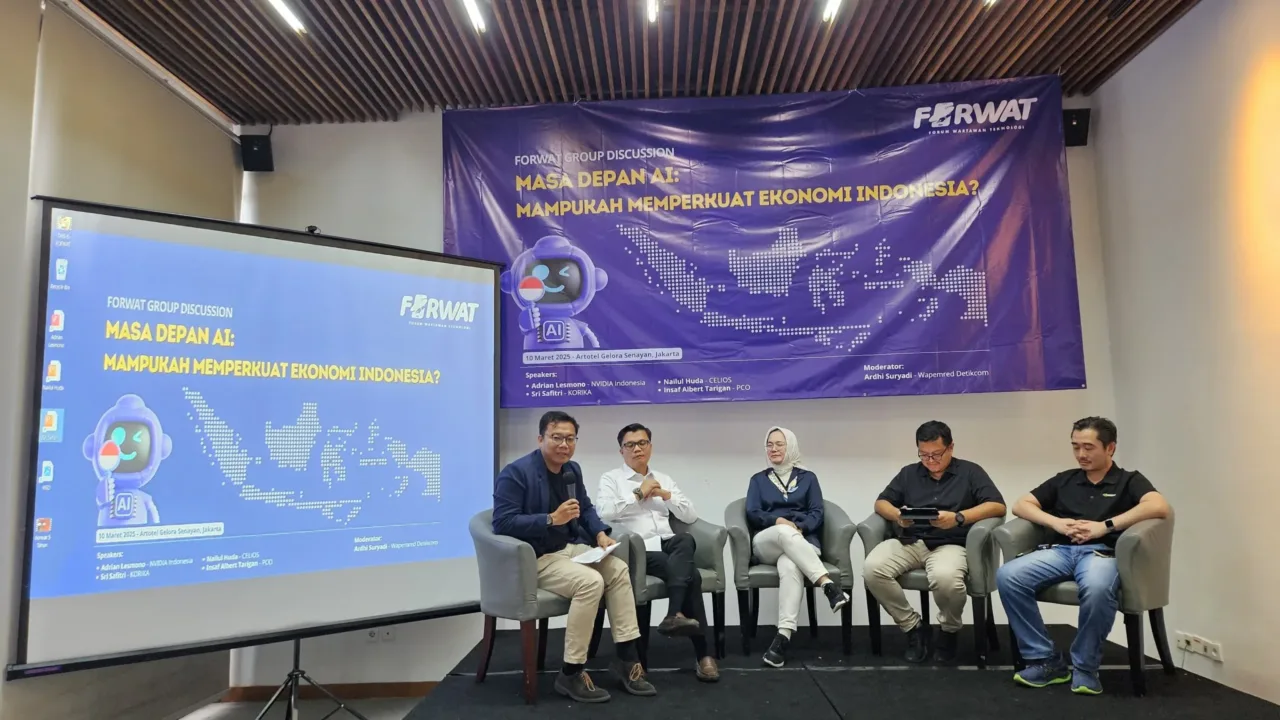 Kedaulatan AI untuk Memberdayakan Indonesia Jakarta - Perkembangan Kecerdasan Artifisial (Artificial Intelligence/AI) diperkirakan akan menjadi salah satu game-changer dalam bisnis berbasis teknologi, dan semakin dipandang sebagai mesin penggerak utama pertumbuhan ekonomi global. Indonesia memiliki potensi besar untuk memanfaatkan peluang AI, mengingat tingkat adopsi AI yang tergolong tinggi di kawasan Asia Tenggara, 10 maret 2025. Saat ini, berdasarkan data dari Oliver Wyman 2023, hanya 13% bisnis di Indonesia yang telah berada pada tahap adopsi AI advanced, lebih dari 80% bisnis telah mulai berinvestasi atau menggunakan AI dalam operasional mereka. Menurut laporan McKinsey Global Institute (2023), AI diprediksi akan berkontribusi hingga USD 13 triliun terhadap ekonomi dunia pada 2030, setara dengan kenaikan rata-rata Produk Domestik Bruto (PDB) global sebesar 1,2% per tahun. Laporan PwC bahkan menyebutkan bahwa AI dapat memberikan dampak hingga USD 15,7 triliun di tahun yang sama. Dari kedua prediksi tersebut, World Economic Forum (WEF) menyoroti AI sebagai kekuatan utama di era Revolusi Industri 4.0 yang mendorong pertumbuhan ekonomi dan menciptakan pekerjaan baru. Bank Dunia juga menilai AI bermanfaat bagi negara berkembang, karena berpotensi mengurangi kesenjangan digital dan mendorong inovasi di sektor vital seperti pertanian, kesehatan, dan pendidikan. Lantas, bagaimana peran kedaulatan AI untuk memberdayakan Indonesia dapat mendorong pertumbuhan ekonomi nasional? Pertanyaan ini menjadi fokus utama dalam diskusi panel bertajuk “Masa Depan AI: Mampukah Memperkuat Ekonomi Indonesia?” yang diselenggarakan oleh Forum Wartawan Teknologi (FORWAT) dalam rangka perayaan Hari Ulang Tahun ke-5 FORWAT. Diskusi ini menghadirkan narasumber dari berbagai sektor, yakni Adrian Lesmono (Country Consumer Business Lead NVIDIA), Sri Safitri (Sekjen Partnership Kolaborasi Riset & Inovasi Industri Kecerdasan Artifisial/KORIKA), Nailul Huda (Direktur Ekonomi Digital CELIOS), dan Insaf Albert Tarigan (Tenaga Ahli Utama Kantor Komunikasi Kepresidenan), dengan Ardhi Suryadi, Wakil Pemimpin Redaksi Detik, sebagai moderator. Adrian Lesmono, Country Lead Business NVIDIA mengatakan, “Kedaulatan AI bukan lagi wacana. Teknologi AI yang cepat, aman, dan mandiri adalah fondasi kedaulatan digital Indonesia. Kedaulatan AI artinya kontrol penuh atas data, efisiensi dan akselerasi digital.” Penerapan AI di Indonesia perlu disesuaikan dengan prioritas pembangunan nasional. Upaya ini mulai dilakukan, salah satunya melalui pembentukan Kolaborasi Riset & Inovasi Industri Kecerdasan Artifisial (KORIKA) yang bertujuan menjembatani kesenjangan kolaborasi antara pemerintah, industri, akademisi, dan komunitas publik. Sri Safitri, Sekjen Partnership (KORIKA) menyampaikan, Meski berpotensi mendorong transformasi besar, pengembangan AI di Indonesia masih menghadapi berbagai tantangan. Salah satu tantangan utama adalah ketersediaan sumber daya manusia (SDM) yang masih terbatas. Hingga saat ini, jumlah individu yang memiliki keahlian dalam bidang AI masih sangat sedikit. Bahkan, program studi khusus AI di Indonesia baru dimulai. “Selain itu, keterbatasan infrastruktur digital juga menjadi hambatan besar. Kemudian, kurangnya pendanaan dan riset & pengembangan (R&D). Dari sisi regulasi, Indonesia juga menghadapi tantangan dalam pengelolaan data dan kebijakan terkait AI. Terakhir, keterbatasan akses terhadap teknologi,” ungkap dia. Sementara itu, Nailul Huda, Direktur Ekonomi Digital CELIOS menambahkan, “Adopsi AI yang tumbuh pesat di sektor finansial dan ekonomi digital menunjukkan bahwa teknologi ini telah menjadi tulang punggung transformasi ekonomi. Dengan dukungan strategi pemerintah, kolaborasi industri, serta peningkatan keterampilan tenaga kerja, AI dapat memberdayakan Indonesia menuju pertumbuhan ekonomi yang inklusif dan berkelanjutan.” Meski berpotensi mendorong transformasi besar, pengembangan AI di Indonesia masih menghadapi berbagai tantangan. Pemerintah berperan strategis dalam mendorong pengembangan AI di tingkat nasional, melalui regulasi yang mengatur AI dan tata kelolanya guna memaksimalkan manfaat besar AI sekaligus meminimalkan resikonya. Insaf Albert Tarigan, Tenaga Ahli Utama Kantor Komunikasi Kepresidenan menegaskan, “Diperlukan penyempurnaan strategi pemanfaatan AI nasional yang dapat berfungsi sebagai blueprint panduan bagi pemerintah dan sektor swasta dalam mengadopsi, mengembangkan, serta mengimplementasikan AI. Dengan kebijakan yang tepat, pemerintah dapat memaksimalkan potensi kerja sama dengan mitra global, mencakup transfer teknologi, investasi, dan penelitian bersama. Kolaborasi semacam ini akan mempercepat adopsi teknologi canggih, membuka akses ke sumber daya global, dan memperkuat kedaulatan teknologi Indonesia.” Di Indonesia sendiri, penguatan kedaulatan AI eloknya dilakukan dengan mendorong lebih banyak sektor beralih dari fase Taker ke fase Shaper dan Maker. Sebagai contoh, Indosat Ooredoo Hutchison (IOH) tidak hanya memanfaatkan AI untuk bisnis seperti peningkatan layanan pelanggan dan kinerja jaringan, tetapi juga aktif membangun ekosistem AI inklusif melalui pengembangan talenta, pelatihan, serta kolaborasi strategis demi pemerataan akses teknologi AI di berbagai sektor. Selain Indosat yang telah mengadopsi teknologi AI melalui berbagai inovasi seperti Sahabat-AI, Indosat AI Experience Center, dan Digital Intelligence Operation Center (DIOC), sejumlah perusahaan lain juga turut memanfaatkan AI. GoTo, misalnya, menggunakan AI untuk mempersonalisasi preferensi pelanggan dan memprediksi permintaan. Sementara itu, Kata.ai mengembangkan solusi AI untuk menciptakan interaksi pelanggan melalui percakapan otomatis. Di sektor pemerintahan, teknologi AI juga mulai umum digunakan, antara lain untuk otomatisasi layanan publik dan moderasi konten oleh Komdigi. Dengan terselenggaranya diskusi panel ini, menjadi momentum positif untuk mendorong pemahaman strategis tentang peran AI dalam pertumbuhan ekonomi, merumuskan rekomendasi kebijakan berbasis bukti, serta mempererat jejaring kolaboratif demi membangun ekosistem AI nasional yang inklusif dan berkelanjutan.