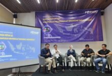 Kedaulatan Ai Untuk Memberdayakan Indonesia Jakarta - Perkembangan Kecerdasan Artifisial (Artificial Intelligence/Ai) Diperkirakan Akan Menjadi Salah Satu Game-Changer Dalam Bisnis Berbasis Teknologi, Dan Semakin Dipandang Sebagai Mesin Penggerak Utama Pertumbuhan Ekonomi Global. Indonesia Memiliki Potensi Besar Untuk Memanfaatkan Peluang Ai, Mengingat Tingkat Adopsi Ai Yang Tergolong Tinggi Di Kawasan Asia Tenggara, 10 Maret 2025. Saat Ini, Berdasarkan Data Dari Oliver Wyman 2023, Hanya 13% Bisnis Di Indonesia Yang Telah Berada Pada Tahap Adopsi Ai Advanced, Lebih Dari 80% Bisnis Telah Mulai Berinvestasi Atau Menggunakan Ai Dalam Operasional Mereka. Menurut Laporan Mckinsey Global Institute (2023), Ai Diprediksi Akan Berkontribusi Hingga Usd 13 Triliun Terhadap Ekonomi Dunia Pada 2030, Setara Dengan Kenaikan Rata-Rata Produk Domestik Bruto (Pdb) Global Sebesar 1,2% Per Tahun. Laporan Pwc Bahkan Menyebutkan Bahwa Ai Dapat Memberikan Dampak Hingga Usd 15,7 Triliun Di Tahun Yang Sama. Dari Kedua Prediksi Tersebut, World Economic Forum (Wef) Menyoroti Ai Sebagai Kekuatan Utama Di Era Revolusi Industri 4.0 Yang Mendorong Pertumbuhan Ekonomi Dan Menciptakan Pekerjaan Baru. Bank Dunia Juga Menilai Ai Bermanfaat Bagi Negara Berkembang, Karena Berpotensi Mengurangi Kesenjangan Digital Dan Mendorong Inovasi Di Sektor Vital Seperti Pertanian, Kesehatan, Dan Pendidikan. Lantas, Bagaimana Peran Kedaulatan Ai Untuk Memberdayakan Indonesia Dapat Mendorong Pertumbuhan Ekonomi Nasional? Pertanyaan Ini Menjadi Fokus Utama Dalam Diskusi Panel Bertajuk “Masa Depan Ai: Mampukah Memperkuat Ekonomi Indonesia?” Yang Diselenggarakan Oleh Forum Wartawan Teknologi (Forwat) Dalam Rangka Perayaan Hari Ulang Tahun Ke-5 Forwat. Diskusi Ini Menghadirkan Narasumber Dari Berbagai Sektor, Yakni Adrian Lesmono (Country Consumer Business Lead Nvidia), Sri Safitri (Sekjen Partnership Kolaborasi Riset &Amp; Inovasi Industri Kecerdasan Artifisial/Korika), Nailul Huda (Direktur Ekonomi Digital Celios), Dan Insaf Albert Tarigan (Tenaga Ahli Utama Kantor Komunikasi Kepresidenan), Dengan Ardhi Suryadi, Wakil Pemimpin Redaksi Detik, Sebagai Moderator. Adrian Lesmono, Country Lead Business Nvidia Mengatakan, “Kedaulatan Ai Bukan Lagi Wacana. Teknologi Ai Yang Cepat, Aman, Dan Mandiri Adalah Fondasi Kedaulatan Digital Indonesia. Kedaulatan Ai Artinya Kontrol Penuh Atas Data, Efisiensi Dan Akselerasi Digital.” Penerapan Ai Di Indonesia Perlu Disesuaikan Dengan Prioritas Pembangunan Nasional. Upaya Ini Mulai Dilakukan, Salah Satunya Melalui Pembentukan Kolaborasi Riset &Amp; Inovasi Industri Kecerdasan Artifisial (Korika) Yang Bertujuan Menjembatani Kesenjangan Kolaborasi Antara Pemerintah, Industri, Akademisi, Dan Komunitas Publik. Sri Safitri, Sekjen Partnership (Korika) Menyampaikan, Meski Berpotensi Mendorong Transformasi Besar, Pengembangan Ai Di Indonesia Masih Menghadapi Berbagai Tantangan. Salah Satu Tantangan Utama Adalah Ketersediaan Sumber Daya Manusia (Sdm) Yang Masih Terbatas. Hingga Saat Ini, Jumlah Individu Yang Memiliki Keahlian Dalam Bidang Ai Masih Sangat Sedikit. Bahkan, Program Studi Khusus Ai Di Indonesia Baru Dimulai. “Selain Itu, Keterbatasan Infrastruktur Digital Juga Menjadi Hambatan Besar. Kemudian, Kurangnya Pendanaan Dan Riset &Amp; Pengembangan (R&Amp;D). Dari Sisi Regulasi, Indonesia Juga Menghadapi Tantangan Dalam Pengelolaan Data Dan Kebijakan Terkait Ai. Terakhir, Keterbatasan Akses Terhadap Teknologi,” Ungkap Dia. Sementara Itu, Nailul Huda, Direktur Ekonomi Digital Celios Menambahkan, “Adopsi Ai Yang Tumbuh Pesat Di Sektor Finansial Dan Ekonomi Digital Menunjukkan Bahwa Teknologi Ini Telah Menjadi Tulang Punggung Transformasi Ekonomi. Dengan Dukungan Strategi Pemerintah, Kolaborasi Industri, Serta Peningkatan Keterampilan Tenaga Kerja, Ai Dapat Memberdayakan Indonesia Menuju Pertumbuhan Ekonomi Yang Inklusif Dan Berkelanjutan.” Meski Berpotensi Mendorong Transformasi Besar, Pengembangan Ai Di Indonesia Masih Menghadapi Berbagai Tantangan. Pemerintah Berperan Strategis Dalam Mendorong Pengembangan Ai Di Tingkat Nasional, Melalui Regulasi Yang Mengatur Ai Dan Tata Kelolanya Guna Memaksimalkan Manfaat Besar Ai Sekaligus Meminimalkan Resikonya. Insaf Albert Tarigan, Tenaga Ahli Utama Kantor Komunikasi Kepresidenan Menegaskan, “Diperlukan Penyempurnaan Strategi Pemanfaatan Ai Nasional Yang Dapat Berfungsi Sebagai Blueprint Panduan Bagi Pemerintah Dan Sektor Swasta Dalam Mengadopsi, Mengembangkan, Serta Mengimplementasikan Ai. Dengan Kebijakan Yang Tepat, Pemerintah Dapat Memaksimalkan Potensi Kerja Sama Dengan Mitra Global, Mencakup Transfer Teknologi, Investasi, Dan Penelitian Bersama. Kolaborasi Semacam Ini Akan Mempercepat Adopsi Teknologi Canggih, Membuka Akses Ke Sumber Daya Global, Dan Memperkuat Kedaulatan Teknologi Indonesia.” Di Indonesia Sendiri, Penguatan Kedaulatan Ai Eloknya Dilakukan Dengan Mendorong Lebih Banyak Sektor Beralih Dari Fase Taker Ke Fase Shaper Dan Maker. Sebagai Contoh, Indosat Ooredoo Hutchison (Ioh) Tidak Hanya Memanfaatkan Ai Untuk Bisnis Seperti Peningkatan Layanan Pelanggan Dan Kinerja Jaringan, Tetapi Juga Aktif Membangun Ekosistem Ai Inklusif Melalui Pengembangan Talenta, Pelatihan, Serta Kolaborasi Strategis Demi Pemerataan Akses Teknologi Ai Di Berbagai Sektor. Selain Indosat Yang Telah Mengadopsi Teknologi Ai Melalui Berbagai Inovasi Seperti Sahabat-Ai, Indosat Ai Experience Center, Dan Digital Intelligence Operation Center (Dioc), Sejumlah Perusahaan Lain Juga Turut Memanfaatkan Ai. Goto, Misalnya, Menggunakan Ai Untuk Mempersonalisasi Preferensi Pelanggan Dan Memprediksi Permintaan. Sementara Itu, Kata.ai Mengembangkan Solusi Ai Untuk Menciptakan Interaksi Pelanggan Melalui Percakapan Otomatis. Di Sektor Pemerintahan, Teknologi Ai Juga Mulai Umum Digunakan, Antara Lain Untuk Otomatisasi Layanan Publik Dan Moderasi Konten Oleh Komdigi. Dengan Terselenggaranya Diskusi Panel Ini, Menjadi Momentum Positif Untuk Mendorong Pemahaman Strategis Tentang Peran Ai Dalam Pertumbuhan Ekonomi, Merumuskan Rekomendasi Kebijakan Berbasis Bukti, Serta Mempererat Jejaring Kolaboratif Demi Membangun Ekosistem Ai Nasional Yang Inklusif Dan Berkelanjutan.