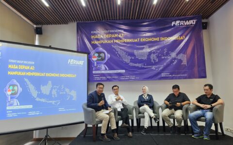 Kedaulatan Ai Untuk Memberdayakan Indonesia Jakarta - Perkembangan Kecerdasan Artifisial (Artificial Intelligence/Ai) Diperkirakan Akan Menjadi Salah Satu Game-Changer Dalam Bisnis Berbasis Teknologi, Dan Semakin Dipandang Sebagai Mesin Penggerak Utama Pertumbuhan Ekonomi Global. Indonesia Memiliki Potensi Besar Untuk Memanfaatkan Peluang Ai, Mengingat Tingkat Adopsi Ai Yang Tergolong Tinggi Di Kawasan Asia Tenggara, 10 Maret 2025. Saat Ini, Berdasarkan Data Dari Oliver Wyman 2023, Hanya 13% Bisnis Di Indonesia Yang Telah Berada Pada Tahap Adopsi Ai Advanced, Lebih Dari 80% Bisnis Telah Mulai Berinvestasi Atau Menggunakan Ai Dalam Operasional Mereka. Menurut Laporan Mckinsey Global Institute (2023), Ai Diprediksi Akan Berkontribusi Hingga Usd 13 Triliun Terhadap Ekonomi Dunia Pada 2030, Setara Dengan Kenaikan Rata-Rata Produk Domestik Bruto (Pdb) Global Sebesar 1,2% Per Tahun. Laporan Pwc Bahkan Menyebutkan Bahwa Ai Dapat Memberikan Dampak Hingga Usd 15,7 Triliun Di Tahun Yang Sama. Dari Kedua Prediksi Tersebut, World Economic Forum (Wef) Menyoroti Ai Sebagai Kekuatan Utama Di Era Revolusi Industri 4.0 Yang Mendorong Pertumbuhan Ekonomi Dan Menciptakan Pekerjaan Baru. Bank Dunia Juga Menilai Ai Bermanfaat Bagi Negara Berkembang, Karena Berpotensi Mengurangi Kesenjangan Digital Dan Mendorong Inovasi Di Sektor Vital Seperti Pertanian, Kesehatan, Dan Pendidikan. Lantas, Bagaimana Peran Kedaulatan Ai Untuk Memberdayakan Indonesia Dapat Mendorong Pertumbuhan Ekonomi Nasional? Pertanyaan Ini Menjadi Fokus Utama Dalam Diskusi Panel Bertajuk “Masa Depan Ai: Mampukah Memperkuat Ekonomi Indonesia?” Yang Diselenggarakan Oleh Forum Wartawan Teknologi (Forwat) Dalam Rangka Perayaan Hari Ulang Tahun Ke-5 Forwat. Diskusi Ini Menghadirkan Narasumber Dari Berbagai Sektor, Yakni Adrian Lesmono (Country Consumer Business Lead Nvidia), Sri Safitri (Sekjen Partnership Kolaborasi Riset &Amp; Inovasi Industri Kecerdasan Artifisial/Korika), Nailul Huda (Direktur Ekonomi Digital Celios), Dan Insaf Albert Tarigan (Tenaga Ahli Utama Kantor Komunikasi Kepresidenan), Dengan Ardhi Suryadi, Wakil Pemimpin Redaksi Detik, Sebagai Moderator. Adrian Lesmono, Country Lead Business Nvidia Mengatakan, “Kedaulatan Ai Bukan Lagi Wacana. Teknologi Ai Yang Cepat, Aman, Dan Mandiri Adalah Fondasi Kedaulatan Digital Indonesia. Kedaulatan Ai Artinya Kontrol Penuh Atas Data, Efisiensi Dan Akselerasi Digital.” Penerapan Ai Di Indonesia Perlu Disesuaikan Dengan Prioritas Pembangunan Nasional. Upaya Ini Mulai Dilakukan, Salah Satunya Melalui Pembentukan Kolaborasi Riset &Amp; Inovasi Industri Kecerdasan Artifisial (Korika) Yang Bertujuan Menjembatani Kesenjangan Kolaborasi Antara Pemerintah, Industri, Akademisi, Dan Komunitas Publik. Sri Safitri, Sekjen Partnership (Korika) Menyampaikan, Meski Berpotensi Mendorong Transformasi Besar, Pengembangan Ai Di Indonesia Masih Menghadapi Berbagai Tantangan. Salah Satu Tantangan Utama Adalah Ketersediaan Sumber Daya Manusia (Sdm) Yang Masih Terbatas. Hingga Saat Ini, Jumlah Individu Yang Memiliki Keahlian Dalam Bidang Ai Masih Sangat Sedikit. Bahkan, Program Studi Khusus Ai Di Indonesia Baru Dimulai. “Selain Itu, Keterbatasan Infrastruktur Digital Juga Menjadi Hambatan Besar. Kemudian, Kurangnya Pendanaan Dan Riset &Amp; Pengembangan (R&Amp;D). Dari Sisi Regulasi, Indonesia Juga Menghadapi Tantangan Dalam Pengelolaan Data Dan Kebijakan Terkait Ai. Terakhir, Keterbatasan Akses Terhadap Teknologi,” Ungkap Dia. Sementara Itu, Nailul Huda, Direktur Ekonomi Digital Celios Menambahkan, “Adopsi Ai Yang Tumbuh Pesat Di Sektor Finansial Dan Ekonomi Digital Menunjukkan Bahwa Teknologi Ini Telah Menjadi Tulang Punggung Transformasi Ekonomi. Dengan Dukungan Strategi Pemerintah, Kolaborasi Industri, Serta Peningkatan Keterampilan Tenaga Kerja, Ai Dapat Memberdayakan Indonesia Menuju Pertumbuhan Ekonomi Yang Inklusif Dan Berkelanjutan.” Meski Berpotensi Mendorong Transformasi Besar, Pengembangan Ai Di Indonesia Masih Menghadapi Berbagai Tantangan. Pemerintah Berperan Strategis Dalam Mendorong Pengembangan Ai Di Tingkat Nasional, Melalui Regulasi Yang Mengatur Ai Dan Tata Kelolanya Guna Memaksimalkan Manfaat Besar Ai Sekaligus Meminimalkan Resikonya. Insaf Albert Tarigan, Tenaga Ahli Utama Kantor Komunikasi Kepresidenan Menegaskan, “Diperlukan Penyempurnaan Strategi Pemanfaatan Ai Nasional Yang Dapat Berfungsi Sebagai Blueprint Panduan Bagi Pemerintah Dan Sektor Swasta Dalam Mengadopsi, Mengembangkan, Serta Mengimplementasikan Ai. Dengan Kebijakan Yang Tepat, Pemerintah Dapat Memaksimalkan Potensi Kerja Sama Dengan Mitra Global, Mencakup Transfer Teknologi, Investasi, Dan Penelitian Bersama. Kolaborasi Semacam Ini Akan Mempercepat Adopsi Teknologi Canggih, Membuka Akses Ke Sumber Daya Global, Dan Memperkuat Kedaulatan Teknologi Indonesia.” Di Indonesia Sendiri, Penguatan Kedaulatan Ai Eloknya Dilakukan Dengan Mendorong Lebih Banyak Sektor Beralih Dari Fase Taker Ke Fase Shaper Dan Maker. Sebagai Contoh, Indosat Ooredoo Hutchison (Ioh) Tidak Hanya Memanfaatkan Ai Untuk Bisnis Seperti Peningkatan Layanan Pelanggan Dan Kinerja Jaringan, Tetapi Juga Aktif Membangun Ekosistem Ai Inklusif Melalui Pengembangan Talenta, Pelatihan, Serta Kolaborasi Strategis Demi Pemerataan Akses Teknologi Ai Di Berbagai Sektor. Selain Indosat Yang Telah Mengadopsi Teknologi Ai Melalui Berbagai Inovasi Seperti Sahabat-Ai, Indosat Ai Experience Center, Dan Digital Intelligence Operation Center (Dioc), Sejumlah Perusahaan Lain Juga Turut Memanfaatkan Ai. Goto, Misalnya, Menggunakan Ai Untuk Mempersonalisasi Preferensi Pelanggan Dan Memprediksi Permintaan. Sementara Itu, Kata.ai Mengembangkan Solusi Ai Untuk Menciptakan Interaksi Pelanggan Melalui Percakapan Otomatis. Di Sektor Pemerintahan, Teknologi Ai Juga Mulai Umum Digunakan, Antara Lain Untuk Otomatisasi Layanan Publik Dan Moderasi Konten Oleh Komdigi. Dengan Terselenggaranya Diskusi Panel Ini, Menjadi Momentum Positif Untuk Mendorong Pemahaman Strategis Tentang Peran Ai Dalam Pertumbuhan Ekonomi, Merumuskan Rekomendasi Kebijakan Berbasis Bukti, Serta Mempererat Jejaring Kolaboratif Demi Membangun Ekosistem Ai Nasional Yang Inklusif Dan Berkelanjutan.