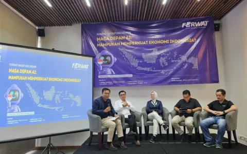 Kedaulatan AI untuk Memberdayakan Indonesia Jakarta - Perkembangan Kecerdasan Artifisial (Artificial Intelligence/AI) diperkirakan akan menjadi salah satu game-changer dalam bisnis berbasis teknologi, dan semakin dipandang sebagai mesin penggerak utama pertumbuhan ekonomi global. Indonesia memiliki potensi besar untuk memanfaatkan peluang AI, mengingat tingkat adopsi AI yang tergolong tinggi di kawasan Asia Tenggara, 10 maret 2025. Saat ini, berdasarkan data dari Oliver Wyman 2023, hanya 13% bisnis di Indonesia yang telah berada pada tahap adopsi AI advanced, lebih dari 80% bisnis telah mulai berinvestasi atau menggunakan AI dalam operasional mereka. Menurut laporan McKinsey Global Institute (2023), AI diprediksi akan berkontribusi hingga USD 13 triliun terhadap ekonomi dunia pada 2030, setara dengan kenaikan rata-rata Produk Domestik Bruto (PDB) global sebesar 1,2% per tahun. Laporan PwC bahkan menyebutkan bahwa AI dapat memberikan dampak hingga USD 15,7 triliun di tahun yang sama. Dari kedua prediksi tersebut, World Economic Forum (WEF) menyoroti AI sebagai kekuatan utama di era Revolusi Industri 4.0 yang mendorong pertumbuhan ekonomi dan menciptakan pekerjaan baru. Bank Dunia juga menilai AI bermanfaat bagi negara berkembang, karena berpotensi mengurangi kesenjangan digital dan mendorong inovasi di sektor vital seperti pertanian, kesehatan, dan pendidikan. Lantas, bagaimana peran kedaulatan AI untuk memberdayakan Indonesia dapat mendorong pertumbuhan ekonomi nasional? Pertanyaan ini menjadi fokus utama dalam diskusi panel bertajuk “Masa Depan AI: Mampukah Memperkuat Ekonomi Indonesia?” yang diselenggarakan oleh Forum Wartawan Teknologi (FORWAT) dalam rangka perayaan Hari Ulang Tahun ke-5 FORWAT. Diskusi ini menghadirkan narasumber dari berbagai sektor, yakni Adrian Lesmono (Country Consumer Business Lead NVIDIA), Sri Safitri (Sekjen Partnership Kolaborasi Riset & Inovasi Industri Kecerdasan Artifisial/KORIKA), Nailul Huda (Direktur Ekonomi Digital CELIOS), dan Insaf Albert Tarigan (Tenaga Ahli Utama Kantor Komunikasi Kepresidenan), dengan Ardhi Suryadi, Wakil Pemimpin Redaksi Detik, sebagai moderator. Adrian Lesmono, Country Lead Business NVIDIA mengatakan, “Kedaulatan AI bukan lagi wacana. Teknologi AI yang cepat, aman, dan mandiri adalah fondasi kedaulatan digital Indonesia. Kedaulatan AI artinya kontrol penuh atas data, efisiensi dan akselerasi digital.” Penerapan AI di Indonesia perlu disesuaikan dengan prioritas pembangunan nasional. Upaya ini mulai dilakukan, salah satunya melalui pembentukan Kolaborasi Riset & Inovasi Industri Kecerdasan Artifisial (KORIKA) yang bertujuan menjembatani kesenjangan kolaborasi antara pemerintah, industri, akademisi, dan komunitas publik. Sri Safitri, Sekjen Partnership (KORIKA) menyampaikan, Meski berpotensi mendorong transformasi besar, pengembangan AI di Indonesia masih menghadapi berbagai tantangan. Salah satu tantangan utama adalah ketersediaan sumber daya manusia (SDM) yang masih terbatas. Hingga saat ini, jumlah individu yang memiliki keahlian dalam bidang AI masih sangat sedikit. Bahkan, program studi khusus AI di Indonesia baru dimulai. “Selain itu, keterbatasan infrastruktur digital juga menjadi hambatan besar. Kemudian, kurangnya pendanaan dan riset & pengembangan (R&D). Dari sisi regulasi, Indonesia juga menghadapi tantangan dalam pengelolaan data dan kebijakan terkait AI. Terakhir, keterbatasan akses terhadap teknologi,” ungkap dia. Sementara itu, Nailul Huda, Direktur Ekonomi Digital CELIOS menambahkan, “Adopsi AI yang tumbuh pesat di sektor finansial dan ekonomi digital menunjukkan bahwa teknologi ini telah menjadi tulang punggung transformasi ekonomi. Dengan dukungan strategi pemerintah, kolaborasi industri, serta peningkatan keterampilan tenaga kerja, AI dapat memberdayakan Indonesia menuju pertumbuhan ekonomi yang inklusif dan berkelanjutan.” Meski berpotensi mendorong transformasi besar, pengembangan AI di Indonesia masih menghadapi berbagai tantangan. Pemerintah berperan strategis dalam mendorong pengembangan AI di tingkat nasional, melalui regulasi yang mengatur AI dan tata kelolanya guna memaksimalkan manfaat besar AI sekaligus meminimalkan resikonya. Insaf Albert Tarigan, Tenaga Ahli Utama Kantor Komunikasi Kepresidenan menegaskan, “Diperlukan penyempurnaan strategi pemanfaatan AI nasional yang dapat berfungsi sebagai blueprint panduan bagi pemerintah dan sektor swasta dalam mengadopsi, mengembangkan, serta mengimplementasikan AI. Dengan kebijakan yang tepat, pemerintah dapat memaksimalkan potensi kerja sama dengan mitra global, mencakup transfer teknologi, investasi, dan penelitian bersama. Kolaborasi semacam ini akan mempercepat adopsi teknologi canggih, membuka akses ke sumber daya global, dan memperkuat kedaulatan teknologi Indonesia.” Di Indonesia sendiri, penguatan kedaulatan AI eloknya dilakukan dengan mendorong lebih banyak sektor beralih dari fase Taker ke fase Shaper dan Maker. Sebagai contoh, Indosat Ooredoo Hutchison (IOH) tidak hanya memanfaatkan AI untuk bisnis seperti peningkatan layanan pelanggan dan kinerja jaringan, tetapi juga aktif membangun ekosistem AI inklusif melalui pengembangan talenta, pelatihan, serta kolaborasi strategis demi pemerataan akses teknologi AI di berbagai sektor. Selain Indosat yang telah mengadopsi teknologi AI melalui berbagai inovasi seperti Sahabat-AI, Indosat AI Experience Center, dan Digital Intelligence Operation Center (DIOC), sejumlah perusahaan lain juga turut memanfaatkan AI. GoTo, misalnya, menggunakan AI untuk mempersonalisasi preferensi pelanggan dan memprediksi permintaan. Sementara itu, Kata.ai mengembangkan solusi AI untuk menciptakan interaksi pelanggan melalui percakapan otomatis. Di sektor pemerintahan, teknologi AI juga mulai umum digunakan, antara lain untuk otomatisasi layanan publik dan moderasi konten oleh Komdigi. Dengan terselenggaranya diskusi panel ini, menjadi momentum positif untuk mendorong pemahaman strategis tentang peran AI dalam pertumbuhan ekonomi, merumuskan rekomendasi kebijakan berbasis bukti, serta mempererat jejaring kolaboratif demi membangun ekosistem AI nasional yang inklusif dan berkelanjutan.