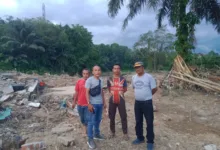 Teropongistana.com Sumatra Walikota Padangsidimpuan bapak Dr.H letnan Dalimunthe mengirim alat berat untuk mencari korban banjir bandang yang terjadi di kota Padangsidimpuan di lingkungan 4 dijalan jamalayu Lubis Kel.sihitang kec.padangsisimpuan tenggara kita Padangsidimpuan. Lokasi pencarian yg disampaikan keluarga Korban meminta menggali di 4 titik yang berbeda, sehingga alat berat bekerja 1 hari pul dilokasi yg disampaikan dititik yang berbeda, Kasatpol PP kota Padangsidimpuan langsung turun gunung mencari korban banjir bandang walaupun tidak membuahkan hasil. Bahkan seluruh personel nya diturunkan supaya bisa mencari kebenaran korban. Korban yg kita duga 2 orang hilang Yaitu B.Hutabarat Umur sekitar 70tahun A.R.hasibuan, umur 47 tahun hingga sampai saat ini masih belum ditemukan. Oleh tim gabungan mulai dari kelurahan, kepolisian,TNI keluarga sangat berterima kasih kepada bapak walikota Padangsidimpuan yang telah membantu menurunkan alat berat di 4 titik yg telah kami sampaikan, walaupun tidak membuahkan hasil hingga sampai saat ini. Pemerintah kota sangat serius untuk membantu keluarga yg terdampar. " Tidak pandang bulu siang malam Sudah 4 hari tim gabungan mencari keberadaan korban. Walaupun tidak membuahkan hasil,  Pada saat kami dikonfirmasi keluarga korban mereka sangat berterima kasih kepada walikota dan jajarannya yang terus berupaya untuk mencari keberadaan korban hingga sampai 14 hari kedepan Bahkan kami pun sudah pasrah, walaupun tidak ditemukan,karena kami puas atas pelayanan yg diberikan oleh bapak walikota Padang sidimpuan.