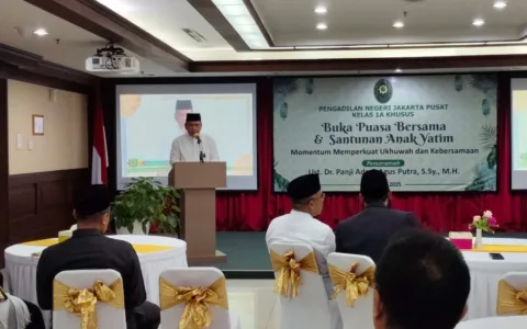 PN Jakpus Gelar Bukber dan Beri Santunan kepada Anak Yatim