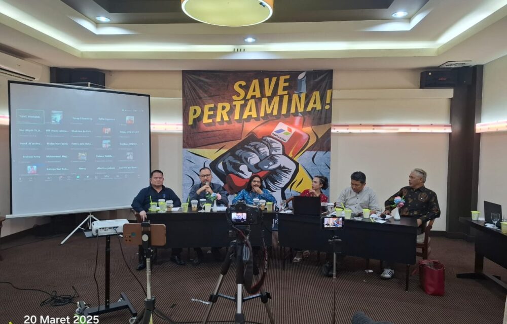 Teropongistana.com Jakarta - Dalam Upaya Mengawal Transparansi Dan Akuntabilitas Di Tubuh Pertamina, Hari Ini Telah Dideklarasikan Gerakan Selamatkan Pertamina, Nol Korupsi&Quot;, Sebuah Inisiatif Bersama Yang Diprakarsai Oleh Revitriyoso Husodo, Ketua Gerak 08, Dan Handiyono Aruman, Seorang Praktisi Komunikasi Publik Yang Juga Mantan Aktivis 98, Jakarta 20 Maret 2025. Mulat Dari Girakadiseial Acara Yang Berlangsung Di Tebet, Ini Menghadirkan Berbagai Elemen Masyarakat, Termasuk Purnawirawan, Aktivis, Ketua Organisasi, Ketua Lsm, Serta Akademisi Dan Tokoh Masyarakat Yang Peduli Terhadap Pengelolaan Sumber Daya Energı Nasional. Dalam Deklarasi Ini, Revitriyoso Husodo, Sebagai Koordinator Gerakan, Menegaskan Bahwa Pertamina Adalah Aset Bangsa Yang Harus Diselamatkan Dari Praktik Korupsi. &Quot;Gerakan Ini Adalah Panggilan Moral Bagi Seluruh Rakyat Indonesia. Kita Tidak Bisa Tinggal Diam Melihat Bagaimana Kepentingan Nasional Dikorbankan Oleh Segelintir Pihak Yang Mencari Keuntungan Pribadi. Saatnya Kita Bergerak Bersama Untuk Menyelamatkan Pertamina Dari Segala Bentuk Penyimpangan,&Quot; Ujar Revitriyoso Husodo. Sementara Itu, Handiyono Aruman, Yang Bertindak Sebagai Moderator Dalam Acara Ini, Menekankan Pentingnya Komunikasi Yang Terbuka Dan Partisipatif Dalam Mengawal Reformasi Pertamina. &Quot;Transparansi Adalah Kunci. Publik Harus Dilibatkan Dalam Pengawasan Dan Pengambilan Kebijakan Terkait Energi Nasional. Gerakan Ini Akan Menjadi Wadah Bagi Seluruh Elemen Masyarakat Untuk Bersuara Dan Bertindak Nyata Dalam Memastikan Pertamina Benar-Benar Bekerja Untuk Kepentingan Rakyat,'' Tegas Handiyono Aruman. Sebagai Bagian Dari Deklarasi, Para Peserta Secara Bersama-Sama Membacakan Resolusi Bersama Yang Mencakup Tuntutan Utama, Yaitu: Pembersihan Total Pertamina Dari Segala Bentuk Korupsi, Dengan Menindak Tegas Oknum Yang Terlibat Dalam Penyimpangan. Mendesak Pemerintah Dan Aparat Penegak Hukum Untuk Segera Mengusut Tuntas Segala Bentuk Korupsi Di Pertamina Serta Menegakkan Hukum Tanpa Pandang Bulu. Mendorong Transparansi Dalam Kebijakan Energi Nasional Dengan Melibatkan Masyarakat Sipil, Akademisi, Dan Lembaga Independen Dalam Proses Pengambilan Keputusan. Menolak Segala Bentuk Intervensi Politik Dan Kepentingan Pribadi Dalam Pengelolaan Pertamina Yang Bertentangan Dengan Prinsip Keadilan Dan Kepentingan Nasional. Mengajak Seluruh Elemen Bangsa Untuk Bersatu Dalam Gerakan Moral Dan Sosial Demi Menciptakan Pertamina Yang Bersih, Profesional, Dan Berorientasi Pada Kepentingan Rakyat. Deklarasi Ini Menjadi Langkah Awal Dari Rangkaian Aksi Yang Akan Dilakukan Oleh Gerakan. &Quot;Selamatkan Pertamina, Nol Korupsi&Quot;, Termasuk Advokasi Kebijakan, Kampanye Publik, Dan Pengawasan Terhadap Pengelolaan Energi Nasional. Acara Ini Mendapat Sambutan Luas Dari Berbagai Kalangan Yang Berharap Agar Gerakan Ini Menjadi Katalis Perubahan Bagi Tata Kelola Energi Nasional Yang Lebih Bersih Dan Berkeadilan.