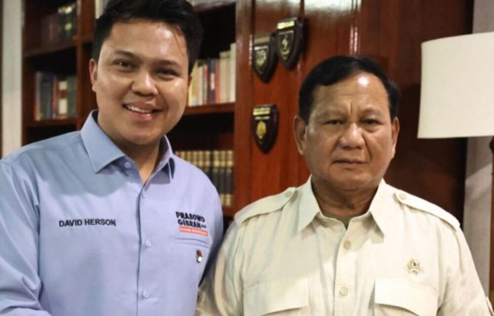 Teropongistana.com Jakarta - Dpr Ri Resmi Menetapkan Revisi Undang-Undang (Ruu) Nomor 34 Tahun 2004 Tentang Tentara Nasional Indonesia (Tni) Menjadi Undang-Undang. Ruu Tni Disahkan Lewat Sidang Paripurna Di Gedung Dpr Ri, Jakarta, Kamis (20/3/2025), Yang Dipimpin Oleh Ketua Dpr Ri Puan Maharani Didampingi Wakil Ketua Dpr Ri, Sufmi Dasco Ahmad, Adies Kadir, Dan Saan Mustopa. Hal Tersebut Di Respon Oleh Mantan Anggota Tkn Prabowo Gibran, David Herson Yang Mengatakan Bahwa Draft Terbaru Revisi Uu Tni Tidak Mengembalikan Dwifungsi Abri. Menurut Dia, Revisi Undang-Undang Nomor 34 Tahun 2004 Itu Tidak Terlalu Mengganggu Desain Politik Yang Dicita-Citakan Reformasi. Menurut Dia, Dalam Draft Terbaru Revisi Uu Tni Tidak Memiliki Indikasi Membuka Peluang-Peluang Seperti Yang Sudah Di Sebarkan Dengan Berita-Berita Hoax Yang Menggiring Opini Tentang Dwifungsi Tni Di Jabatan-Jabatan Sipil. Sebaliknya, Draft Terbaru Revisi Uu Tni Memperjelas Batas-Batas Sejauh Mana Tni Dapat Menempati Jabatan Publik. “Sekarang Ada Penegasan Kembali Bahwa Anggota Tni Yang Mau Masuk Ke Jabatan Sipil Itu Harus Mengundurkan Diri Atau Pensiun Dini,” Kata David. Bahkan Dia Menyayangkan Dengan Beredarnya Narasi Pecah Belah Adu Domba Antara Aparat Dan Sipil Yang Di Goreng Dan Ditunggangi Oleh Beberapa Orang, Tanpa Publik Mengerti Dengan Betul Poin-Poin Ruu Tni Yang Disahkan, Yang Tidak Seperti Berita Hoax Dan Fitnah Yang Disebarkan Oleh Beberapa Orang Dan Berakhir Dengan Demo Kekerasan Yang Melibatkan Aparat Dan Juga Mahasiswa. Ada Tiga Pasal Yang Berubah Dalam Undang-Undang Ini. Antara Lain Pasal 7 Terkait Tugas Dan Fungsi Baru Tni Dalam Operasi Selain Perang (Omsp). Kedua, Pasal 47 Terkait Penempatan Prajurit Aktif Di Jabatan Sipil. Lewat Revisi Tersebut, Kini Ada 16 Instansi Pemerintah Yang Bisa Ditempati Dari Semula 16 Instansi Sipil. Ketiga, Pasal 53 Terkait Perpanjangan Usia Pensiun Tni. Perpanjangan Masa Usia Pensiun Dibagi Menjadi Tiga Klaster Antara Tamtama Dan Bintara, Perwira Menengah, Dan Perwira Tinggi. &Quot;Ini Dipastikan Tidak Lari Dari Komitmen Supremasi Hukum Dan Supremasi Sipil,&Quot; Kata David. Perubahan Ini Berkaitan Dengan Aspek-Aspek Pertahanan. Undang-Undang Ini Disahkan Untuk Menentukan Kepastian Hukum Agar Tni Terjaga Profesionalismenya Sebagai Profesional Pertahanan.