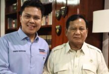 Teropongistana.com Jakarta - Dpr Ri Resmi Menetapkan Revisi Undang-Undang (Ruu) Nomor 34 Tahun 2004 Tentang Tentara Nasional Indonesia (Tni) Menjadi Undang-Undang. Ruu Tni Disahkan Lewat Sidang Paripurna Di Gedung Dpr Ri, Jakarta, Kamis (20/3/2025), Yang Dipimpin Oleh Ketua Dpr Ri Puan Maharani Didampingi Wakil Ketua Dpr Ri, Sufmi Dasco Ahmad, Adies Kadir, Dan Saan Mustopa. Hal Tersebut Di Respon Oleh Mantan Anggota Tkn Prabowo Gibran, David Herson Yang Mengatakan Bahwa Draft Terbaru Revisi Uu Tni Tidak Mengembalikan Dwifungsi Abri. Menurut Dia, Revisi Undang-Undang Nomor 34 Tahun 2004 Itu Tidak Terlalu Mengganggu Desain Politik Yang Dicita-Citakan Reformasi. Menurut Dia, Dalam Draft Terbaru Revisi Uu Tni Tidak Memiliki Indikasi Membuka Peluang-Peluang Seperti Yang Sudah Di Sebarkan Dengan Berita-Berita Hoax Yang Menggiring Opini Tentang Dwifungsi Tni Di Jabatan-Jabatan Sipil. Sebaliknya, Draft Terbaru Revisi Uu Tni Memperjelas Batas-Batas Sejauh Mana Tni Dapat Menempati Jabatan Publik. “Sekarang Ada Penegasan Kembali Bahwa Anggota Tni Yang Mau Masuk Ke Jabatan Sipil Itu Harus Mengundurkan Diri Atau Pensiun Dini,” Kata David. Bahkan Dia Menyayangkan Dengan Beredarnya Narasi Pecah Belah Adu Domba Antara Aparat Dan Sipil Yang Di Goreng Dan Ditunggangi Oleh Beberapa Orang, Tanpa Publik Mengerti Dengan Betul Poin-Poin Ruu Tni Yang Disahkan, Yang Tidak Seperti Berita Hoax Dan Fitnah Yang Disebarkan Oleh Beberapa Orang Dan Berakhir Dengan Demo Kekerasan Yang Melibatkan Aparat Dan Juga Mahasiswa. Ada Tiga Pasal Yang Berubah Dalam Undang-Undang Ini. Antara Lain Pasal 7 Terkait Tugas Dan Fungsi Baru Tni Dalam Operasi Selain Perang (Omsp). Kedua, Pasal 47 Terkait Penempatan Prajurit Aktif Di Jabatan Sipil. Lewat Revisi Tersebut, Kini Ada 16 Instansi Pemerintah Yang Bisa Ditempati Dari Semula 16 Instansi Sipil. Ketiga, Pasal 53 Terkait Perpanjangan Usia Pensiun Tni. Perpanjangan Masa Usia Pensiun Dibagi Menjadi Tiga Klaster Antara Tamtama Dan Bintara, Perwira Menengah, Dan Perwira Tinggi. &Amp;Quot;Ini Dipastikan Tidak Lari Dari Komitmen Supremasi Hukum Dan Supremasi Sipil,&Amp;Quot; Kata David. Perubahan Ini Berkaitan Dengan Aspek-Aspek Pertahanan. Undang-Undang Ini Disahkan Untuk Menentukan Kepastian Hukum Agar Tni Terjaga Profesionalismenya Sebagai Profesional Pertahanan.