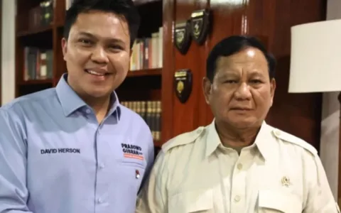 Teropongistana.com Jakarta - DPR RI resmi menetapkan revisi Undang-Undang (RUU) Nomor 34 Tahun 2004 tentang Tentara Nasional Indonesia (TNI) menjadi undang-undang. RUU TNI disahkan lewat sidang paripurna di Gedung DPR RI, Jakarta, Kamis (20/3/2025), yang dipimpin oleh Ketua DPR RI Puan Maharani didampingi Wakil Ketua DPR RI, Sufmi Dasco Ahmad, Adies Kadir, dan Saan Mustopa. Hal tersebut di respon oleh mantan anggota TKN prabowo gibran, David Herson yang mengatakan bahwa draft terbaru revisi UU TNI tidak mengembalikan dwifungsi ABRI. Menurut dia, revisi Undang-undang Nomor 34 Tahun 2004 itu tidak terlalu mengganggu desain politik yang dicita-citakan reformasi. Menurut dia, dalam draft terbaru revisi UU TNI tidak memiliki indikasi membuka peluang-peluang seperti yang sudah di sebarkan dengan berita-berita hoax yang menggiring opini tentang dwifungsi TNI di jabatan-jabatan sipil. Sebaliknya, draft terbaru revisi UU TNI memperjelas batas-batas sejauh mana TNI dapat menempati jabatan publik. “Sekarang ada penegasan kembali bahwa anggota TNI yang mau masuk ke Jabatan Sipil itu harus mengundurkan diri atau pensiun dini,” kata David. Bahkan dia menyayangkan dengan beredarnya narasi pecah belah adu domba antara Aparat dan sipil yang di goreng dan ditunggangi oleh beberapa orang, Tanpa publik mengerti dengan betul poin-poin RUU TNI yang disahkan, yang tidak seperti berita hoax dan fitnah yang disebarkan oleh beberapa orang dan berakhir dengan demo kekerasan yang melibatkan aparat dan juga mahasiswa. ada tiga pasal yang berubah dalam undang-undang ini. Antara lain Pasal 7 terkait tugas dan fungsi baru TNI dalam operasi selain perang (OMSP). Kedua, Pasal 47 terkait penempatan prajurit aktif di jabatan sipil. Lewat revisi tersebut, kini ada 16 instansi pemerintah yang bisa ditempati dari semula 16 instansi sipil. Ketiga, Pasal 53 terkait perpanjangan usia pensiun TNI. Perpanjangan masa usia pensiun dibagi menjadi tiga klaster antara tamtama dan bintara, perwira menengah, dan perwira tinggi. "Ini dipastikan tidak lari dari komitmen supremasi hukum dan supremasi sipil," kata david. perubahan ini berkaitan dengan aspek-aspek pertahanan. Undang-undang ini disahkan untuk menentukan kepastian hukum agar TNI terjaga profesionalismenya sebagai profesional pertahanan.