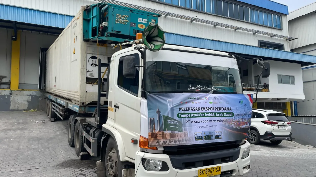 PT Azaki Food Internasional Melepas Ekspor Perdana Tempe ke Arab Saudi, Negara Tujuan Ekspor ke-10 Teropongistana.com Jakarta – PT Azaki Food Internasional secara resmi melepas ekspor perdana Tempe Azaki ke Arab Saudi, menandai langkah penting dalam perluasan pasar globalnya, 22 Maret 2025. Pengiriman sebanyak 1 kontainer dengan total volume 17,2 ton ini merupakan tindak lanjut dari Nota Kesepahaman (MoU) yang telah ditandatangani seminggu sebelumnya antara PT Azaki Food Internasional dan Tamaiz Asia Trading, perusahaan distribusi asal Arab Saudi. Acara penandatanganan MoU turut dihadiri oleh pejabat Kementerian Perdagangan Republik Indonesia, di antaranya Direktur Jenderal Pengembangan Ekspor Nasional, Fajarini Puntodewi, serta Kepala ITPC Jeddah, Bagas Haryotejo. Ekspor perdana ke Arab Saudi ini sekaligus menjadikan negara tersebut sebagai tujuan ekspor ke-10 bagi Tempe Azaki, membuktikan semakin besarnya permintaan global terhadap produk pangan berbasis tempe. Dalam pengiriman kali ini, PT Azaki Food Internasional menghadirkan dua varian produk, yaitu Tempe Original dan Tempe Turmeric, yang ditargetkan untuk memenuhi kebutuhan pasar Arab Saudi, terutama perusahaan katering yang melayani jemaah haji dan umrah serta sektor ritel. Direktur Utama PT Azaki Food Internasional menegaskan bahwa ekspor perdana ke Jeddah ini merupakan langkah strategis untuk memperkuat posisi tempe sebagai produk pangan bernutrisi tinggi di pasar Timur Tengah. “Kami sangat bangga bisa membawa Tempe Azaki ke Arab Saudi, yang juga menjadi negara tujuan ekspor ke-10 bagi kami. Ini adalah bentuk komitmen kami untuk menjadikan tempe sebagai makanan global yang dikenal luas di berbagai negara. Kami optimis bahwa pasar Timur Tengah akan menyambut baik produk kami, terutama karena nilai gizi dan kehalalannya yang sesuai dengan kebutuhan konsumen di sana,” ujarnya. Kerja sama dengan Tamaiz Asia Trading diharapkan dapat menjadi pintu masuk bagi Tempe Azaki di Arab Saudi serta membuka peluang ekspansi ke negara-negara Timur Tengah lainnya. PT Azaki Food Internasional terus berkomitmen untuk meningkatkan standar kualitas dan memastikan produk tempe Indonesia semakin dikenal di pasar global. Tentang PT Azaki Food Internasional PT Azaki Food Internasional adalah perusahaan produsen tempe berkualitas tinggi yang berkomitmen untuk membawa tempe ke pasar internasional dengan standar produksi modern dan higienis. Dengan visi “Menjadikan Tempe sebagai Makanan Sehat bagi Dunia,” perusahaan ini terus berinovasi dan memperluas jaringan distribusi global. Hingga saat ini, Tempe Azaki telah berhasil diekspor ke 10 negara, termasuk Arab Saudi, sebagai bagian dari upaya memperkenalkan tempe ke pasar internasional.