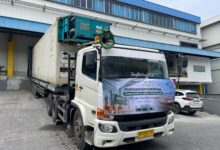 Pt Azaki Food Internasional Melepas Ekspor Perdana Tempe Ke Arab Saudi, Negara Tujuan Ekspor Ke-10 Teropongistana.com Jakarta – Pt Azaki Food Internasional Secara Resmi Melepas Ekspor Perdana Tempe Azaki Ke Arab Saudi, Menandai Langkah Penting Dalam Perluasan Pasar Globalnya, 22 Maret 2025. Pengiriman Sebanyak 1 Kontainer Dengan Total Volume 17,2 Ton Ini Merupakan Tindak Lanjut Dari Nota Kesepahaman (Mou) Yang Telah Ditandatangani Seminggu Sebelumnya Antara Pt Azaki Food Internasional Dan Tamaiz Asia Trading, Perusahaan Distribusi Asal Arab Saudi. Acara Penandatanganan Mou Turut Dihadiri Oleh Pejabat Kementerian Perdagangan Republik Indonesia, Di Antaranya Direktur Jenderal Pengembangan Ekspor Nasional, Fajarini Puntodewi, Serta Kepala Itpc Jeddah, Bagas Haryotejo. Ekspor Perdana Ke Arab Saudi Ini Sekaligus Menjadikan Negara Tersebut Sebagai Tujuan Ekspor Ke-10 Bagi Tempe Azaki, Membuktikan Semakin Besarnya Permintaan Global Terhadap Produk Pangan Berbasis Tempe. Dalam Pengiriman Kali Ini, Pt Azaki Food Internasional Menghadirkan Dua Varian Produk, Yaitu Tempe Original Dan Tempe Turmeric, Yang Ditargetkan Untuk Memenuhi Kebutuhan Pasar Arab Saudi, Terutama Perusahaan Katering Yang Melayani Jemaah Haji Dan Umrah Serta Sektor Ritel. Direktur Utama Pt Azaki Food Internasional Menegaskan Bahwa Ekspor Perdana Ke Jeddah Ini Merupakan Langkah Strategis Untuk Memperkuat Posisi Tempe Sebagai Produk Pangan Bernutrisi Tinggi Di Pasar Timur Tengah. “Kami Sangat Bangga Bisa Membawa Tempe Azaki Ke Arab Saudi, Yang Juga Menjadi Negara Tujuan Ekspor Ke-10 Bagi Kami. Ini Adalah Bentuk Komitmen Kami Untuk Menjadikan Tempe Sebagai Makanan Global Yang Dikenal Luas Di Berbagai Negara. Kami Optimis Bahwa Pasar Timur Tengah Akan Menyambut Baik Produk Kami, Terutama Karena Nilai Gizi Dan Kehalalannya Yang Sesuai Dengan Kebutuhan Konsumen Di Sana,” Ujarnya. Kerja Sama Dengan Tamaiz Asia Trading Diharapkan Dapat Menjadi Pintu Masuk Bagi Tempe Azaki Di Arab Saudi Serta Membuka Peluang Ekspansi Ke Negara-Negara Timur Tengah Lainnya. Pt Azaki Food Internasional Terus Berkomitmen Untuk Meningkatkan Standar Kualitas Dan Memastikan Produk Tempe Indonesia Semakin Dikenal Di Pasar Global. Tentang Pt Azaki Food Internasional Pt Azaki Food Internasional Adalah Perusahaan Produsen Tempe Berkualitas Tinggi Yang Berkomitmen Untuk Membawa Tempe Ke Pasar Internasional Dengan Standar Produksi Modern Dan Higienis. Dengan Visi “Menjadikan Tempe Sebagai Makanan Sehat Bagi Dunia,” Perusahaan Ini Terus Berinovasi Dan Memperluas Jaringan Distribusi Global. Hingga Saat Ini, Tempe Azaki Telah Berhasil Diekspor Ke 10 Negara, Termasuk Arab Saudi, Sebagai Bagian Dari Upaya Memperkenalkan Tempe Ke Pasar Internasional.