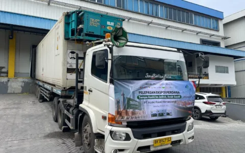 PT Azaki Food Internasional Melepas Ekspor Perdana Tempe ke Arab Saudi, Negara Tujuan Ekspor ke-10 Teropongistana.com Jakarta – PT Azaki Food Internasional secara resmi melepas ekspor perdana Tempe Azaki ke Arab Saudi, menandai langkah penting dalam perluasan pasar globalnya, 22 Maret 2025. Pengiriman sebanyak 1 kontainer dengan total volume 17,2 ton ini merupakan tindak lanjut dari Nota Kesepahaman (MoU) yang telah ditandatangani seminggu sebelumnya antara PT Azaki Food Internasional dan Tamaiz Asia Trading, perusahaan distribusi asal Arab Saudi. Acara penandatanganan MoU turut dihadiri oleh pejabat Kementerian Perdagangan Republik Indonesia, di antaranya Direktur Jenderal Pengembangan Ekspor Nasional, Fajarini Puntodewi, serta Kepala ITPC Jeddah, Bagas Haryotejo. Ekspor perdana ke Arab Saudi ini sekaligus menjadikan negara tersebut sebagai tujuan ekspor ke-10 bagi Tempe Azaki, membuktikan semakin besarnya permintaan global terhadap produk pangan berbasis tempe. Dalam pengiriman kali ini, PT Azaki Food Internasional menghadirkan dua varian produk, yaitu Tempe Original dan Tempe Turmeric, yang ditargetkan untuk memenuhi kebutuhan pasar Arab Saudi, terutama perusahaan katering yang melayani jemaah haji dan umrah serta sektor ritel. Direktur Utama PT Azaki Food Internasional menegaskan bahwa ekspor perdana ke Jeddah ini merupakan langkah strategis untuk memperkuat posisi tempe sebagai produk pangan bernutrisi tinggi di pasar Timur Tengah. “Kami sangat bangga bisa membawa Tempe Azaki ke Arab Saudi, yang juga menjadi negara tujuan ekspor ke-10 bagi kami. Ini adalah bentuk komitmen kami untuk menjadikan tempe sebagai makanan global yang dikenal luas di berbagai negara. Kami optimis bahwa pasar Timur Tengah akan menyambut baik produk kami, terutama karena nilai gizi dan kehalalannya yang sesuai dengan kebutuhan konsumen di sana,” ujarnya. Kerja sama dengan Tamaiz Asia Trading diharapkan dapat menjadi pintu masuk bagi Tempe Azaki di Arab Saudi serta membuka peluang ekspansi ke negara-negara Timur Tengah lainnya. PT Azaki Food Internasional terus berkomitmen untuk meningkatkan standar kualitas dan memastikan produk tempe Indonesia semakin dikenal di pasar global. Tentang PT Azaki Food Internasional PT Azaki Food Internasional adalah perusahaan produsen tempe berkualitas tinggi yang berkomitmen untuk membawa tempe ke pasar internasional dengan standar produksi modern dan higienis. Dengan visi “Menjadikan Tempe sebagai Makanan Sehat bagi Dunia,” perusahaan ini terus berinovasi dan memperluas jaringan distribusi global. Hingga saat ini, Tempe Azaki telah berhasil diekspor ke 10 negara, termasuk Arab Saudi, sebagai bagian dari upaya memperkenalkan tempe ke pasar internasional.