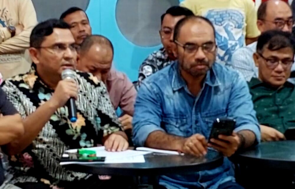 Pijar 98: Teror Kepala Babi Operasi False Flag Untuk Jatuhkan Prabowo Teropongistana.com Jakarta - Situasi Politik Indonesia Akhir-Akhir Ini Memanas Sehubungan Dengan Pembahasan Dan Pengesahan Ruu Tni. Dimotori Oleh Beberapa Organisasi Masyarakat Sipil Melakukan Penolakan Terhadap Ruu Tni, Situasi Kemudian Bergulir Dengan Aksi Demonstrasi Mahasiswa Di Beberapa Tempat. Dalam Situasi Panas Tersebut, Ada Peristiwa Yang Menghentak Publik Yaitu Teror Kepada Majalah Tempo. Teror Diawali Dengan Pengiriman Kepala Babi Yang Sudah Terpotong Telinganya, Berlanjut Dengan Pengiriman Bangkai Tikus Tak Berkepala. Dalam Rilis Kepada Media, Aktivis Reformasi 1998 Sulaiman Haikal Menilai Teror Terhadap Majalah Tempo Tidak Mungkin Terjadi Dengan Mudah Dan Dilakukan Secara Amatiran. Teror Kepada Majalah Tempo Pasti Dilakukan Oleh Suatu Kelompok Profesional Dengan Bayaran Tinggi, Mengingat Resiko Yang Juga Tinggi Ketika Melakukan Teror Terhadap Media Sekelas Grup Tempo. “Perbuatan Teror Ini Pastinya Didorong Oleh Tindakan Nekad Yang Luar Biasa. Kenekadan Semacam Ini Bisa Muncul Ketika Sebuah Entitas Yang Selama Ini Menikmati Berbagai Previlage Mulai Terancam Eksistensinya Akibat Koreksi Yang Dilakukan Pemerintah” Tegas Sulaiman Haikal Ketua Pusat Informasi Dan Jaringan Aksi Reformasi 1998 (Pijar 98). Haikal Menjelaskan, Tindakan Tegas Pemerintah Itu Bisa Ditelusuri Ke Belakang Yaitu Pemberantasan Korupsi Dan Kartel Migas Yang Selama Ini Menikmat Keuntungan Kotor Dan Merugikan Negara Melalui Praktek Mark Up, Dan Merugikan Rakyat Melalui Pengoplosan Minyak. Besar Kerugian Yang Diderita Negara Dan Rakyat Indonesia Ditengarai Hingga Ratusan Bahkan Tembus Seribu Trilyun Rupiah. “Nah, Mereka Dengan Kekuatan Finansialnya Melakukan Pembalasan Kepada Pemerintahan Prabowo Melalui Tindakan-Tindakan Subversif Berupa Operasi False Flag Teror Kepada Majalah Tempo. Operasi Ini Bertujuan Ingin Membuat Kesan Di Masyarakat Seakan-Akan Teror Itu Dilakukan Oleh Pemerintah, Lebih Spesifik Pak Prabowo. Seolah Pemerintahan Prabowo Anti Kritik Dan Berwatak Militeristik” Analisa Haikal. Target Teror Pun Dipilih Majalah Tempo Yang Selama Ini Kritis Kepada Pemerintah. “Dan Jangan Lupa, Majalah Tempo Juga Sering Menurunkan Laporan Investigasi Mengenai Praktek Kartel Oligarki Minyak Ini. Jadi Operasi Teror Ini Membidik Dua Target Sekaligus, Majalah Tempo Dan Prabowo Yang Sudah Merugikan Bisnis Kotor Mereka”. Tujuan Dari Operasi Teror Ini Tentu Saja Ingin Menjatuhkan Citra Pemerintahan Prabowo. Dalam Situasi Demo-Demo Mahasiswa Yang Marak Akhir-Akhir Ini, Tindakan Teror Kepala Babi Ini Mendompleng Situasi, Seolah Menyiram Bensin Agar Tercipta Eskalasi Di Luar Kendali Hingga Bisa Menjatuhkan Pemerintahan Prabowo, Tutup Haikal.