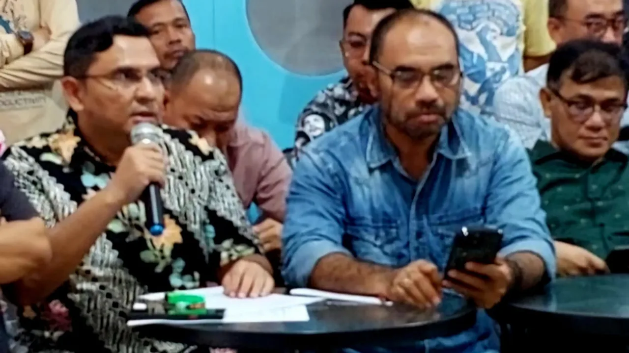 PIJAR 98: Teror Kepala Babi Operasi False Flag untuk Jatuhkan Prabowo Teropongistana.com Jakarta - Situasi politik Indonesia akhir-akhir ini memanas sehubungan dengan pembahasan dan pengesahan RUU TNI. Dimotori oleh beberapa organisasi masyarakat sipil melakukan penolakan terhadap RUU TNI, situasi kemudian bergulir dengan aksi demonstrasi mahasiswa di beberapa tempat. Dalam situasi panas tersebut, ada peristiwa yang menghentak publik yaitu teror kepada majalah Tempo. Teror diawali dengan pengiriman kepala babi yang sudah terpotong telinganya, berlanjut dengan pengiriman bangkai tikus tak berkepala. Dalam rilis kepada media, aktivis reformasi 1998 Sulaiman Haikal menilai teror terhadap majalah Tempo tidak mungkin terjadi dengan mudah dan dilakukan secara amatiran. Teror kepada majalah Tempo pasti dilakukan oleh suatu kelompok profesional dengan bayaran tinggi, mengingat resiko yang juga tinggi ketika melakukan teror terhadap media sekelas grup Tempo. “Perbuatan teror ini pastinya didorong oleh tindakan nekad yang luar biasa. Kenekadan semacam ini bisa muncul ketika sebuah entitas yang selama ini menikmati berbagai previlage mulai terancam eksistensinya akibat koreksi yang dilakukan pemerintah” tegas Sulaiman Haikal Ketua Pusat Informasi dan Jaringan Aksi Reformasi 1998 (PIJAR 98). Haikal menjelaskan, tindakan tegas pemerintah itu bisa ditelusuri ke belakang yaitu pemberantasan korupsi dan kartel migas yang selama ini menikmat keuntungan kotor dan merugikan negara melalui praktek mark up, dan merugikan rakyat melalui pengoplosan minyak. Besar kerugian yang diderita negara dan rakyat Indonesia ditengarai hingga ratusan bahkan tembus seribu trilyun rupiah. “Nah, mereka dengan kekuatan finansialnya melakukan pembalasan kepada pemerintahan Prabowo melalui tindakan-tindakan subversif berupa operasi false flag teror kepada majalah Tempo. Operasi ini bertujuan ingin membuat kesan di masyarakat seakan-akan teror itu dilakukan oleh pemerintah, lebih spesifik Pak Prabowo. Seolah pemerintahan Prabowo anti kritik dan berwatak militeristik” analisa Haikal. Target teror pun dipilih majalah Tempo yang selama ini kritis kepada pemerintah. “Dan jangan lupa, majalah Tempo juga sering menurunkan laporan investigasi mengenai praktek kartel oligarki minyak ini. Jadi operasi teror ini membidik dua target sekaligus, majalah Tempo dan Prabowo yang sudah merugikan bisnis kotor mereka”. Tujuan dari operasi teror ini tentu saja ingin menjatuhkan citra pemerintahan Prabowo. Dalam situasi demo-demo mahasiswa yang marak akhir-akhir ini, tindakan teror kepala babi ini mendompleng situasi, seolah menyiram bensin agar tercipta eskalasi di luar kendali hingga bisa menjatuhkan pemerintahan Prabowo, tutup Haikal.