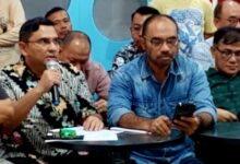 Pijar 98: Teror Kepala Babi Operasi False Flag Untuk Jatuhkan Prabowo Teropongistana.com Jakarta - Situasi Politik Indonesia Akhir-Akhir Ini Memanas Sehubungan Dengan Pembahasan Dan Pengesahan Ruu Tni. Dimotori Oleh Beberapa Organisasi Masyarakat Sipil Melakukan Penolakan Terhadap Ruu Tni, Situasi Kemudian Bergulir Dengan Aksi Demonstrasi Mahasiswa Di Beberapa Tempat. Dalam Situasi Panas Tersebut, Ada Peristiwa Yang Menghentak Publik Yaitu Teror Kepada Majalah Tempo. Teror Diawali Dengan Pengiriman Kepala Babi Yang Sudah Terpotong Telinganya, Berlanjut Dengan Pengiriman Bangkai Tikus Tak Berkepala. Dalam Rilis Kepada Media, Aktivis Reformasi 1998 Sulaiman Haikal Menilai Teror Terhadap Majalah Tempo Tidak Mungkin Terjadi Dengan Mudah Dan Dilakukan Secara Amatiran. Teror Kepada Majalah Tempo Pasti Dilakukan Oleh Suatu Kelompok Profesional Dengan Bayaran Tinggi, Mengingat Resiko Yang Juga Tinggi Ketika Melakukan Teror Terhadap Media Sekelas Grup Tempo. “Perbuatan Teror Ini Pastinya Didorong Oleh Tindakan Nekad Yang Luar Biasa. Kenekadan Semacam Ini Bisa Muncul Ketika Sebuah Entitas Yang Selama Ini Menikmati Berbagai Previlage Mulai Terancam Eksistensinya Akibat Koreksi Yang Dilakukan Pemerintah” Tegas Sulaiman Haikal Ketua Pusat Informasi Dan Jaringan Aksi Reformasi 1998 (Pijar 98). Haikal Menjelaskan, Tindakan Tegas Pemerintah Itu Bisa Ditelusuri Ke Belakang Yaitu Pemberantasan Korupsi Dan Kartel Migas Yang Selama Ini Menikmat Keuntungan Kotor Dan Merugikan Negara Melalui Praktek Mark Up, Dan Merugikan Rakyat Melalui Pengoplosan Minyak. Besar Kerugian Yang Diderita Negara Dan Rakyat Indonesia Ditengarai Hingga Ratusan Bahkan Tembus Seribu Trilyun Rupiah. “Nah, Mereka Dengan Kekuatan Finansialnya Melakukan Pembalasan Kepada Pemerintahan Prabowo Melalui Tindakan-Tindakan Subversif Berupa Operasi False Flag Teror Kepada Majalah Tempo. Operasi Ini Bertujuan Ingin Membuat Kesan Di Masyarakat Seakan-Akan Teror Itu Dilakukan Oleh Pemerintah, Lebih Spesifik Pak Prabowo. Seolah Pemerintahan Prabowo Anti Kritik Dan Berwatak Militeristik” Analisa Haikal. Target Teror Pun Dipilih Majalah Tempo Yang Selama Ini Kritis Kepada Pemerintah. “Dan Jangan Lupa, Majalah Tempo Juga Sering Menurunkan Laporan Investigasi Mengenai Praktek Kartel Oligarki Minyak Ini. Jadi Operasi Teror Ini Membidik Dua Target Sekaligus, Majalah Tempo Dan Prabowo Yang Sudah Merugikan Bisnis Kotor Mereka”. Tujuan Dari Operasi Teror Ini Tentu Saja Ingin Menjatuhkan Citra Pemerintahan Prabowo. Dalam Situasi Demo-Demo Mahasiswa Yang Marak Akhir-Akhir Ini, Tindakan Teror Kepala Babi Ini Mendompleng Situasi, Seolah Menyiram Bensin Agar Tercipta Eskalasi Di Luar Kendali Hingga Bisa Menjatuhkan Pemerintahan Prabowo, Tutup Haikal.
