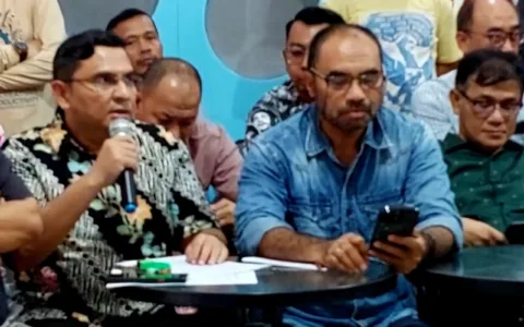 PIJAR 98: Teror Kepala Babi Operasi False Flag untuk Jatuhkan Prabowo Teropongistana.com Jakarta - Situasi politik Indonesia akhir-akhir ini memanas sehubungan dengan pembahasan dan pengesahan RUU TNI. Dimotori oleh beberapa organisasi masyarakat sipil melakukan penolakan terhadap RUU TNI, situasi kemudian bergulir dengan aksi demonstrasi mahasiswa di beberapa tempat. Dalam situasi panas tersebut, ada peristiwa yang menghentak publik yaitu teror kepada majalah Tempo. Teror diawali dengan pengiriman kepala babi yang sudah terpotong telinganya, berlanjut dengan pengiriman bangkai tikus tak berkepala. Dalam rilis kepada media, aktivis reformasi 1998 Sulaiman Haikal menilai teror terhadap majalah Tempo tidak mungkin terjadi dengan mudah dan dilakukan secara amatiran. Teror kepada majalah Tempo pasti dilakukan oleh suatu kelompok profesional dengan bayaran tinggi, mengingat resiko yang juga tinggi ketika melakukan teror terhadap media sekelas grup Tempo. “Perbuatan teror ini pastinya didorong oleh tindakan nekad yang luar biasa. Kenekadan semacam ini bisa muncul ketika sebuah entitas yang selama ini menikmati berbagai previlage mulai terancam eksistensinya akibat koreksi yang dilakukan pemerintah” tegas Sulaiman Haikal Ketua Pusat Informasi dan Jaringan Aksi Reformasi 1998 (PIJAR 98). Haikal menjelaskan, tindakan tegas pemerintah itu bisa ditelusuri ke belakang yaitu pemberantasan korupsi dan kartel migas yang selama ini menikmat keuntungan kotor dan merugikan negara melalui praktek mark up, dan merugikan rakyat melalui pengoplosan minyak. Besar kerugian yang diderita negara dan rakyat Indonesia ditengarai hingga ratusan bahkan tembus seribu trilyun rupiah. “Nah, mereka dengan kekuatan finansialnya melakukan pembalasan kepada pemerintahan Prabowo melalui tindakan-tindakan subversif berupa operasi false flag teror kepada majalah Tempo. Operasi ini bertujuan ingin membuat kesan di masyarakat seakan-akan teror itu dilakukan oleh pemerintah, lebih spesifik Pak Prabowo. Seolah pemerintahan Prabowo anti kritik dan berwatak militeristik” analisa Haikal. Target teror pun dipilih majalah Tempo yang selama ini kritis kepada pemerintah. “Dan jangan lupa, majalah Tempo juga sering menurunkan laporan investigasi mengenai praktek kartel oligarki minyak ini. Jadi operasi teror ini membidik dua target sekaligus, majalah Tempo dan Prabowo yang sudah merugikan bisnis kotor mereka”. Tujuan dari operasi teror ini tentu saja ingin menjatuhkan citra pemerintahan Prabowo. Dalam situasi demo-demo mahasiswa yang marak akhir-akhir ini, tindakan teror kepala babi ini mendompleng situasi, seolah menyiram bensin agar tercipta eskalasi di luar kendali hingga bisa menjatuhkan pemerintahan Prabowo, tutup Haikal.