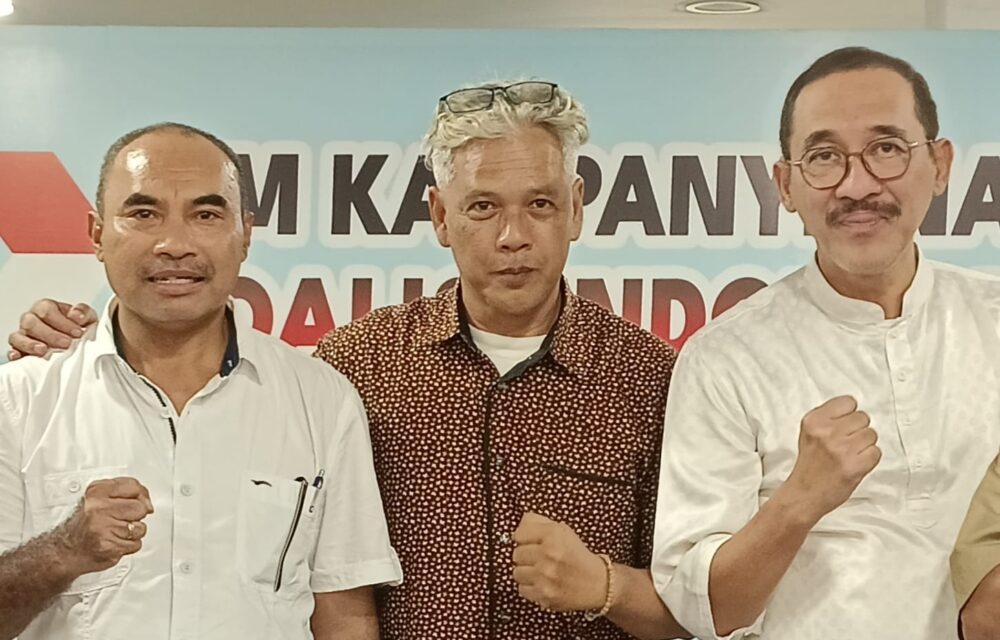 Revitriyoso Husodo: Manuver Kepala Babi Gagal Total, Rakyat Semakin Percaya Pemerintah Teropongistana.com Jakarta - Medan Pertempuran Politik Praktis Nasional Saat Ini Dinodai Manuver Tidak Simpatik Oleh Pihak-Pihak Yang Dirugikan Jika Kepercayaan Masyarakat Terhadap Pemerintahan Prabowo-Gibran Semakin Meningkat. Revitriyoso Husodo, Aktivis 80An Dan 90An Yang Juga Seorang Seniman Menyatakan Bahwa Dengan Mengirimkan Seonggok Kepala Babi Disusul Bangkai Tikus Kepada Awak Media Tempo Ternyata Tidak Termakan Mentah-Mentah Oleh Masyarakat Yang Semakin Cerdas Dalam Membaca Gerak Politik Di Tanah Air. &Quot;Buktinya, Masyarakat Tidak Menaruh Kecurigaan Bahwa Pihak Pemerintah Yang Melakukan Hal Tersebut. Sebaliknya, Masyarakat Semakin Geram Dengan Cara2 Menjijikkan Kepada Siapapun Yang Melakukannya Apalagi Di Bulan Suci Ramadhan Yang Penuh Berkah Ini&Quot;, Ujar Revi. Menurutnya, Dengan Kejadian Ini Pihak Yang Dirugikan Adalah Pemerintah Yang Selalu Menjaga Kondusifitas Situasi Sosial Ekonomi Politik Dikarenakan Sedang Menumpahkan Energi Untuk Memerangi Korupsi Dan Mafia Industri Ekstraktif Nasional Di Tengah Krisis Geoekonomi Dunia. &Quot;Kemungkinan Terbesar Pihak-Pihak Yang Mencoba Mendapat Keuntungan Dari Kegaduhan Ini Adalah Jaringan Oknum Pelaku Yang Sedang Dirugikan Dan Terancam Terbongkar Praktek Mega Korupsi Dan Jaringan Perampokannya, Namun Upaya Mereka Gatot Alias Gagal Total.&Quot; Pungkasnya.
