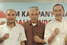 Revitriyoso Husodo: Manuver Kepala Babi Gagal Total, Rakyat Semakin Percaya Pemerintah Teropongistana.com Jakarta - Medan Pertempuran Politik Praktis Nasional Saat Ini Dinodai Manuver Tidak Simpatik Oleh Pihak-Pihak Yang Dirugikan Jika Kepercayaan Masyarakat Terhadap Pemerintahan Prabowo-Gibran Semakin Meningkat. Revitriyoso Husodo, Aktivis 80An Dan 90An Yang Juga Seorang Seniman Menyatakan Bahwa Dengan Mengirimkan Seonggok Kepala Babi Disusul Bangkai Tikus Kepada Awak Media Tempo Ternyata Tidak Termakan Mentah-Mentah Oleh Masyarakat Yang Semakin Cerdas Dalam Membaca Gerak Politik Di Tanah Air. &Quot;Buktinya, Masyarakat Tidak Menaruh Kecurigaan Bahwa Pihak Pemerintah Yang Melakukan Hal Tersebut. Sebaliknya, Masyarakat Semakin Geram Dengan Cara2 Menjijikkan Kepada Siapapun Yang Melakukannya Apalagi Di Bulan Suci Ramadhan Yang Penuh Berkah Ini&Quot;, Ujar Revi. Menurutnya, Dengan Kejadian Ini Pihak Yang Dirugikan Adalah Pemerintah Yang Selalu Menjaga Kondusifitas Situasi Sosial Ekonomi Politik Dikarenakan Sedang Menumpahkan Energi Untuk Memerangi Korupsi Dan Mafia Industri Ekstraktif Nasional Di Tengah Krisis Geoekonomi Dunia. &Quot;Kemungkinan Terbesar Pihak-Pihak Yang Mencoba Mendapat Keuntungan Dari Kegaduhan Ini Adalah Jaringan Oknum Pelaku Yang Sedang Dirugikan Dan Terancam Terbongkar Praktek Mega Korupsi Dan Jaringan Perampokannya, Namun Upaya Mereka Gatot Alias Gagal Total.&Quot; Pungkasnya.
