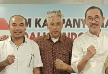 Revitriyoso Husodo: Manuver Kepala Babi Gagal Total, Rakyat Semakin Percaya Pemerintah Teropongistana.com Jakarta - Medan pertempuran politik praktis nasional saat ini dinodai manuver tidak simpatik oleh pihak-pihak yang dirugikan jika kepercayaan masyarakat terhadap Pemerintahan Prabowo-Gibran semakin meningkat. Revitriyoso Husodo, aktivis 80an dan 90an yang juga seorang seniman menyatakan bahwa dengan mengirimkan seonggok kepala babi disusul bangkai tikus kepada awak media Tempo ternyata tidak termakan mentah-mentah oleh masyarakat yang semakin cerdas dalam membaca gerak politik di tanah air. "Buktinya, masyarakat tidak menaruh kecurigaan bahwa pihak Pemerintah yang melakukan hal tersebut. Sebaliknya, masyarakat semakin geram dengan cara2 menjijikkan kepada siapapun yang melakukannya apalagi di bulan suci Ramadhan yang penuh berkah ini", ujar Revi. Menurutnya, dengan kejadian ini pihak yang dirugikan adalah Pemerintah yang selalu menjaga kondusifitas situasi sosial ekonomi politik dikarenakan sedang menumpahkan energi untuk memerangi korupsi dan mafia industri ekstraktif nasional di tengah krisis geoekonomi dunia. "Kemungkinan terbesar pihak-pihak yang mencoba mendapat keuntungan dari kegaduhan ini adalah jaringan oknum pelaku yang sedang dirugikan dan terancam terbongkar praktek mega korupsi dan jaringan perampokannya, namun upaya mereka gatot alias gagal total." Pungkasnya.