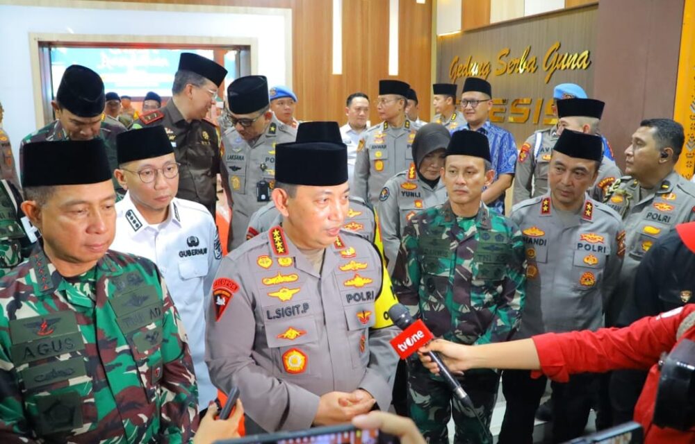 Kapolri Dan Panglima Tni Hadiri Safari Ramadhan Di Polda Lampung Teropongistana.com Lampung - Kapolri Jenderal Listyo Sigit Prabowo Dan Panglima Tni Jenderal Agus Subiyanto Menghadiri Acara Safari Ramadhan Di Polda Lampung, Rabu (26/3/2025). Kapolri Dan Panglima Bersilaturahmi Dengan Seluruh Ulama, Tokoh Agama, Tokoh Masyarakat Hingga Unsur Forkopimda Dalam Kegiatan Tersebut. Dalam Kesempatan Itu Diserahkan Juga Santunan Dari Kapolri Kepada Anak Yatim-Piatu. Terkait Kegiatan Safari Ramadhan, Sigit Sebelumnya Menuturkan Bahwa, Acara Ini Merupakan Ajang Untuk Terus Menjalin Silaturahmi Dan Semakin Menguatkan Sinergisitas Antara Tni, Polri, Ulama, Tokoh Agama, Tokoh Masyarakat Dan Seluruh Unsur Elemen Lainnya. Selain Itu, Kata Sigit, Kegiatan Ini Juga Bersamaan Dengan Momentum Bulan Suci Ramadhan Serta Menyambut Hari Raya Idul Fitri Atau Lebaran. Dengan Terwujudnya Sinergisitas, Sigit Menyebut, Akan Menciptakan Situasi Kamtibmas Yang Aman, Lancar Dan Damai. &Quot;Kita Harapkan Dengan Sinergisitas Yang Ada Kegiatan Semua Berjalan Aman, Lancar Dan Tertib Demikian Pula Dengan Sinergitas Yang Ada Kita Harapkan Stabilitas Kamtibmas Politik, Keamanan Tetap Terjaga,&Quot; Ujar Sigit. Tentunya, Dikatakan Sigit, Hal Ini Bisa Mendorong Terwujudnya Program Pemerintah, Dalam Hal Ini Asta Cita. Dan Juga Program Yang Dihubungkan Antara Pusat Dan Daerah Untuk Kepentingan Dan Kesejahteraan Masyarakat. &Quot;Mudah-Mudahan Kegiatan Ini Bisa Terjaga Dan Berlanjut Untuk Kebaikan Bagi Kita Semua Khususnya Masyarakat Dan Terus Mendukung Kami Untuk Bisa Menjaga Stabilitas Kamtibmas Dan Tentunya Ini Yang Menjadi Harapan Kita Semua,&Quot; Tutup Sigit.